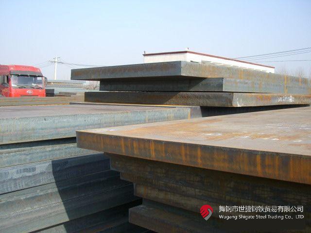 “这是我们研发的又一个国内首发产品——174mm的高端特厚铬钼钢板，一共11块，将替代进口，独家应用于江苏某重点技改项目核心装置——氨合成反应器的制造！”9月5日，在河钢集团舞钢公司产线上，看着一批钢板即将装车发往客户，科技部研发人员李某某一脸自豪。  该产品的各项要求在此类钢板中堪称“史上最严”。由于该项目中的氨合成反应器需要在高温、高压及氢腐蚀等极端条件下使用，对所需钢铁材料有着极为严苛的要求，对该类钢板的生产研发来说堪称“史上最严”。舞钢公司在客户项目设计的前期，就积极充分发挥技术优势，结合针对该项目所量身打造的科研攻关团队，与用户深入对接，为其设计满足该项目个性化需求的高端特厚钢板。在研发过程中，针对钢板的模拟焊后热处理工艺温度及检验技术难度在该厚度范围为行业最严、居国际领先水平的客观实际，舞钢公司加大技术创新力度，创新设计轧制、热处理工艺，一举攻克了高温长时模拟焊后特厚钢板全厚度界面低温冲击功参数较差的行业共性技术难题，并全流程严格把控工艺技术质量管理，最终打造出探伤合格率和性能合格率均为100%且极具舞钢特色的高端特厚铬钼钢板，产品各项技术指标处于国际领先水平，赢得了客户称赞。