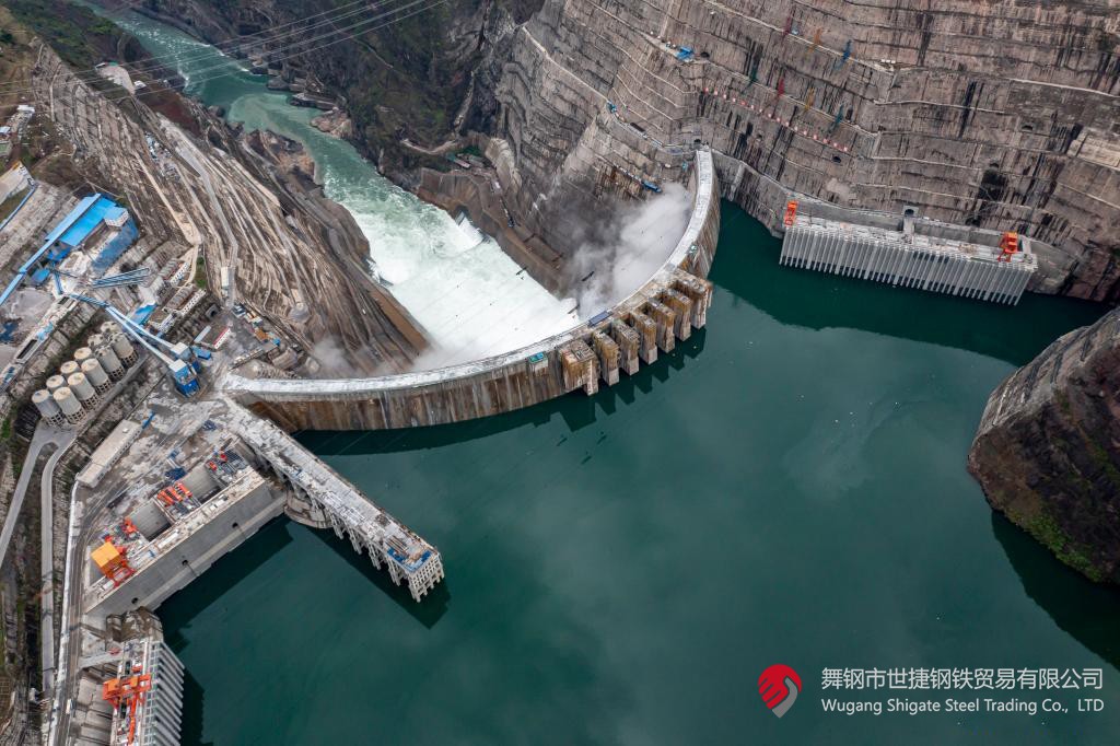 10月24日下午，白鹤滩水电站右岸地下厂房最后一仓封顶混凝土浇筑完成，标志着世界在建最大水电站地下厂房全线封顶。在该工程建设中，河钢集团舞钢公司累计生产供应Q500、Q345C/B、SX780等数个新品种钢板4500吨，主要用于水电站水轮机座环、发电机顶盖、控制环、压力钢管制造，大大加速了大型发电机组用钢国产化进程。    据介绍，白鹤滩水电站位于四川省凉山州和云南省昭通市交界处，是世界在建规模最大的水电工程，装机总容量1600万千瓦，其左右岸地下厂房内分别布置8台具有完全自主知识产权的单机容量达100万千瓦的水轮发电机组，单机容量位居世界第一。10月24日下午，白鹤滩水电站成功蓄水至825米高程，首次达到正常水位，大坝将接受高水位全面检验。    该工程的规模天然决定了其施工难度极高，复杂的地形地质条件和技术指标等因素也给施工带来了巨大挑战。因此在电站建设材料及关键部位用钢的选择上，客户慎之又慎，对焊接性能、韧性、强度等均有着极为严苛的技术要求。舞钢公司凭借强大的质量品牌优势和雄厚的技术实力成功中标——数百吨“舞钢牌”高技术含量的大厚度高级别水电钢板用于制造世界单机容量最大的巨型水轮发电机组的座环。    随后，舞钢公司为白鹤滩水电站定制研发265mm厚的SXQ500D-Z35钢板，并进一步制作加工件。公司科技部高强钢研究所针对该钢的生产重点和难点，提前制定措施，并在冶炼、制坯等关键环节派人进行跟踪、协调。在科技、设备、生产人员的共同努力下，该批钢板最终顺利生产完毕。钢板及试样经公司、客户和第三方检验机构检验合格后，在三和盛机建公司完成切割深加工。    交付客户后，该钢凭着焊接性能好、力学结构良好、低温冲击韧性强等优点，承受住了巨大的水压力和冲击负荷，再次赢得设备制造方的高度评价。（舞钢市委宣传部 杨德坤 张培军）
