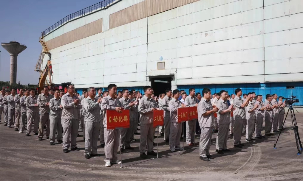 8月11日上午，舞钢公司460mm厚板连铸机项目开工仪式举行。舞钢公司党委书记、董事长吝章国，舞钢市委常委、宣传部部长、副市长郭爱珍，中冶京诚炼钢工程技术所总经理安邦，中冶集团首席专家陈卫强，武钢绿城副总经理冀广超，大河环科党委副书记、总经理刘永刚等出席开工仪式。据了解，460mm连铸机项目是舞钢公司推进结构优化、绿色低碳转型的重要战略部署。该项目建成后，可以充分发挥舞钢的装备优势和技术优势，不仅对舞钢开展前沿技术研究，引领宽厚板行业发展意义重大，而且将进一步提升地区金属材料产业链的整体实力。