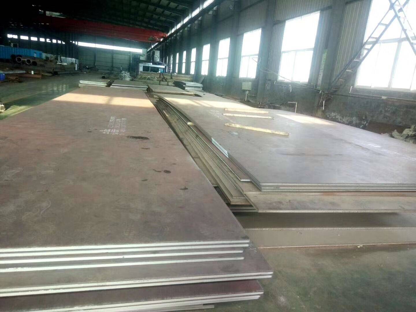 Q235是普通碳素钢，Q355是低合金钢。具体性能参数如下：  Q235A和Q235B...... 钢材皆属于碳素钢。在国家标准GB700中，对Q235A和Q235B的材质区分主要在钢材的含碳量方面，材质是Q235A的材质含碳量在0.14―0.22?之间；Q235B的材质不做冲击实验，而是常做温冲击实验，V型缺口。相对来说，材质是Q235B的钢材的机械性能要远远优于材质是Q235A的钢材。一般情况下，钢厂在成品型材出厂之前都在标识牌上做了标识。用户可以在标识牌上判别其材质是Q235A，还是Q235B，或其他材质。计压力P≤1.6MPa；使用温度为0～350℃；钢板厚度≯20mm；  Q355A，Q355B，Q355C，Q355D，Q355E。这是等级的区分，所代表的，主要是冲击的温度有所不同而已！   Q345A级，是不做冲击;Q345B级，是20度常温冲击;Q345C级，是0度冲击;Q345D级，是－20度冲击;Q345E级，是－40度冲击。在不同的冲击温度，冲击的数值也有所不同。低合金钢板  在板材里，属低合金系列。在低合金的材质里，此种材质为最普通的。Q345过去的一种叫法为：16Mn。   Q345的外部执行标准为：GB709，内部执行标准为：GB/T1591-94   由于执行标准的原因，此种钢板允许负公差交货。      Q355A与Q355B、Q355C差别小知识  工程结构用钢需要根据具体工作环境（正常工作温度、是否承受动力荷载等）选择材质，Q345A交货要求不需要提供夏比（V型）冲击试验结果，而重要的工程项目、寒冷地区项目、室外用钢结构工程，结构用钢一般用Q355B、Q355C，Q355B、Q355C的材质均需要做夏比冲击试验（分别为tk=200和tk=00下的冲击吸能）。钢材晶格中是存在缺陷的，而这些钢材表面缺陷的存在使其形成一个微小的缺口；低合金钢在常温下有很好的冲击韧性，但当使用温度低于某一温度时，其冲击韧性会急剧下降。因此，对制造在寒冷地带和低温下服役的设备、装置、重要工程项目的金属材料，需测定韧脆转变温度tk，以确定其低温脆化倾向的大小，tk是从韧性角度选用金属材料的重要依据之一。  当温度高于tk时，σc >σs，材料受载后先屈服再断裂，为韧性断裂；当温度低于tk时，外加应力先达到σc，材料表现为脆性断裂，tk被称为韧脆转变温度。其中：σc为材料的断裂强度；σs为材料的屈服强度；不同金属材料的韧脆转变温度tk是不同的，tk愈低，表示脆性倾向愈小，即在低温下使用时危险性愈小。  Q235是普通碳素钢，Q355是低合金钢。具体性能参数如下：  Q235A和Q235B...... 钢材皆属于碳素钢。在国家标准GB700中，对Q235A和Q235B的材质区分主要在钢材的含碳量方面，材质是Q235A的材质含碳量在0.14―0.22?之间；Q235B的材质不做冲击实验，而是常做温冲击实验，V型缺口。相对来说，材质是Q235B的钢材的机械性能要远远优于材质是Q235A的钢材。一般情况下，钢厂在成品型材出厂之前都在标识牌上做了标识。用户可以在标识牌上判别其材质是Q235A，还是Q235B，或其他材质。计压力P≤1.6MPa；使用温度为0～350℃；钢板厚度≯20mm；  Q355A，Q355B，Q355C，Q355D，Q355E。这是等级的区分，所代表的，主要是冲击的温度有所不同而已！   Q345A级，是不做冲击;Q345B级，是20度常温冲击;Q345C级，是0度冲击;Q345D级，是－20度冲击;Q345E级，是－40度冲击。在不同的冲击温度，冲击的数值也有所不同。低合金钢板  在板材里，属低合金系列。在低合金的材质里，此种材质为最普通的。Q345过去的一种叫法为：16Mn。   Q345的外部执行标准为：GB709，内部执行标准为：GB/T1591-94   由于执行标准的原因，此种钢板允许负公差交货。    Q355A与Q355B、Q355C差别小知识  工程结构用钢需要根据具体工作环境（正常工作温度、是否承受动力荷载等）选择材质，Q345A交货要求不需要提供夏比（V型）冲击试验结果，而重要的工程项目、寒冷地区项目、室外用钢结构工程，结构用钢一般用Q355B、Q355C，Q355B、Q355C的材质均需要做夏比冲击试验（分别为tk=200和tk=00下的冲击吸能）。钢材晶格中是存在缺陷的，而这些钢材表面缺陷的存在使其形成一个微小的缺口；低合金钢在常温下有很好的冲击韧性，但当使用温度低于某一温度时，其冲击韧性会急剧下降。  因此，对制造在寒冷地带和低温下服役的设备、装置、重要工程项目的金属材料，需测定韧脆转变温度tk，以确定其低温脆化倾向的大小，tk是从韧性角度选用金属材料的重要依据之一。  当温度高于tk时，σc >σs，材料受载后先屈服再断裂，为韧性断裂；  当温度低于tk时，外加应力先达到σc，材料表现为脆性断裂，tk被称为韧脆转变温度。  其中：σc为材料的断裂强度；σs为材料的屈服强度；  不同金属材料的韧脆转变温度tk是不同的，tk愈低，表示脆性倾向愈小，即在低温下使用时危险性愈小。    另外，参考《低合金高强度结构钢》（GB/T 1591）从材料组成、性能检验标准区别为：  6.1.7  在保证钢材力学性能符合标准规定的情况下，Q345牌号A级钢的C、Si、Mn化学成分可不作交货条件。    6.1.8  牌号除A级钢以外的钢材，当以热轧、控轧状态交货时，其最大碳当量值应符合表2的规定；当以正火、正火轧制、正火加回火状态交货时，其最大碳当量值应符合表3的规定；当以热机械轧制（TMCP）或热机械轧制加回火状态交货时，其最大碳当量值应符合表4规定，碳当量（CEV）应由熔炼分析成分并采用公式（1）计算。    CEV=C+Mn/6+(Cr+Mo+V)/5+(Ni+Cu)/15   A级钢不需要做夏比（V型）冲击试验，而B、C、D级钢材需要做夏比（V型）冲击试验，且需满足在试验温度下的冲击吸能要求，如表7：  普通碳素结构钢－普板是一种钢材的材质。Q代表的是这种材质的屈服，后面的235，就是指这种材质的屈服值，在235左右。并会随着材质的厚度的增加而使其屈服值减小。  Q235A，Q235B，Q235C，Q235D。这是等级的区分，所代表的，主要是冲击的温度有所不同而已！ A，B，C，D，所不同的，指的是它们性能中冲击温度的不同。分别为：Q235A级，是不做冲击；Q235B级，是20度常温冲击；Q235C级，是0度冲击；Q235D级，是-20度冲击。在不同的冲击温度，冲击的数值也有所不同。  元素含量：A、B、C、D硫含量依次递减；A和B的磷含量相同，C的磷含量次之，D磷含量最少 Q235a Q235b Q235c 的区别好象是在化学成分和机械性能上强度都是一样的，仅机械，化学性能有一些差别。一般来讲，南方地区，无动力荷载的非焊接构件采用Q235a是可行的；无动力荷载的焊接构件采用Q235a也是可行的，但应保证含碳量<=0.2%，主要保证可焊性；Q235b一般用在焊接，有动力荷载的结构上。Q235c就要求更严，特别结构采用。从市场上，一般还是以Q235a,Q235b为主。钢材的选用，可见《钢结构设计手册》一书，A 表示保证机械性能、B 表示保证化学成分、C表示既保证机械性能又保证化学成分。  Q235各个级别的化学成份：  Q235分A、B、C、D四级(GB700)  Q235A级含 C0.14~0.22% Mn0.30~0.65 Si≤0.30 S≤0.050 P≤0.045  Q235B级含 C0.12~0.20% Mn0.30~0.670 Si≤0.30 S≤0.045 P≤0.045  Q235C级含 C≤0.18% Mn0.35~0.80 Si≤0.30 S≤0.040 P≤0.040  Q235D级含 C≤0.17% Mn0.35~0.80 Si≤0.35 S≤0.040 P≤0.035  就其脱氧方法而言，可以采用F,b,z分别表示为沸腾钢、平镇静钢、镇静钢。沸腾钢是脱氧不完全的钢，塑性和韧性较差。用这种材料制成的焊接结构，受动力载荷作用时接头容易出现裂缝。不宜在低温下工作，有时会产生硬化现象。相比之下，镇静钢质优而匀，塑性和韧性都好。    碳素结构钢:  Q355.钢号中质量等级由A到D，表示质量的由低到高。质量高低主要是以对冲击韧性（夏比V型缺口试验）的要求区分的，对冷弯试验的要求也有所区别。  对A级钢，冲击韧性不作为要求条件，对冷弯试验只在需方有要求时才进行。而B,C,D各级则都要求Akv值不小于27J，不过三者的试验温度有所不同，B级要求常温（25＋－5 oC）冲击值，C和D级则分别要求0 oC和－20 oC 冲击值。B,C,D级也都要求冷弯试验合格。为了满足以上性能要求，不同等级的Q235钢的化学元素略有区别。   合金高强度结构钢：  Q345钢也包括A,B,C,D,E五种质量等级，和碳素结构结构钢一样，不同质量等级的是按对冲击韧性（夏比V型缺口试验）的要求区分的。A级无冲击要求；B级要求提供20 oC 冲击功Akv>=34J（纵向）;C级要求提供0 oC冲击功Akv>=34J（纵向）;D级要求提供?20 oC冲击功Akv>=34J（纵向）;E级要求提供－40 oC冲击功Akv>=327J（纵向）。不同质量等级对碳，硫，磷，铝等含量的要求也有区别。  Q235A和Q235B焊接性能区别，你知道么？  GB50018第3.0.1条指出：“在现行国家标准《碳素结构钢》中提出：‘A级钢的含碳量可以不作交货条件’，由于焊接结构对钢材含碳量要求严格，所以Q235A级钢不宜在焊接结构中使用。”  GB50017第3.3.3条指出：“在焊接结构中，建筑钢的焊接性能主要取决于碳含量，碳的合适含量宜控制在0.12%----0.2%之间，超出该范围的幅度愈多，焊接性能变差的程度愈大。因此，对焊接承重结构尚应具有碳含量的合格保证。  近来，一些建设单位希望在焊接结构中用Q235--A代替Q235--B，这显然是不合适的。国家标准《碳素结构钢》GB/T700及其第1号修改通知单（自1992年10月1日起实行）都明确规定A级钢的碳含量不作为交货条件，但应在熔炼分析中注明。从法规意义上讲，不作为交货条件就是不保证，即使在熔炼分析中的碳含量符合规定要求，亦只能被认为仅供参考，可能离散性较大，焊接质量就不稳定。也就是说若将Q235--A·F钢用于重要的焊接结构上发生事故后，钢材生产厂在法律上是不负任何责任的，因为在交货单上明确规定碳含量是不作为交货条件的。现在世界各国钢材质量普遍提高，日本最近专门制定了建筑钢材的系列（SN钢）。为了确保工程质量，促使提高钢材质量，防止建筑市场上以次充好的不正常现象，故建议对焊接结构一定要保证碳含量，即在主要焊接结构中不能使用Q235--A级钢。”  Q235A级钢在保证钢材力学性能符合GB/T700规定情况下，碳、硅、锰含量不作为交货条件，各牌号A级钢的冷弯试验在需方有要求时才进行，Q235A级钢不进行夏比(V型缺口)冲击试验，因此，Q235A级钢不宜用于焊接结构，焊接结构采宜用Q235B级钢。由于新旧标准的问题，文中Q355等同于Q345。  另外，参考《低合金高强度结构钢》（GB/T 1591）从材料组成、性能检验标准区别为：  6.1.7  在保证钢材力学性能符合标准规定的情况下，Q345牌号A级钢的C、Si、Mn化学成分可不作交货条件。  Q235是普通碳素钢，Q355是低合金钢。具体性能参数如下：  Q235A和Q235B...... 钢材皆属于碳素钢。在国家标准GB700中，对Q235A和Q235B的材质区分主要在钢材的含碳量方面，材质是Q235A的材质含碳量在0.14―0.22?之间；Q235B的材质不做冲击实验，而是常做温冲击实验，V型缺口。相对来说，材质是Q235B的钢材的机械性能要远远优于材质是Q235A的钢材。一般情况下，钢厂在成品型材出厂之前都在标识牌上做了标识。用户可以在标识牌上判别其材质是Q235A，还是Q235B，或其他材质。计压力P≤1.6MPa；使用温度为0～350℃；钢板厚度≯20mm；  Q355A，Q355B，Q355C，Q355D，Q355E。这是等级的区分，所代表的，主要是冲击的温度有所不同而已！   Q345A级，是不做冲击;Q345B级，是20度常温冲击;Q345C级，是0度冲击;Q345D级，是－20度冲击;Q345E级，是－40度冲击。在不同的冲击温度，冲击的数值也有所不同。低合金钢板  在板材里，属低合金系列。在低合金的材质里，此种材质为最普通的。Q345过去的一种叫法为：16Mn。   Q345的外部执行标准为：GB709，内部执行标准为：GB/T1591-94   由于执行标准的原因，此种钢板允许负公差交货。    Q355A与Q355B、Q355C差别小知识  工程结构用钢需要根据具体工作环境（正常工作温度、是否承受动力荷载等）选择材质，Q345A交货要求不需要提供夏比（V型）冲击试验结果，而重要的工程项目、寒冷地区项目、室外用钢结构工程，结构用钢一般用Q355B、Q355C，Q355B、Q355C的材质均需要做夏比冲击试验（分别为tk=200和tk=00下的冲击吸能）。钢材晶格中是存在缺陷的，而这些钢材表面缺陷的存在使其形成一个微小的缺口；低合金钢在常温下有很好的冲击韧性，但当使用温度低于某一温度时，其冲击韧性会急剧下降。  因此，对制造在寒冷地带和低温下服役的设备、装置、重要工程项目的金属材料，需测定韧脆转变温度tk，以确定其低温脆化倾向的大小，tk是从韧性角度选用金属材料的重要依据之一。  当温度高于tk时，σc >σs，材料受载后先屈服再断裂，为韧性断裂；  当温度低于tk时，外加应力先达到σc，材料表现为脆性断裂，tk被称为韧脆转变温度。  其中：σc为材料的断裂强度；σs为材料的屈服强度；  不同金属材料的韧脆转变温度tk是不同的，tk愈低，表示脆性倾向愈小，即在低温下使用时危险性愈小。    另外，参考《低合金高强度结构钢》（GB/T 1591）从材料组成、性能检验标准区别为：  6.1.7  在保证钢材力学性能符合标准规定的情况下，Q345牌号A级钢的C、Si、Mn化学成分可不作交货条件。    6.1.8  牌号除A级钢以外的钢材，当以热轧、控轧状态交货时，其最大碳当量值应符合表2的规定；当以正火、正火轧制、正火加回火状态交货时，其最大碳当量值应符合表3的规定；当以热机械轧制（TMCP）或热机械轧制加回火状态交货时，其最大碳当量值应符合表4规定，碳当量（CEV）应由熔炼分析成分并采用公式（1）计算。    CEV=C+Mn/6+(Cr+Mo+V)/5+(Ni+Cu)/15   A级钢不需要做夏比（V型）冲击试验，而B、C、D级钢材需要做夏比（V型）冲击试验，且需满足在试验温度下的冲击吸能要求，如表7：  普通碳素结构钢－普板是一种钢材的材质。Q代表的是这种材质的屈服，后面的235，就是指这种材质的屈服值，在235左右。并会随着材质的厚度的增加而使其屈服值减小。  Q235A，Q235B，Q235C，Q235D。这是等级的区分，所代表的，主要是冲击的温度有所不同而已！ A，B，C，D，所不同的，指的是它们性能中冲击温度的不同。分别为：Q235A级，是不做冲击；Q235B级，是20度常温冲击；Q235C级，是0度冲击；Q235D级，是-20度冲击。在不同的冲击温度，冲击的数值也有所不同。  元素含量：A、B、C、D硫含量依次递减；A和B的磷含量相同，C的磷含量次之，D磷含量最少 Q235a Q235b Q235c 的区别好象是在化学成分和机械性能上强度都是一样的，仅机械，化学性能有一些差别。一般来讲，南方地区，无动力荷载的非焊接构件采用Q235a是可行的；无动力荷载的焊接构件采用Q235a也是可行的，但应保证含碳量<=0.2%，主要保证可焊性；Q235b一般用在焊接，有动力荷载的结构上。Q235c就要求更严，特别结构采用。从市场上，一般还是以Q235a,Q235b为主。钢材的选用，可见《钢结构设计手册》一书，A 表示保证机械性能、B 表示保证化学成分、C表示既保证机械性能又保证化学成分。  Q235各个级别的化学成份：  Q235分A、B、C、D四级(GB700)  Q235A级含 C0.14~0.22% Mn0.30~0.65 Si≤0.30 S≤0.050 P≤0.045  Q235B级含 C0.12~0.20% Mn0.30~0.670 Si≤0.30 S≤0.045 P≤0.045  Q235C级含 C≤0.18% Mn0.35~0.80 Si≤0.30 S≤0.040 P≤0.040  Q235D级含 C≤0.17% Mn0.35~0.80 Si≤0.35 S≤0.040 P≤0.035  就其脱氧方法而言，可以采用F,b,z分别表示为沸腾钢、平镇静钢、镇静钢。沸腾钢是脱氧不完全的钢，塑性和韧性较差。用这种材料制成的焊接结构，受动力载荷作用时接头容易出现裂缝。不宜在低温下工作，有时会产生硬化现象。相比之下，镇静钢质优而匀，塑性和韧性都好。    碳素结构钢:  Q355.钢号中质量等级由A到D，表示质量的由低到高。质量高低主要是以对冲击韧性（夏比V型缺口试验）的要求区分的，对冷弯试验的要求也有所区别。  对A级钢，冲击韧性不作为要求条件，对冷弯试验只在需方有要求时才进行。而B,C,D各级则都要求Akv值不小于27J，不过三者的试验温度有所不同，B级要求常温（25＋－5 oC）冲击值，C和D级则分别要求0 oC和－20 oC 冲击值。B,C,D级也都要求冷弯试验合格。为了满足以上性能要求，不同等级的Q235钢的化学元素略有区别。   合金高强度结构钢：  Q345钢也包括A,B,C,D,E五种质量等级，和碳素结构结构钢一样，不同质量等级的是按对冲击韧性（夏比V型缺口试验）的要求区分的。A级无冲击要求；B级要求提供20 oC 冲击功Akv>=34J（纵向）;C级要求提供0 oC冲击功Akv>=34J（纵向）;D级要求提供?20 oC冲击功Akv>=34J（纵向）;E级要求提供－40 oC冲击功Akv>=327J（纵向）。不同质量等级对碳，硫，磷，铝等含量的要求也有区别。  Q235A和Q235B焊接性能区别，你知道么？  GB50018第3.0.1条指出：“在现行国家标准《碳素结构钢》中提出：‘A级钢的含碳量可以不作交货条件’，由于焊接结构对钢材含碳量要求严格，所以Q235A级钢不宜在焊接结构中使用。”  GB50017第3.3.3条指出：“在焊接结构中，建筑钢的焊接性能主要取决于碳含量，碳的合适含量宜控制在0.12%----0.2%之间，超出该范围的幅度愈多，焊接性能变差的程度愈大。因此，对焊接承重结构尚应具有碳含量的合格保证。  近来，一些建设单位希望在焊接结构中用Q235--A代替Q235--B，这显然是不合适的。国家标准《碳素结构钢》GB/T700及其第1号修改通知单（自1992年10月1日起实行）都明确规定A级钢的碳含量不作为交货条件，但应在熔炼分析中注明。从法规意义上讲，不作为交货条件就是不保证，即使在熔炼分析中的碳含量符合规定要求，亦只能被认为仅供参考，可能离散性较大，焊接质量就不稳定。也就是说若将Q235--A·F钢用于重要的焊接结构上发生事故后，钢材生产厂在法律上是不负任何责任的，因为在交货单上明确规定碳含量是不作为交货条件的。现在世界各国钢材质量普遍提高，日本最近专门制定了建筑钢材的系列（SN钢）。为了确保工程质量，促使提高钢材质量，防止建筑市场上以次充好的不正常现象，故建议对焊接结构一定要保证碳含量，即在主要焊接结构中不能使用Q235--A级钢。”  Q235A级钢在保证钢材力学性能符合GB/T700规定情况下，碳、硅、锰含量不作为交货条件，各牌号A级钢的冷弯试验在需方有要求时才进行，Q235A级钢不进行夏比(V型缺口)冲击试验，因此，Q235A级钢不宜用于焊接结构，焊接结构采宜用Q235B级钢。由于新旧标准的问题，文中Q355等同于Q345。  6.1.8  牌号除A级钢以外的钢材，当以热轧、控轧状态交货时，其最大碳当量值应符合表2的规定；当以正火、正火轧制、正火加回火状态交货时，其最大碳当量值应符合表3的规定；当以热机械轧制（TMCP）或热机械轧制加回火状态交货时，其最大碳当量值应符合表4规定，碳当量（CEV）应由熔炼分析成分并采用公式（1）计算。    CEV=C+Mn/6+(Cr+Mo+V)/5+(Ni+Cu)/15   A级钢不需要做夏比（V型）冲击试验，而B、C、D级钢材需要做夏比（V型）冲击试验，且需满足在试验温度下的冲击吸能要求。  普通碳素结构钢－普板是一种钢材的材质。Q代表的是这种材质的屈服，后面的235，就是指这种材质的屈服值，在235左右。并会随着材质的厚度的增加而使其屈服值减小。  Q235A，Q235B，Q235C，Q235D。这是等级的区分，所代表的，主要是冲击的温度有所不同而已！ A，B，C，D，所不同的，指的是它们性能中冲击温度的不同。分别为：Q235A级，是不做冲击；Q235B级，是20度常温冲击；Q235C级，是0度冲击；Q235D级，是-20度冲击。在不同的冲击温度，冲击的数值也有所不同。  元素含量：A、B、C、D硫含量依次递减；A和B的磷含量相同，C的磷含量次之，D磷含量最少 Q235a Q235b Q235c 的区别好象是在化学成分和机械性能上强度都是一样的，仅机械，化学性能有一些差别。一般来讲，南方地区，无动力荷载的非焊接构件采用Q235a是可行的；无动力荷载的焊接构件采用Q235a也是可行的，但应保证含碳量<=0.2%，主要保证可焊性；Q235b一般用在焊接，有动力荷载的结构上。Q235c就要求更严，特别结构采用。从市场上，一般还是以Q235a,Q235b为主。钢材的选用，可见《钢结构设计手册》一书，A 表示保证机械性能、B 表示保证化学成分、C表示既保证机械性能又保证化学成分。  Q235各个级别的化学成份：  Q235分A、B、C、D四级(GB700)：Q235A级含 C0.14~0.22% Mn0.30~0.65 Si≤0.30 S≤0.050 P≤0.045、Q235B级含 C0.12~0.20% Mn0.30~0.670 Si≤0.30 S≤0.045 P≤0.045、Q235C级含 C≤0.18% Mn0.35~0.80 Si≤0.30 S≤0.040 P≤0.040、Q235D级含 C≤0.17% Mn0.35~0.80 Si≤0.35 S≤0.040 P≤0.035。  就其脱氧方法而言，可以采用F,b,z分别表示为沸腾钢、平镇静钢、镇静钢。沸腾钢是脱氧不完全的钢，塑性和韧性较差。用这种材料制成的焊接结构，受动力载荷作用时接头容易出现裂缝。不宜在低温下工作，有时会产生硬化现象。相比之下，镇静钢质优而匀，塑性和韧性都好。    碳素结构钢:  Q355.钢号中质量等级由A到D，表示质量的由低到高。质量高低主要是以对冲击韧性（夏比V型缺口试验）的要求区分的，对冷弯试验的要求也有所区别。对A级钢，冲击韧性不作为要求条件，对冷弯试验只在需方有要求时才进行。而B,C,D各级则都要求Akv值不小于27J，不过三者的试验温度有所不同，B级要求常温（25＋－5 oC）冲击值，C和D级则分别要求0 oC和－20 oC 冲击值。B,C,D级也都要求冷弯试验合格。为了满足以上性能要求，不同等级的Q235钢的化学元素略有区别。   合金高强度结构钢：  Q345钢也包括A,B,C,D,E五种质量等级，和碳素结构结构钢一样，不同质量等级的是按对冲击韧性（夏比V型缺口试验）的要求区分的。A级无冲击要求；B级要求提供20 oC 冲击功Akv>=34J（纵向）;C级要求提供0 oC冲击功Akv>=34J（纵向）;D级要求提供?20 oC冲击功Akv>=34J（纵向）;E级要求提供－40 oC冲击功Akv>=327J（纵向）。不同质量等级对碳，硫，磷，铝等含量的要求也有区别。  Q235A和Q235B焊接性能区别，你知道么？  GB50018第3.0.1条指出：“在现行国家标准《碳素结构钢》中提出：‘A级钢的含碳量可以不作交货条件’，由于焊接结构对钢材含碳量要求严格，所以Q235A级钢不宜在焊接结构中使用。”GB50017第3.3.3条指出：“在焊接结构中，建筑钢的焊接性能主要取决于碳含量，碳的合适含量宜控制在0.12%----0.2%之间，超出该范围的幅度愈多，焊接性能变差的程度愈大。因此，对焊接承重结构尚应具有碳含量的合格保证。  近来，一些建设单位希望在焊接结构中用Q235--A代替Q235--B，这显然是不合适的。国家标准《碳素结构钢》GB/T700及其第1号修改通知单（自1992年10月1日起实行）都明确规定A级钢的碳含量不作为交货条件，但应在熔炼分析中注明。  从法规意义上讲，不作为交货条件就是不保证，即使在熔炼分析中的碳含量符合规定要求，亦只能被认为仅供参考，可能离散性较大，焊接质量就不稳定。也就是说若将Q235--A·F钢用于重要的焊接结构上发生事故后，钢材生产厂在法律上是不负任何责任的，因为在交货单上明确规定碳含量是不作为交货条件的。现在世界各国钢材质量普遍提高，日本最近专门制定了建筑钢材的系列（SN钢）。为了确保工程质量，促使提高钢材质量，防止建筑市场上以次充好的不正常现象，故建议对焊接结构一定要保证碳含量，即在主要焊接结构中不能使用Q235--A级钢。”  Q235A级钢在保证钢材力学性能符合GB/T700规定情况下，碳、硅、锰含量不作为交货条件，各牌号A级钢的冷弯试验在需方有要求时才进行，Q235A级钢不进行夏比(V型缺口)冲击试验，因此，Q235A级钢不宜用于焊接结构，焊接结构采宜用Q235B级钢。由于新旧标准的问题，文中Q355等同于Q345。
