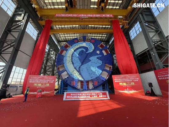 1月1日，国务院国资委新闻中心发布2024年度央企十大“超级工程”和央企十大“国之重器”，河钢集团舞钢公司参与研制的我国首个工业用途核能供汽项目“和气一号”和中俄东线天然气管道工程、中国南极秦岭站，我国自主设计建造的首艘大洋钻探船“梦想”号、亚洲首艘圆筒型海上油气加工厂“海葵一号”、我国自主研制的最大直径盾构机“江海号”分别入选。  2024年以来，舞钢公司深入落实“1127”工作规划，坚持“以客户需求为导向”，大力推进技术营销，奋力拓展高端市场；强化科技创新驱动，以填补国内市场空白为目标，研发更多具有舞钢特色的新产品，助力国家“超级工程”建设和“大国重器”制造。    我国首个工业用途核能供汽项目——“和气一号”于2024年6月19日在中核集团田湾核电基地正式建成投产，标志着我国核能综合利用从单一发电、满足城市居民供暖后，拓展进入工业供汽领域。舞钢公司累计为其供货近万吨高性能钢板，主要用于汽水分离器、柴油机主储油罐、板式热交换器等主要部位的制作。舞钢公司不断优化成分设计，在冶炼环节科学调整合金元素含量，在热处理环节优化工艺制度，生产的高性能钢板，满足了项目对产品质量和交货期等方面的特殊需求。   1月1日，国务院国资委新闻中心发布2024年度央企十大“超级工程”和央企十大“国之重器”，河钢集团舞钢公司参与研制的我国首个工业用途核能供汽项目“和气一号”和中俄东线天然气管道工程、中国南极秦岭站，我国自主设计建造的首艘大洋钻探船“梦想”号、亚洲首艘圆筒型海上油气加工厂“海葵一号”、我国自主研制的最大直径盾构机“江海号”分别入选。  2024年以来，舞钢公司深入落实“1127”工作规划，坚持“以客户需求为导向”，大力推进技术营销，奋力拓展高端市场；强化科技创新驱动，以填补国内市场空白为目标，研发更多具有舞钢特色的新产品，助力国家“超级工程”建设和“大国重器”制造。    我国首个工业用途核能供汽项目——“和气一号”于2024年6月19日在中核集团田湾核电基地正式建成投产，标志着我国核能综合利用从单一发电、满足城市居民供暖后，拓展进入工业供汽领域。舞钢公司累计为其供货近万吨高性能钢板，主要用于汽水分离器、柴油机主储油罐、板式热交换器等主要部位的制作。舞钢公司不断优化成分设计，在冶炼环节科学调整合金元素含量，在热处理环节优化工艺制度，生产的高性能钢板，满足了项目对产品质量和交货期等方面的特殊需求。        我国重要的能源大通道——中俄东线天然气管道工程于2024年11月18日全线完工。在该项目的建设过程中，舞钢公司供应的X80（D1422毫米×57毫米）管线钢，是目前国内应用在工程项目上厚度、管径、技术难度均实现突破的管线钢。生产该类管线钢，不仅厚度规格以前从来没有尝试过，而且技术条件中的冲击试验温度也由零下30摄氏度降至零下45摄氏度，冲击功值却由70焦耳提升到135焦耳，超出国家标准95焦耳。舞钢公司对钢种成分及生产工艺进行优化，确保了各项指标全部优于客户要求，实现大批量供货。        2024年2月7日，中国第五个南极考察站——中国南极秦岭站开站。中国南极秦岭站是中国第三个常年考察站，新时代中国建立的第一个常年考察站，首个面向太平洋扇区的考察站，建筑面积达到5244平方米，主体设计为南十字星造型，设计理念源自中国航海家郑和下西洋用来导航的南十字星。南极作为地球上最为严酷的环境之一，对建筑材料要求极高。舞钢公司与中国南极秦岭站相关建设单位就项目关键部位用钢展开了深度交流，设计研发生产的高端耐候钢板满足了项目关键部位制造所需。  2024年10月28日，中国南极秦岭站相关建设单位来舞钢公司专题采访，并给舞钢公司发函称：“贵公司能够生产出满足南极科考站需求的钢材，体现了贵公司在钢材生产领域的卓越实力，也彰显了对国家科考事业的坚定支持和贡献。”          我国自主设计建造的首艘大洋钻探船“梦想”号于2024年11月17日在广州正式入列，标志着我国深海探测关键技术装备取得重大突破。“梦想”号钻采系统居国际领先水平，钻深可达11000米，具备4种钻探模式和3种取芯方式，有望助力全球科学家实现“打穿地壳、进入地球深部”的梦想，为我国实施深海资源勘探、关键技术装备研发以及全球科学家开展大洋科学钻探研究提供重大平台支撑。在项目建设过程中，为了满足其核心部位——船舶换热器、制冷系统制造用钢需求，舞钢公司发挥专业技术优势，制订特殊的工艺方案：在冶炼环节创新冶炼工艺，严控钢水内部夹杂物；在轧制和热处理环节创新实施3项独有的工艺，确保了钢板各项性能指标完全满足使用要求，且比普通合同提前10天交货。        亚洲首艘圆筒型海上油气加工厂“海葵一号”于2024年9月19日投产，其深水吸力锚制造用钢全部是“舞钢牌”钢板。由于“海葵一号”吸力锚的工作水深达到324米，舞钢公司按照技术参数，为其“量身定制”高端海工钢。按照合同要求，所有板材都要加做板厚1/2处性能检验，对碳当量、焊接要求极高；实施DNV入级检验，对设计、材料、建造、检验要求极高，且工期较紧。舞钢公司以满足客户需求为目标，强化过程管控，顺利实现按期交货。        我国自主研制的最大直径盾构机“江海号”于2024年10月31日在湖南长沙下线，其关键部位所用宽厚钢板全部为舞钢造。由于“江海号”是为满足目前国内长度最长、断面最大的水下盾构隧道——海（南通海门）太（苏州太仓）长江隧道施工需要而设计的“大国重器”，应用场景的地质条件复杂，对关键部位用钢要求较高，尤其是钢板的强度超出普通产品两倍。舞钢公司在与客户充分沟通的基础上，创新设计供货方案，强化工艺过程跟踪和质量控制，确保了产品各项指标超出客户预期，赢得了客户认可。        2025年，舞钢公司将深入贯彻集团部署，突出“四个更加关注”，进一步发挥技术营销和科技创新等优势，聚焦产线，不断强化高端产品的研发交货能力，生产更多的高端钢板用于国家“超级工程”和“大国重器”制造，进一步巩固在行业内的地位。     我国重要的能源大通道——中俄东线天然气管道工程于2024年11月18日全线完工。在该项目的建设过程中，舞钢公司供应的X80（D1422毫米×57毫米）管线钢，是目前国内应用在工程项目上厚度、管径、技术难度均实现突破的管线钢。生产该类管线钢，不仅厚度规格以前从来没有尝试过，而且技术条件中的冲击试验温度也由零下30摄氏度降至零下45摄氏度，冲击功值却由70焦耳提升到135焦耳，超出国家标准95焦耳。舞钢公司对钢种成分及生产工艺进行优化，确保了各项指标全部优于客户要求，实现大批量供货。   1月1日，国务院国资委新闻中心发布2024年度央企十大“超级工程”和央企十大“国之重器”，河钢集团舞钢公司参与研制的我国首个工业用途核能供汽项目“和气一号”和中俄东线天然气管道工程、中国南极秦岭站，我国自主设计建造的首艘大洋钻探船“梦想”号、亚洲首艘圆筒型海上油气加工厂“海葵一号”、我国自主研制的最大直径盾构机“江海号”分别入选。  2024年以来，舞钢公司深入落实“1127”工作规划，坚持“以客户需求为导向”，大力推进技术营销，奋力拓展高端市场；强化科技创新驱动，以填补国内市场空白为目标，研发更多具有舞钢特色的新产品，助力国家“超级工程”建设和“大国重器”制造。    我国首个工业用途核能供汽项目——“和气一号”于2024年6月19日在中核集团田湾核电基地正式建成投产，标志着我国核能综合利用从单一发电、满足城市居民供暖后，拓展进入工业供汽领域。舞钢公司累计为其供货近万吨高性能钢板，主要用于汽水分离器、柴油机主储油罐、板式热交换器等主要部位的制作。舞钢公司不断优化成分设计，在冶炼环节科学调整合金元素含量，在热处理环节优化工艺制度，生产的高性能钢板，满足了项目对产品质量和交货期等方面的特殊需求。   1月1日，国务院国资委新闻中心发布2024年度央企十大“超级工程”和央企十大“国之重器”，河钢集团舞钢公司参与研制的我国首个工业用途核能供汽项目“和气一号”和中俄东线天然气管道工程、中国南极秦岭站，我国自主设计建造的首艘大洋钻探船“梦想”号、亚洲首艘圆筒型海上油气加工厂“海葵一号”、我国自主研制的最大直径盾构机“江海号”分别入选。  2024年以来，舞钢公司深入落实“1127”工作规划，坚持“以客户需求为导向”，大力推进技术营销，奋力拓展高端市场；强化科技创新驱动，以填补国内市场空白为目标，研发更多具有舞钢特色的新产品，助力国家“超级工程”建设和“大国重器”制造。    我国首个工业用途核能供汽项目——“和气一号”于2024年6月19日在中核集团田湾核电基地正式建成投产，标志着我国核能综合利用从单一发电、满足城市居民供暖后，拓展进入工业供汽领域。舞钢公司累计为其供货近万吨高性能钢板，主要用于汽水分离器、柴油机主储油罐、板式热交换器等主要部位的制作。舞钢公司不断优化成分设计，在冶炼环节科学调整合金元素含量，在热处理环节优化工艺制度，生产的高性能钢板，满足了项目对产品质量和交货期等方面的特殊需求。        我国重要的能源大通道——中俄东线天然气管道工程于2024年11月18日全线完工。在该项目的建设过程中，舞钢公司供应的X80（D1422毫米×57毫米）管线钢，是目前国内应用在工程项目上厚度、管径、技术难度均实现突破的管线钢。生产该类管线钢，不仅厚度规格以前从来没有尝试过，而且技术条件中的冲击试验温度也由零下30摄氏度降至零下45摄氏度，冲击功值却由70焦耳提升到135焦耳，超出国家标准95焦耳。舞钢公司对钢种成分及生产工艺进行优化，确保了各项指标全部优于客户要求，实现大批量供货。        2024年2月7日，中国第五个南极考察站——中国南极秦岭站开站。中国南极秦岭站是中国第三个常年考察站，新时代中国建立的第一个常年考察站，首个面向太平洋扇区的考察站，建筑面积达到5244平方米，主体设计为南十字星造型，设计理念源自中国航海家郑和下西洋用来导航的南十字星。南极作为地球上最为严酷的环境之一，对建筑材料要求极高。舞钢公司与中国南极秦岭站相关建设单位就项目关键部位用钢展开了深度交流，设计研发生产的高端耐候钢板满足了项目关键部位制造所需。  2024年10月28日，中国南极秦岭站相关建设单位来舞钢公司专题采访，并给舞钢公司发函称：“贵公司能够生产出满足南极科考站需求的钢材，体现了贵公司在钢材生产领域的卓越实力，也彰显了对国家科考事业的坚定支持和贡献。”          我国自主设计建造的首艘大洋钻探船“梦想”号于2024年11月17日在广州正式入列，标志着我国深海探测关键技术装备取得重大突破。“梦想”号钻采系统居国际领先水平，钻深可达11000米，具备4种钻探模式和3种取芯方式，有望助力全球科学家实现“打穿地壳、进入地球深部”的梦想，为我国实施深海资源勘探、关键技术装备研发以及全球科学家开展大洋科学钻探研究提供重大平台支撑。在项目建设过程中，为了满足其核心部位——船舶换热器、制冷系统制造用钢需求，舞钢公司发挥专业技术优势，制订特殊的工艺方案：在冶炼环节创新冶炼工艺，严控钢水内部夹杂物；在轧制和热处理环节创新实施3项独有的工艺，确保了钢板各项性能指标完全满足使用要求，且比普通合同提前10天交货。        亚洲首艘圆筒型海上油气加工厂“海葵一号”于2024年9月19日投产，其深水吸力锚制造用钢全部是“舞钢牌”钢板。由于“海葵一号”吸力锚的工作水深达到324米，舞钢公司按照技术参数，为其“量身定制”高端海工钢。按照合同要求，所有板材都要加做板厚1/2处性能检验，对碳当量、焊接要求极高；实施DNV入级检验，对设计、材料、建造、检验要求极高，且工期较紧。舞钢公司以满足客户需求为目标，强化过程管控，顺利实现按期交货。        我国自主研制的最大直径盾构机“江海号”于2024年10月31日在湖南长沙下线，其关键部位所用宽厚钢板全部为舞钢造。由于“江海号”是为满足目前国内长度最长、断面最大的水下盾构隧道——海（南通海门）太（苏州太仓）长江隧道施工需要而设计的“大国重器”，应用场景的地质条件复杂，对关键部位用钢要求较高，尤其是钢板的强度超出普通产品两倍。舞钢公司在与客户充分沟通的基础上，创新设计供货方案，强化工艺过程跟踪和质量控制，确保了产品各项指标超出客户预期，赢得了客户认可。        2025年，舞钢公司将深入贯彻集团部署，突出“四个更加关注”，进一步发挥技术营销和科技创新等优势，聚焦产线，不断强化高端产品的研发交货能力，生产更多的高端钢板用于国家“超级工程”和“大国重器”制造，进一步巩固在行业内的地位。     我国重要的能源大通道——中俄东线天然气管道工程于2024年11月18日全线完工。在该项目的建设过程中，舞钢公司供应的X80（D1422毫米×57毫米）管线钢，是目前国内应用在工程项目上厚度、管径、技术难度均实现突破的管线钢。生产该类管线钢，不仅厚度规格以前从来没有尝试过，而且技术条件中的冲击试验温度也由零下30摄氏度降至零下45摄氏度，冲击功值却由70焦耳提升到135焦耳，超出国家标准95焦耳。舞钢公司对钢种成分及生产工艺进行优化，确保了各项指标全部优于客户要求，实现大批量供货。        2024年2月7日，中国第五个南极考察站——中国南极秦岭站开站。中国南极秦岭站是中国第三个常年考察站，新时代中国建立的第一个常年考察站，首个面向太平洋扇区的考察站，建筑面积达到5244平方米，主体设计为南十字星造型，设计理念源自中国航海家郑和下西洋用来导航的南十字星。南极作为地球上最为严酷的环境之一，对建筑材料要求极高。舞钢公司与中国南极秦岭站相关建设单位就项目关键部位用钢展开了深度交流，设计研发生产的高端耐候钢板满足了项目关键部位制造所需。  2024年10月28日，中国南极秦岭站相关建设单位来舞钢公司专题采访，并给舞钢公司发函称：“贵公司能够生产出满足南极科考站需求的钢材，体现了贵公司在钢材生产领域的卓越实力，也彰显了对国家科考事业的坚定支持和贡献。”          我国自主设计建造的首艘大洋钻探船“梦想”号于2024年11月17日在广州正式入列，标志着我国深海探测关键技术装备取得重大突破。“梦想”号钻采系统居国际领先水平，钻深可达11000米，具备4种钻探模式和3种取芯方式，有望助力全球科学家实现“打穿地壳、进入地球深部”的梦想，为我国实施深海资源勘探、关键技术装备研发以及全球科学家开展大洋科学钻探研究提供重大平台支撑。在项目建设过程中，为了满足其核心部位——船舶换热器、制冷系统制造用钢需求，舞钢公司发挥专业技术优势，制订特殊的工艺方案：在冶炼环节创新冶炼工艺，严控钢水内部夹杂物；在轧制和热处理环节创新实施3项独有的工艺，确保了钢板各项性能指标完全满足使用要求，且比普通合同提前10天交货。        亚洲首艘圆筒型海上油气加工厂“海葵一号”于2024年9月19日投产，其深水吸力锚制造用钢全部是“舞钢牌”钢板。由于“海葵一号”吸力锚的工作水深达到324米，舞钢公司按照技术参数，为其“量身定制”高端海工钢。按照合同要求，所有板材都要加做板厚1/2处性能检验，对碳当量、焊接要求极高；实施DNV入级检验，对设计、材料、建造、检验要求极高，且工期较紧。舞钢公司以满足客户需求为目标，强化过程管控，顺利实现按期交货。        我国自主研制的最大直径盾构机“江海号”于2024年10月31日在湖南长沙下线，其关键部位所用宽厚钢板全部为舞钢造。由于“江海号”是为满足目前国内长度最长、断面最大的水下盾构隧道——海（南通海门）太（苏州太仓）长江隧道施工需要而设计的“大国重器”，应用场景的地质条件复杂，对关键部位用钢要求较高，尤其是钢板的强度超出普通产品两倍。舞钢公司在与客户充分沟通的基础上，创新设计供货方案，强化工艺过程跟踪和质量控制，确保了产品各项指标超出客户预期，赢得了客户认可。        2025年，舞钢公司将深入贯彻集团部署，突出“四个更加关注”，进一步发挥技术营销和科技创新等优势，聚焦产线，不断强化高端产品的研发交货能力，生产更多的高端钢板用于国家“超级工程”和“大国重器”制造，进一步巩固在行业内的地位。     2024年2月7日，中国第五个南极考察站——中国南极秦岭站开站。中国南极秦岭站是中国第三个常年考察站，新时代中国建立的第一个常年考察站，首个面向太平洋扇区的考察站，建筑面积达到5244平方米，主体设计为南十字星造型，设计理念源自中国航海家郑和下西洋用来导航的南十字星。南极作为地球上最为严酷的环境之一，对建筑材料要求极高。舞钢公司与中国南极秦岭站相关建设单位就项目关键部位用钢展开了深度交流，设计研发生产的高端耐候钢板满足了项目关键部位制造所需。  2024年10月28日，中国南极秦岭站相关建设单位来舞钢公司专题采访，并给舞钢公司发函称：“贵公司能够生产出满足南极科考站需求的钢材，体现了贵公司在钢材生产领域的卓越实力，也彰显了对国家科考事业的坚定支持和贡献。”   1月1日，国务院国资委新闻中心发布2024年度央企十大“超级工程”和央企十大“国之重器”，河钢集团舞钢公司参与研制的我国首个工业用途核能供汽项目“和气一号”和中俄东线天然气管道工程、中国南极秦岭站，我国自主设计建造的首艘大洋钻探船“梦想”号、亚洲首艘圆筒型海上油气加工厂“海葵一号”、我国自主研制的最大直径盾构机“江海号”分别入选。  2024年以来，舞钢公司深入落实“1127”工作规划，坚持“以客户需求为导向”，大力推进技术营销，奋力拓展高端市场；强化科技创新驱动，以填补国内市场空白为目标，研发更多具有舞钢特色的新产品，助力国家“超级工程”建设和“大国重器”制造。    我国首个工业用途核能供汽项目——“和气一号”于2024年6月19日在中核集团田湾核电基地正式建成投产，标志着我国核能综合利用从单一发电、满足城市居民供暖后，拓展进入工业供汽领域。舞钢公司累计为其供货近万吨高性能钢板，主要用于汽水分离器、柴油机主储油罐、板式热交换器等主要部位的制作。舞钢公司不断优化成分设计，在冶炼环节科学调整合金元素含量，在热处理环节优化工艺制度，生产的高性能钢板，满足了项目对产品质量和交货期等方面的特殊需求。   1月1日，国务院国资委新闻中心发布2024年度央企十大“超级工程”和央企十大“国之重器”，河钢集团舞钢公司参与研制的我国首个工业用途核能供汽项目“和气一号”和中俄东线天然气管道工程、中国南极秦岭站，我国自主设计建造的首艘大洋钻探船“梦想”号、亚洲首艘圆筒型海上油气加工厂“海葵一号”、我国自主研制的最大直径盾构机“江海号”分别入选。  2024年以来，舞钢公司深入落实“1127”工作规划，坚持“以客户需求为导向”，大力推进技术营销，奋力拓展高端市场；强化科技创新驱动，以填补国内市场空白为目标，研发更多具有舞钢特色的新产品，助力国家“超级工程”建设和“大国重器”制造。    我国首个工业用途核能供汽项目——“和气一号”于2024年6月19日在中核集团田湾核电基地正式建成投产，标志着我国核能综合利用从单一发电、满足城市居民供暖后，拓展进入工业供汽领域。舞钢公司累计为其供货近万吨高性能钢板，主要用于汽水分离器、柴油机主储油罐、板式热交换器等主要部位的制作。舞钢公司不断优化成分设计，在冶炼环节科学调整合金元素含量，在热处理环节优化工艺制度，生产的高性能钢板，满足了项目对产品质量和交货期等方面的特殊需求。        我国重要的能源大通道——中俄东线天然气管道工程于2024年11月18日全线完工。在该项目的建设过程中，舞钢公司供应的X80（D1422毫米×57毫米）管线钢，是目前国内应用在工程项目上厚度、管径、技术难度均实现突破的管线钢。生产该类管线钢，不仅厚度规格以前从来没有尝试过，而且技术条件中的冲击试验温度也由零下30摄氏度降至零下45摄氏度，冲击功值却由70焦耳提升到135焦耳，超出国家标准95焦耳。舞钢公司对钢种成分及生产工艺进行优化，确保了各项指标全部优于客户要求，实现大批量供货。        2024年2月7日，中国第五个南极考察站——中国南极秦岭站开站。中国南极秦岭站是中国第三个常年考察站，新时代中国建立的第一个常年考察站，首个面向太平洋扇区的考察站，建筑面积达到5244平方米，主体设计为南十字星造型，设计理念源自中国航海家郑和下西洋用来导航的南十字星。南极作为地球上最为严酷的环境之一，对建筑材料要求极高。舞钢公司与中国南极秦岭站相关建设单位就项目关键部位用钢展开了深度交流，设计研发生产的高端耐候钢板满足了项目关键部位制造所需。  2024年10月28日，中国南极秦岭站相关建设单位来舞钢公司专题采访，并给舞钢公司发函称：“贵公司能够生产出满足南极科考站需求的钢材，体现了贵公司在钢材生产领域的卓越实力，也彰显了对国家科考事业的坚定支持和贡献。”          我国自主设计建造的首艘大洋钻探船“梦想”号于2024年11月17日在广州正式入列，标志着我国深海探测关键技术装备取得重大突破。“梦想”号钻采系统居国际领先水平，钻深可达11000米，具备4种钻探模式和3种取芯方式，有望助力全球科学家实现“打穿地壳、进入地球深部”的梦想，为我国实施深海资源勘探、关键技术装备研发以及全球科学家开展大洋科学钻探研究提供重大平台支撑。在项目建设过程中，为了满足其核心部位——船舶换热器、制冷系统制造用钢需求，舞钢公司发挥专业技术优势，制订特殊的工艺方案：在冶炼环节创新冶炼工艺，严控钢水内部夹杂物；在轧制和热处理环节创新实施3项独有的工艺，确保了钢板各项性能指标完全满足使用要求，且比普通合同提前10天交货。        亚洲首艘圆筒型海上油气加工厂“海葵一号”于2024年9月19日投产，其深水吸力锚制造用钢全部是“舞钢牌”钢板。由于“海葵一号”吸力锚的工作水深达到324米，舞钢公司按照技术参数，为其“量身定制”高端海工钢。按照合同要求，所有板材都要加做板厚1/2处性能检验，对碳当量、焊接要求极高；实施DNV入级检验，对设计、材料、建造、检验要求极高，且工期较紧。舞钢公司以满足客户需求为目标，强化过程管控，顺利实现按期交货。        我国自主研制的最大直径盾构机“江海号”于2024年10月31日在湖南长沙下线，其关键部位所用宽厚钢板全部为舞钢造。由于“江海号”是为满足目前国内长度最长、断面最大的水下盾构隧道——海（南通海门）太（苏州太仓）长江隧道施工需要而设计的“大国重器”，应用场景的地质条件复杂，对关键部位用钢要求较高，尤其是钢板的强度超出普通产品两倍。舞钢公司在与客户充分沟通的基础上，创新设计供货方案，强化工艺过程跟踪和质量控制，确保了产品各项指标超出客户预期，赢得了客户认可。        2025年，舞钢公司将深入贯彻集团部署，突出“四个更加关注”，进一步发挥技术营销和科技创新等优势，聚焦产线，不断强化高端产品的研发交货能力，生产更多的高端钢板用于国家“超级工程”和“大国重器”制造，进一步巩固在行业内的地位。     我国重要的能源大通道——中俄东线天然气管道工程于2024年11月18日全线完工。在该项目的建设过程中，舞钢公司供应的X80（D1422毫米×57毫米）管线钢，是目前国内应用在工程项目上厚度、管径、技术难度均实现突破的管线钢。生产该类管线钢，不仅厚度规格以前从来没有尝试过，而且技术条件中的冲击试验温度也由零下30摄氏度降至零下45摄氏度，冲击功值却由70焦耳提升到135焦耳，超出国家标准95焦耳。舞钢公司对钢种成分及生产工艺进行优化，确保了各项指标全部优于客户要求，实现大批量供货。   1月1日，国务院国资委新闻中心发布2024年度央企十大“超级工程”和央企十大“国之重器”，河钢集团舞钢公司参与研制的我国首个工业用途核能供汽项目“和气一号”和中俄东线天然气管道工程、中国南极秦岭站，我国自主设计建造的首艘大洋钻探船“梦想”号、亚洲首艘圆筒型海上油气加工厂“海葵一号”、我国自主研制的最大直径盾构机“江海号”分别入选。  2024年以来，舞钢公司深入落实“1127”工作规划，坚持“以客户需求为导向”，大力推进技术营销，奋力拓展高端市场；强化科技创新驱动，以填补国内市场空白为目标，研发更多具有舞钢特色的新产品，助力国家“超级工程”建设和“大国重器”制造。    我国首个工业用途核能供汽项目——“和气一号”于2024年6月19日在中核集团田湾核电基地正式建成投产，标志着我国核能综合利用从单一发电、满足城市居民供暖后，拓展进入工业供汽领域。舞钢公司累计为其供货近万吨高性能钢板，主要用于汽水分离器、柴油机主储油罐、板式热交换器等主要部位的制作。舞钢公司不断优化成分设计，在冶炼环节科学调整合金元素含量，在热处理环节优化工艺制度，生产的高性能钢板，满足了项目对产品质量和交货期等方面的特殊需求。   1月1日，国务院国资委新闻中心发布2024年度央企十大“超级工程”和央企十大“国之重器”，河钢集团舞钢公司参与研制的我国首个工业用途核能供汽项目“和气一号”和中俄东线天然气管道工程、中国南极秦岭站，我国自主设计建造的首艘大洋钻探船“梦想”号、亚洲首艘圆筒型海上油气加工厂“海葵一号”、我国自主研制的最大直径盾构机“江海号”分别入选。  2024年以来，舞钢公司深入落实“1127”工作规划，坚持“以客户需求为导向”，大力推进技术营销，奋力拓展高端市场；强化科技创新驱动，以填补国内市场空白为目标，研发更多具有舞钢特色的新产品，助力国家“超级工程”建设和“大国重器”制造。    我国首个工业用途核能供汽项目——“和气一号”于2024年6月19日在中核集团田湾核电基地正式建成投产，标志着我国核能综合利用从单一发电、满足城市居民供暖后，拓展进入工业供汽领域。舞钢公司累计为其供货近万吨高性能钢板，主要用于汽水分离器、柴油机主储油罐、板式热交换器等主要部位的制作。舞钢公司不断优化成分设计，在冶炼环节科学调整合金元素含量，在热处理环节优化工艺制度，生产的高性能钢板，满足了项目对产品质量和交货期等方面的特殊需求。        我国重要的能源大通道——中俄东线天然气管道工程于2024年11月18日全线完工。在该项目的建设过程中，舞钢公司供应的X80（D1422毫米×57毫米）管线钢，是目前国内应用在工程项目上厚度、管径、技术难度均实现突破的管线钢。生产该类管线钢，不仅厚度规格以前从来没有尝试过，而且技术条件中的冲击试验温度也由零下30摄氏度降至零下45摄氏度，冲击功值却由70焦耳提升到135焦耳，超出国家标准95焦耳。舞钢公司对钢种成分及生产工艺进行优化，确保了各项指标全部优于客户要求，实现大批量供货。        2024年2月7日，中国第五个南极考察站——中国南极秦岭站开站。中国南极秦岭站是中国第三个常年考察站，新时代中国建立的第一个常年考察站，首个面向太平洋扇区的考察站，建筑面积达到5244平方米，主体设计为南十字星造型，设计理念源自中国航海家郑和下西洋用来导航的南十字星。南极作为地球上最为严酷的环境之一，对建筑材料要求极高。舞钢公司与中国南极秦岭站相关建设单位就项目关键部位用钢展开了深度交流，设计研发生产的高端耐候钢板满足了项目关键部位制造所需。  2024年10月28日，中国南极秦岭站相关建设单位来舞钢公司专题采访，并给舞钢公司发函称：“贵公司能够生产出满足南极科考站需求的钢材，体现了贵公司在钢材生产领域的卓越实力，也彰显了对国家科考事业的坚定支持和贡献。”          我国自主设计建造的首艘大洋钻探船“梦想”号于2024年11月17日在广州正式入列，标志着我国深海探测关键技术装备取得重大突破。“梦想”号钻采系统居国际领先水平，钻深可达11000米，具备4种钻探模式和3种取芯方式，有望助力全球科学家实现“打穿地壳、进入地球深部”的梦想，为我国实施深海资源勘探、关键技术装备研发以及全球科学家开展大洋科学钻探研究提供重大平台支撑。在项目建设过程中，为了满足其核心部位——船舶换热器、制冷系统制造用钢需求，舞钢公司发挥专业技术优势，制订特殊的工艺方案：在冶炼环节创新冶炼工艺，严控钢水内部夹杂物；在轧制和热处理环节创新实施3项独有的工艺，确保了钢板各项性能指标完全满足使用要求，且比普通合同提前10天交货。        亚洲首艘圆筒型海上油气加工厂“海葵一号”于2024年9月19日投产，其深水吸力锚制造用钢全部是“舞钢牌”钢板。由于“海葵一号”吸力锚的工作水深达到324米，舞钢公司按照技术参数，为其“量身定制”高端海工钢。按照合同要求，所有板材都要加做板厚1/2处性能检验，对碳当量、焊接要求极高；实施DNV入级检验，对设计、材料、建造、检验要求极高，且工期较紧。舞钢公司以满足客户需求为目标，强化过程管控，顺利实现按期交货。        我国自主研制的最大直径盾构机“江海号”于2024年10月31日在湖南长沙下线，其关键部位所用宽厚钢板全部为舞钢造。由于“江海号”是为满足目前国内长度最长、断面最大的水下盾构隧道——海（南通海门）太（苏州太仓）长江隧道施工需要而设计的“大国重器”，应用场景的地质条件复杂，对关键部位用钢要求较高，尤其是钢板的强度超出普通产品两倍。舞钢公司在与客户充分沟通的基础上，创新设计供货方案，强化工艺过程跟踪和质量控制，确保了产品各项指标超出客户预期，赢得了客户认可。        2025年，舞钢公司将深入贯彻集团部署，突出“四个更加关注”，进一步发挥技术营销和科技创新等优势，聚焦产线，不断强化高端产品的研发交货能力，生产更多的高端钢板用于国家“超级工程”和“大国重器”制造，进一步巩固在行业内的地位。     我国重要的能源大通道——中俄东线天然气管道工程于2024年11月18日全线完工。在该项目的建设过程中，舞钢公司供应的X80（D1422毫米×57毫米）管线钢，是目前国内应用在工程项目上厚度、管径、技术难度均实现突破的管线钢。生产该类管线钢，不仅厚度规格以前从来没有尝试过，而且技术条件中的冲击试验温度也由零下30摄氏度降至零下45摄氏度，冲击功值却由70焦耳提升到135焦耳，超出国家标准95焦耳。舞钢公司对钢种成分及生产工艺进行优化，确保了各项指标全部优于客户要求，实现大批量供货。        2024年2月7日，中国第五个南极考察站——中国南极秦岭站开站。中国南极秦岭站是中国第三个常年考察站，新时代中国建立的第一个常年考察站，首个面向太平洋扇区的考察站，建筑面积达到5244平方米，主体设计为南十字星造型，设计理念源自中国航海家郑和下西洋用来导航的南十字星。南极作为地球上最为严酷的环境之一，对建筑材料要求极高。舞钢公司与中国南极秦岭站相关建设单位就项目关键部位用钢展开了深度交流，设计研发生产的高端耐候钢板满足了项目关键部位制造所需。  2024年10月28日，中国南极秦岭站相关建设单位来舞钢公司专题采访，并给舞钢公司发函称：“贵公司能够生产出满足南极科考站需求的钢材，体现了贵公司在钢材生产领域的卓越实力，也彰显了对国家科考事业的坚定支持和贡献。”          我国自主设计建造的首艘大洋钻探船“梦想”号于2024年11月17日在广州正式入列，标志着我国深海探测关键技术装备取得重大突破。“梦想”号钻采系统居国际领先水平，钻深可达11000米，具备4种钻探模式和3种取芯方式，有望助力全球科学家实现“打穿地壳、进入地球深部”的梦想，为我国实施深海资源勘探、关键技术装备研发以及全球科学家开展大洋科学钻探研究提供重大平台支撑。在项目建设过程中，为了满足其核心部位——船舶换热器、制冷系统制造用钢需求，舞钢公司发挥专业技术优势，制订特殊的工艺方案：在冶炼环节创新冶炼工艺，严控钢水内部夹杂物；在轧制和热处理环节创新实施3项独有的工艺，确保了钢板各项性能指标完全满足使用要求，且比普通合同提前10天交货。        亚洲首艘圆筒型海上油气加工厂“海葵一号”于2024年9月19日投产，其深水吸力锚制造用钢全部是“舞钢牌”钢板。由于“海葵一号”吸力锚的工作水深达到324米，舞钢公司按照技术参数，为其“量身定制”高端海工钢。按照合同要求，所有板材都要加做板厚1/2处性能检验，对碳当量、焊接要求极高；实施DNV入级检验，对设计、材料、建造、检验要求极高，且工期较紧。舞钢公司以满足客户需求为目标，强化过程管控，顺利实现按期交货。        我国自主研制的最大直径盾构机“江海号”于2024年10月31日在湖南长沙下线，其关键部位所用宽厚钢板全部为舞钢造。由于“江海号”是为满足目前国内长度最长、断面最大的水下盾构隧道——海（南通海门）太（苏州太仓）长江隧道施工需要而设计的“大国重器”，应用场景的地质条件复杂，对关键部位用钢要求较高，尤其是钢板的强度超出普通产品两倍。舞钢公司在与客户充分沟通的基础上，创新设计供货方案，强化工艺过程跟踪和质量控制，确保了产品各项指标超出客户预期，赢得了客户认可。        2025年，舞钢公司将深入贯彻集团部署，突出“四个更加关注”，进一步发挥技术营销和科技创新等优势，聚焦产线，不断强化高端产品的研发交货能力，生产更多的高端钢板用于国家“超级工程”和“大国重器”制造，进一步巩固在行业内的地位。     2024年2月7日，中国第五个南极考察站——中国南极秦岭站开站。中国南极秦岭站是中国第三个常年考察站，新时代中国建立的第一个常年考察站，首个面向太平洋扇区的考察站，建筑面积达到5244平方米，主体设计为南十字星造型，设计理念源自中国航海家郑和下西洋用来导航的南十字星。南极作为地球上最为严酷的环境之一，对建筑材料要求极高。舞钢公司与中国南极秦岭站相关建设单位就项目关键部位用钢展开了深度交流，设计研发生产的高端耐候钢板满足了项目关键部位制造所需。  2024年10月28日，中国南极秦岭站相关建设单位来舞钢公司专题采访，并给舞钢公司发函称：“贵公司能够生产出满足南极科考站需求的钢材，体现了贵公司在钢材生产领域的卓越实力，也彰显了对国家科考事业的坚定支持和贡献。”          我国自主设计建造的首艘大洋钻探船“梦想”号于2024年11月17日在广州正式入列，标志着我国深海探测关键技术装备取得重大突破。“梦想”号钻采系统居国际领先水平，钻深可达11000米，具备4种钻探模式和3种取芯方式，有望助力全球科学家实现“打穿地壳、进入地球深部”的梦想，为我国实施深海资源勘探、关键技术装备研发以及全球科学家开展大洋科学钻探研究提供重大平台支撑。在项目建设过程中，为了满足其核心部位——船舶换热器、制冷系统制造用钢需求，舞钢公司发挥专业技术优势，制订特殊的工艺方案：在冶炼环节创新冶炼工艺，严控钢水内部夹杂物；在轧制和热处理环节创新实施3项独有的工艺，确保了钢板各项性能指标完全满足使用要求，且比普通合同提前10天交货。        亚洲首艘圆筒型海上油气加工厂“海葵一号”于2024年9月19日投产，其深水吸力锚制造用钢全部是“舞钢牌”钢板。由于“海葵一号”吸力锚的工作水深达到324米，舞钢公司按照技术参数，为其“量身定制”高端海工钢。按照合同要求，所有板材都要加做板厚1/2处性能检验，对碳当量、焊接要求极高；实施DNV入级检验，对设计、材料、建造、检验要求极高，且工期较紧。舞钢公司以满足客户需求为目标，强化过程管控，顺利实现按期交货。        我国自主研制的最大直径盾构机“江海号”于2024年10月31日在湖南长沙下线，其关键部位所用宽厚钢板全部为舞钢造。由于“江海号”是为满足目前国内长度最长、断面最大的水下盾构隧道——海（南通海门）太（苏州太仓）长江隧道施工需要而设计的“大国重器”，应用场景的地质条件复杂，对关键部位用钢要求较高，尤其是钢板的强度超出普通产品两倍。舞钢公司在与客户充分沟通的基础上，创新设计供货方案，强化工艺过程跟踪和质量控制，确保了产品各项指标超出客户预期，赢得了客户认可。        2025年，舞钢公司将深入贯彻集团部署，突出“四个更加关注”，进一步发挥技术营销和科技创新等优势，聚焦产线，不断强化高端产品的研发交货能力，生产更多的高端钢板用于国家“超级工程”和“大国重器”制造，进一步巩固在行业内的地位。       我国自主设计建造的首艘大洋钻探船“梦想”号于2024年11月17日在广州正式入列，标志着我国深海探测关键技术装备取得重大突破。“梦想”号钻采系统居国际领先水平，钻深可达11000米，具备4种钻探模式和3种取芯方式，有望助力全球科学家实现“打穿地壳、进入地球深部”的梦想，为我国实施深海资源勘探、关键技术装备研发以及全球科学家开展大洋科学钻探研究提供重大平台支撑。在项目建设过程中，为了满足其核心部位——船舶换热器、制冷系统制造用钢需求，舞钢公司发挥专业技术优势，制订特殊的工艺方案：在冶炼环节创新冶炼工艺，严控钢水内部夹杂物；在轧制和热处理环节创新实施3项独有的工艺，确保了钢板各项性能指标完全满足使用要求，且比普通合同提前10天交货。   1月1日，国务院国资委新闻中心发布2024年度央企十大“超级工程”和央企十大“国之重器”，河钢集团舞钢公司参与研制的我国首个工业用途核能供汽项目“和气一号”和中俄东线天然气管道工程、中国南极秦岭站，我国自主设计建造的首艘大洋钻探船“梦想”号、亚洲首艘圆筒型海上油气加工厂“海葵一号”、我国自主研制的最大直径盾构机“江海号”分别入选。  2024年以来，舞钢公司深入落实“1127”工作规划，坚持“以客户需求为导向”，大力推进技术营销，奋力拓展高端市场；强化科技创新驱动，以填补国内市场空白为目标，研发更多具有舞钢特色的新产品，助力国家“超级工程”建设和“大国重器”制造。    我国首个工业用途核能供汽项目——“和气一号”于2024年6月19日在中核集团田湾核电基地正式建成投产，标志着我国核能综合利用从单一发电、满足城市居民供暖后，拓展进入工业供汽领域。舞钢公司累计为其供货近万吨高性能钢板，主要用于汽水分离器、柴油机主储油罐、板式热交换器等主要部位的制作。舞钢公司不断优化成分设计，在冶炼环节科学调整合金元素含量，在热处理环节优化工艺制度，生产的高性能钢板，满足了项目对产品质量和交货期等方面的特殊需求。   1月1日，国务院国资委新闻中心发布2024年度央企十大“超级工程”和央企十大“国之重器”，河钢集团舞钢公司参与研制的我国首个工业用途核能供汽项目“和气一号”和中俄东线天然气管道工程、中国南极秦岭站，我国自主设计建造的首艘大洋钻探船“梦想”号、亚洲首艘圆筒型海上油气加工厂“海葵一号”、我国自主研制的最大直径盾构机“江海号”分别入选。  2024年以来，舞钢公司深入落实“1127”工作规划，坚持“以客户需求为导向”，大力推进技术营销，奋力拓展高端市场；强化科技创新驱动，以填补国内市场空白为目标，研发更多具有舞钢特色的新产品，助力国家“超级工程”建设和“大国重器”制造。    我国首个工业用途核能供汽项目——“和气一号”于2024年6月19日在中核集团田湾核电基地正式建成投产，标志着我国核能综合利用从单一发电、满足城市居民供暖后，拓展进入工业供汽领域。舞钢公司累计为其供货近万吨高性能钢板，主要用于汽水分离器、柴油机主储油罐、板式热交换器等主要部位的制作。舞钢公司不断优化成分设计，在冶炼环节科学调整合金元素含量，在热处理环节优化工艺制度，生产的高性能钢板，满足了项目对产品质量和交货期等方面的特殊需求。        我国重要的能源大通道——中俄东线天然气管道工程于2024年11月18日全线完工。在该项目的建设过程中，舞钢公司供应的X80（D1422毫米×57毫米）管线钢，是目前国内应用在工程项目上厚度、管径、技术难度均实现突破的管线钢。生产该类管线钢，不仅厚度规格以前从来没有尝试过，而且技术条件中的冲击试验温度也由零下30摄氏度降至零下45摄氏度，冲击功值却由70焦耳提升到135焦耳，超出国家标准95焦耳。舞钢公司对钢种成分及生产工艺进行优化，确保了各项指标全部优于客户要求，实现大批量供货。        2024年2月7日，中国第五个南极考察站——中国南极秦岭站开站。中国南极秦岭站是中国第三个常年考察站，新时代中国建立的第一个常年考察站，首个面向太平洋扇区的考察站，建筑面积达到5244平方米，主体设计为南十字星造型，设计理念源自中国航海家郑和下西洋用来导航的南十字星。南极作为地球上最为严酷的环境之一，对建筑材料要求极高。舞钢公司与中国南极秦岭站相关建设单位就项目关键部位用钢展开了深度交流，设计研发生产的高端耐候钢板满足了项目关键部位制造所需。  2024年10月28日，中国南极秦岭站相关建设单位来舞钢公司专题采访，并给舞钢公司发函称：“贵公司能够生产出满足南极科考站需求的钢材，体现了贵公司在钢材生产领域的卓越实力，也彰显了对国家科考事业的坚定支持和贡献。”          我国自主设计建造的首艘大洋钻探船“梦想”号于2024年11月17日在广州正式入列，标志着我国深海探测关键技术装备取得重大突破。“梦想”号钻采系统居国际领先水平，钻深可达11000米，具备4种钻探模式和3种取芯方式，有望助力全球科学家实现“打穿地壳、进入地球深部”的梦想，为我国实施深海资源勘探、关键技术装备研发以及全球科学家开展大洋科学钻探研究提供重大平台支撑。在项目建设过程中，为了满足其核心部位——船舶换热器、制冷系统制造用钢需求，舞钢公司发挥专业技术优势，制订特殊的工艺方案：在冶炼环节创新冶炼工艺，严控钢水内部夹杂物；在轧制和热处理环节创新实施3项独有的工艺，确保了钢板各项性能指标完全满足使用要求，且比普通合同提前10天交货。        亚洲首艘圆筒型海上油气加工厂“海葵一号”于2024年9月19日投产，其深水吸力锚制造用钢全部是“舞钢牌”钢板。由于“海葵一号”吸力锚的工作水深达到324米，舞钢公司按照技术参数，为其“量身定制”高端海工钢。按照合同要求，所有板材都要加做板厚1/2处性能检验，对碳当量、焊接要求极高；实施DNV入级检验，对设计、材料、建造、检验要求极高，且工期较紧。舞钢公司以满足客户需求为目标，强化过程管控，顺利实现按期交货。        我国自主研制的最大直径盾构机“江海号”于2024年10月31日在湖南长沙下线，其关键部位所用宽厚钢板全部为舞钢造。由于“江海号”是为满足目前国内长度最长、断面最大的水下盾构隧道——海（南通海门）太（苏州太仓）长江隧道施工需要而设计的“大国重器”，应用场景的地质条件复杂，对关键部位用钢要求较高，尤其是钢板的强度超出普通产品两倍。舞钢公司在与客户充分沟通的基础上，创新设计供货方案，强化工艺过程跟踪和质量控制，确保了产品各项指标超出客户预期，赢得了客户认可。        2025年，舞钢公司将深入贯彻集团部署，突出“四个更加关注”，进一步发挥技术营销和科技创新等优势，聚焦产线，不断强化高端产品的研发交货能力，生产更多的高端钢板用于国家“超级工程”和“大国重器”制造，进一步巩固在行业内的地位。     我国重要的能源大通道——中俄东线天然气管道工程于2024年11月18日全线完工。在该项目的建设过程中，舞钢公司供应的X80（D1422毫米×57毫米）管线钢，是目前国内应用在工程项目上厚度、管径、技术难度均实现突破的管线钢。生产该类管线钢，不仅厚度规格以前从来没有尝试过，而且技术条件中的冲击试验温度也由零下30摄氏度降至零下45摄氏度，冲击功值却由70焦耳提升到135焦耳，超出国家标准95焦耳。舞钢公司对钢种成分及生产工艺进行优化，确保了各项指标全部优于客户要求，实现大批量供货。   1月1日，国务院国资委新闻中心发布2024年度央企十大“超级工程”和央企十大“国之重器”，河钢集团舞钢公司参与研制的我国首个工业用途核能供汽项目“和气一号”和中俄东线天然气管道工程、中国南极秦岭站，我国自主设计建造的首艘大洋钻探船“梦想”号、亚洲首艘圆筒型海上油气加工厂“海葵一号”、我国自主研制的最大直径盾构机“江海号”分别入选。  2024年以来，舞钢公司深入落实“1127”工作规划，坚持“以客户需求为导向”，大力推进技术营销，奋力拓展高端市场；强化科技创新驱动，以填补国内市场空白为目标，研发更多具有舞钢特色的新产品，助力国家“超级工程”建设和“大国重器”制造。    我国首个工业用途核能供汽项目——“和气一号”于2024年6月19日在中核集团田湾核电基地正式建成投产，标志着我国核能综合利用从单一发电、满足城市居民供暖后，拓展进入工业供汽领域。舞钢公司累计为其供货近万吨高性能钢板，主要用于汽水分离器、柴油机主储油罐、板式热交换器等主要部位的制作。舞钢公司不断优化成分设计，在冶炼环节科学调整合金元素含量，在热处理环节优化工艺制度，生产的高性能钢板，满足了项目对产品质量和交货期等方面的特殊需求。   1月1日，国务院国资委新闻中心发布2024年度央企十大“超级工程”和央企十大“国之重器”，河钢集团舞钢公司参与研制的我国首个工业用途核能供汽项目“和气一号”和中俄东线天然气管道工程、中国南极秦岭站，我国自主设计建造的首艘大洋钻探船“梦想”号、亚洲首艘圆筒型海上油气加工厂“海葵一号”、我国自主研制的最大直径盾构机“江海号”分别入选。  2024年以来，舞钢公司深入落实“1127”工作规划，坚持“以客户需求为导向”，大力推进技术营销，奋力拓展高端市场；强化科技创新驱动，以填补国内市场空白为目标，研发更多具有舞钢特色的新产品，助力国家“超级工程”建设和“大国重器”制造。    我国首个工业用途核能供汽项目——“和气一号”于2024年6月19日在中核集团田湾核电基地正式建成投产，标志着我国核能综合利用从单一发电、满足城市居民供暖后，拓展进入工业供汽领域。舞钢公司累计为其供货近万吨高性能钢板，主要用于汽水分离器、柴油机主储油罐、板式热交换器等主要部位的制作。舞钢公司不断优化成分设计，在冶炼环节科学调整合金元素含量，在热处理环节优化工艺制度，生产的高性能钢板，满足了项目对产品质量和交货期等方面的特殊需求。        我国重要的能源大通道——中俄东线天然气管道工程于2024年11月18日全线完工。在该项目的建设过程中，舞钢公司供应的X80（D1422毫米×57毫米）管线钢，是目前国内应用在工程项目上厚度、管径、技术难度均实现突破的管线钢。生产该类管线钢，不仅厚度规格以前从来没有尝试过，而且技术条件中的冲击试验温度也由零下30摄氏度降至零下45摄氏度，冲击功值却由70焦耳提升到135焦耳，超出国家标准95焦耳。舞钢公司对钢种成分及生产工艺进行优化，确保了各项指标全部优于客户要求，实现大批量供货。        2024年2月7日，中国第五个南极考察站——中国南极秦岭站开站。中国南极秦岭站是中国第三个常年考察站，新时代中国建立的第一个常年考察站，首个面向太平洋扇区的考察站，建筑面积达到5244平方米，主体设计为南十字星造型，设计理念源自中国航海家郑和下西洋用来导航的南十字星。南极作为地球上最为严酷的环境之一，对建筑材料要求极高。舞钢公司与中国南极秦岭站相关建设单位就项目关键部位用钢展开了深度交流，设计研发生产的高端耐候钢板满足了项目关键部位制造所需。  2024年10月28日，中国南极秦岭站相关建设单位来舞钢公司专题采访，并给舞钢公司发函称：“贵公司能够生产出满足南极科考站需求的钢材，体现了贵公司在钢材生产领域的卓越实力，也彰显了对国家科考事业的坚定支持和贡献。”          我国自主设计建造的首艘大洋钻探船“梦想”号于2024年11月17日在广州正式入列，标志着我国深海探测关键技术装备取得重大突破。“梦想”号钻采系统居国际领先水平，钻深可达11000米，具备4种钻探模式和3种取芯方式，有望助力全球科学家实现“打穿地壳、进入地球深部”的梦想，为我国实施深海资源勘探、关键技术装备研发以及全球科学家开展大洋科学钻探研究提供重大平台支撑。在项目建设过程中，为了满足其核心部位——船舶换热器、制冷系统制造用钢需求，舞钢公司发挥专业技术优势，制订特殊的工艺方案：在冶炼环节创新冶炼工艺，严控钢水内部夹杂物；在轧制和热处理环节创新实施3项独有的工艺，确保了钢板各项性能指标完全满足使用要求，且比普通合同提前10天交货。        亚洲首艘圆筒型海上油气加工厂“海葵一号”于2024年9月19日投产，其深水吸力锚制造用钢全部是“舞钢牌”钢板。由于“海葵一号”吸力锚的工作水深达到324米，舞钢公司按照技术参数，为其“量身定制”高端海工钢。按照合同要求，所有板材都要加做板厚1/2处性能检验，对碳当量、焊接要求极高；实施DNV入级检验，对设计、材料、建造、检验要求极高，且工期较紧。舞钢公司以满足客户需求为目标，强化过程管控，顺利实现按期交货。        我国自主研制的最大直径盾构机“江海号”于2024年10月31日在湖南长沙下线，其关键部位所用宽厚钢板全部为舞钢造。由于“江海号”是为满足目前国内长度最长、断面最大的水下盾构隧道——海（南通海门）太（苏州太仓）长江隧道施工需要而设计的“大国重器”，应用场景的地质条件复杂，对关键部位用钢要求较高，尤其是钢板的强度超出普通产品两倍。舞钢公司在与客户充分沟通的基础上，创新设计供货方案，强化工艺过程跟踪和质量控制，确保了产品各项指标超出客户预期，赢得了客户认可。        2025年，舞钢公司将深入贯彻集团部署，突出“四个更加关注”，进一步发挥技术营销和科技创新等优势，聚焦产线，不断强化高端产品的研发交货能力，生产更多的高端钢板用于国家“超级工程”和“大国重器”制造，进一步巩固在行业内的地位。     我国重要的能源大通道——中俄东线天然气管道工程于2024年11月18日全线完工。在该项目的建设过程中，舞钢公司供应的X80（D1422毫米×57毫米）管线钢，是目前国内应用在工程项目上厚度、管径、技术难度均实现突破的管线钢。生产该类管线钢，不仅厚度规格以前从来没有尝试过，而且技术条件中的冲击试验温度也由零下30摄氏度降至零下45摄氏度，冲击功值却由70焦耳提升到135焦耳，超出国家标准95焦耳。舞钢公司对钢种成分及生产工艺进行优化，确保了各项指标全部优于客户要求，实现大批量供货。        2024年2月7日，中国第五个南极考察站——中国南极秦岭站开站。中国南极秦岭站是中国第三个常年考察站，新时代中国建立的第一个常年考察站，首个面向太平洋扇区的考察站，建筑面积达到5244平方米，主体设计为南十字星造型，设计理念源自中国航海家郑和下西洋用来导航的南十字星。南极作为地球上最为严酷的环境之一，对建筑材料要求极高。舞钢公司与中国南极秦岭站相关建设单位就项目关键部位用钢展开了深度交流，设计研发生产的高端耐候钢板满足了项目关键部位制造所需。  2024年10月28日，中国南极秦岭站相关建设单位来舞钢公司专题采访，并给舞钢公司发函称：“贵公司能够生产出满足南极科考站需求的钢材，体现了贵公司在钢材生产领域的卓越实力，也彰显了对国家科考事业的坚定支持和贡献。”          我国自主设计建造的首艘大洋钻探船“梦想”号于2024年11月17日在广州正式入列，标志着我国深海探测关键技术装备取得重大突破。“梦想”号钻采系统居国际领先水平，钻深可达11000米，具备4种钻探模式和3种取芯方式，有望助力全球科学家实现“打穿地壳、进入地球深部”的梦想，为我国实施深海资源勘探、关键技术装备研发以及全球科学家开展大洋科学钻探研究提供重大平台支撑。在项目建设过程中，为了满足其核心部位——船舶换热器、制冷系统制造用钢需求，舞钢公司发挥专业技术优势，制订特殊的工艺方案：在冶炼环节创新冶炼工艺，严控钢水内部夹杂物；在轧制和热处理环节创新实施3项独有的工艺，确保了钢板各项性能指标完全满足使用要求，且比普通合同提前10天交货。        亚洲首艘圆筒型海上油气加工厂“海葵一号”于2024年9月19日投产，其深水吸力锚制造用钢全部是“舞钢牌”钢板。由于“海葵一号”吸力锚的工作水深达到324米，舞钢公司按照技术参数，为其“量身定制”高端海工钢。按照合同要求，所有板材都要加做板厚1/2处性能检验，对碳当量、焊接要求极高；实施DNV入级检验，对设计、材料、建造、检验要求极高，且工期较紧。舞钢公司以满足客户需求为目标，强化过程管控，顺利实现按期交货。        我国自主研制的最大直径盾构机“江海号”于2024年10月31日在湖南长沙下线，其关键部位所用宽厚钢板全部为舞钢造。由于“江海号”是为满足目前国内长度最长、断面最大的水下盾构隧道——海（南通海门）太（苏州太仓）长江隧道施工需要而设计的“大国重器”，应用场景的地质条件复杂，对关键部位用钢要求较高，尤其是钢板的强度超出普通产品两倍。舞钢公司在与客户充分沟通的基础上，创新设计供货方案，强化工艺过程跟踪和质量控制，确保了产品各项指标超出客户预期，赢得了客户认可。        2025年，舞钢公司将深入贯彻集团部署，突出“四个更加关注”，进一步发挥技术营销和科技创新等优势，聚焦产线，不断强化高端产品的研发交货能力，生产更多的高端钢板用于国家“超级工程”和“大国重器”制造，进一步巩固在行业内的地位。     2024年2月7日，中国第五个南极考察站——中国南极秦岭站开站。中国南极秦岭站是中国第三个常年考察站，新时代中国建立的第一个常年考察站，首个面向太平洋扇区的考察站，建筑面积达到5244平方米，主体设计为南十字星造型，设计理念源自中国航海家郑和下西洋用来导航的南十字星。南极作为地球上最为严酷的环境之一，对建筑材料要求极高。舞钢公司与中国南极秦岭站相关建设单位就项目关键部位用钢展开了深度交流，设计研发生产的高端耐候钢板满足了项目关键部位制造所需。  2024年10月28日，中国南极秦岭站相关建设单位来舞钢公司专题采访，并给舞钢公司发函称：“贵公司能够生产出满足南极科考站需求的钢材，体现了贵公司在钢材生产领域的卓越实力，也彰显了对国家科考事业的坚定支持和贡献。”   1月1日，国务院国资委新闻中心发布2024年度央企十大“超级工程”和央企十大“国之重器”，河钢集团舞钢公司参与研制的我国首个工业用途核能供汽项目“和气一号”和中俄东线天然气管道工程、中国南极秦岭站，我国自主设计建造的首艘大洋钻探船“梦想”号、亚洲首艘圆筒型海上油气加工厂“海葵一号”、我国自主研制的最大直径盾构机“江海号”分别入选。  2024年以来，舞钢公司深入落实“1127”工作规划，坚持“以客户需求为导向”，大力推进技术营销，奋力拓展高端市场；强化科技创新驱动，以填补国内市场空白为目标，研发更多具有舞钢特色的新产品，助力国家“超级工程”建设和“大国重器”制造。    我国首个工业用途核能供汽项目——“和气一号”于2024年6月19日在中核集团田湾核电基地正式建成投产，标志着我国核能综合利用从单一发电、满足城市居民供暖后，拓展进入工业供汽领域。舞钢公司累计为其供货近万吨高性能钢板，主要用于汽水分离器、柴油机主储油罐、板式热交换器等主要部位的制作。舞钢公司不断优化成分设计，在冶炼环节科学调整合金元素含量，在热处理环节优化工艺制度，生产的高性能钢板，满足了项目对产品质量和交货期等方面的特殊需求。   1月1日，国务院国资委新闻中心发布2024年度央企十大“超级工程”和央企十大“国之重器”，河钢集团舞钢公司参与研制的我国首个工业用途核能供汽项目“和气一号”和中俄东线天然气管道工程、中国南极秦岭站，我国自主设计建造的首艘大洋钻探船“梦想”号、亚洲首艘圆筒型海上油气加工厂“海葵一号”、我国自主研制的最大直径盾构机“江海号”分别入选。  2024年以来，舞钢公司深入落实“1127”工作规划，坚持“以客户需求为导向”，大力推进技术营销，奋力拓展高端市场；强化科技创新驱动，以填补国内市场空白为目标，研发更多具有舞钢特色的新产品，助力国家“超级工程”建设和“大国重器”制造。    我国首个工业用途核能供汽项目——“和气一号”于2024年6月19日在中核集团田湾核电基地正式建成投产，标志着我国核能综合利用从单一发电、满足城市居民供暖后，拓展进入工业供汽领域。舞钢公司累计为其供货近万吨高性能钢板，主要用于汽水分离器、柴油机主储油罐、板式热交换器等主要部位的制作。舞钢公司不断优化成分设计，在冶炼环节科学调整合金元素含量，在热处理环节优化工艺制度，生产的高性能钢板，满足了项目对产品质量和交货期等方面的特殊需求。        我国重要的能源大通道——中俄东线天然气管道工程于2024年11月18日全线完工。在该项目的建设过程中，舞钢公司供应的X80（D1422毫米×57毫米）管线钢，是目前国内应用在工程项目上厚度、管径、技术难度均实现突破的管线钢。生产该类管线钢，不仅厚度规格以前从来没有尝试过，而且技术条件中的冲击试验温度也由零下30摄氏度降至零下45摄氏度，冲击功值却由70焦耳提升到135焦耳，超出国家标准95焦耳。舞钢公司对钢种成分及生产工艺进行优化，确保了各项指标全部优于客户要求，实现大批量供货。        2024年2月7日，中国第五个南极考察站——中国南极秦岭站开站。中国南极秦岭站是中国第三个常年考察站，新时代中国建立的第一个常年考察站，首个面向太平洋扇区的考察站，建筑面积达到5244平方米，主体设计为南十字星造型，设计理念源自中国航海家郑和下西洋用来导航的南十字星。南极作为地球上最为严酷的环境之一，对建筑材料要求极高。舞钢公司与中国南极秦岭站相关建设单位就项目关键部位用钢展开了深度交流，设计研发生产的高端耐候钢板满足了项目关键部位制造所需。  2024年10月28日，中国南极秦岭站相关建设单位来舞钢公司专题采访，并给舞钢公司发函称：“贵公司能够生产出满足南极科考站需求的钢材，体现了贵公司在钢材生产领域的卓越实力，也彰显了对国家科考事业的坚定支持和贡献。”          我国自主设计建造的首艘大洋钻探船“梦想”号于2024年11月17日在广州正式入列，标志着我国深海探测关键技术装备取得重大突破。“梦想”号钻采系统居国际领先水平，钻深可达11000米，具备4种钻探模式和3种取芯方式，有望助力全球科学家实现“打穿地壳、进入地球深部”的梦想，为我国实施深海资源勘探、关键技术装备研发以及全球科学家开展大洋科学钻探研究提供重大平台支撑。在项目建设过程中，为了满足其核心部位——船舶换热器、制冷系统制造用钢需求，舞钢公司发挥专业技术优势，制订特殊的工艺方案：在冶炼环节创新冶炼工艺，严控钢水内部夹杂物；在轧制和热处理环节创新实施3项独有的工艺，确保了钢板各项性能指标完全满足使用要求，且比普通合同提前10天交货。        亚洲首艘圆筒型海上油气加工厂“海葵一号”于2024年9月19日投产，其深水吸力锚制造用钢全部是“舞钢牌”钢板。由于“海葵一号”吸力锚的工作水深达到324米，舞钢公司按照技术参数，为其“量身定制”高端海工钢。按照合同要求，所有板材都要加做板厚1/2处性能检验，对碳当量、焊接要求极高；实施DNV入级检验，对设计、材料、建造、检验要求极高，且工期较紧。舞钢公司以满足客户需求为目标，强化过程管控，顺利实现按期交货。        我国自主研制的最大直径盾构机“江海号”于2024年10月31日在湖南长沙下线，其关键部位所用宽厚钢板全部为舞钢造。由于“江海号”是为满足目前国内长度最长、断面最大的水下盾构隧道——海（南通海门）太（苏州太仓）长江隧道施工需要而设计的“大国重器”，应用场景的地质条件复杂，对关键部位用钢要求较高，尤其是钢板的强度超出普通产品两倍。舞钢公司在与客户充分沟通的基础上，创新设计供货方案，强化工艺过程跟踪和质量控制，确保了产品各项指标超出客户预期，赢得了客户认可。        2025年，舞钢公司将深入贯彻集团部署，突出“四个更加关注”，进一步发挥技术营销和科技创新等优势，聚焦产线，不断强化高端产品的研发交货能力，生产更多的高端钢板用于国家“超级工程”和“大国重器”制造，进一步巩固在行业内的地位。     我国重要的能源大通道——中俄东线天然气管道工程于2024年11月18日全线完工。在该项目的建设过程中，舞钢公司供应的X80（D1422毫米×57毫米）管线钢，是目前国内应用在工程项目上厚度、管径、技术难度均实现突破的管线钢。生产该类管线钢，不仅厚度规格以前从来没有尝试过，而且技术条件中的冲击试验温度也由零下30摄氏度降至零下45摄氏度，冲击功值却由70焦耳提升到135焦耳，超出国家标准95焦耳。舞钢公司对钢种成分及生产工艺进行优化，确保了各项指标全部优于客户要求，实现大批量供货。   1月1日，国务院国资委新闻中心发布2024年度央企十大“超级工程”和央企十大“国之重器”，河钢集团舞钢公司参与研制的我国首个工业用途核能供汽项目“和气一号”和中俄东线天然气管道工程、中国南极秦岭站，我国自主设计建造的首艘大洋钻探船“梦想”号、亚洲首艘圆筒型海上油气加工厂“海葵一号”、我国自主研制的最大直径盾构机“江海号”分别入选。  2024年以来，舞钢公司深入落实“1127”工作规划，坚持“以客户需求为导向”，大力推进技术营销，奋力拓展高端市场；强化科技创新驱动，以填补国内市场空白为目标，研发更多具有舞钢特色的新产品，助力国家“超级工程”建设和“大国重器”制造。    我国首个工业用途核能供汽项目——“和气一号”于2024年6月19日在中核集团田湾核电基地正式建成投产，标志着我国核能综合利用从单一发电、满足城市居民供暖后，拓展进入工业供汽领域。舞钢公司累计为其供货近万吨高性能钢板，主要用于汽水分离器、柴油机主储油罐、板式热交换器等主要部位的制作。舞钢公司不断优化成分设计，在冶炼环节科学调整合金元素含量，在热处理环节优化工艺制度，生产的高性能钢板，满足了项目对产品质量和交货期等方面的特殊需求。   1月1日，国务院国资委新闻中心发布2024年度央企十大“超级工程”和央企十大“国之重器”，河钢集团舞钢公司参与研制的我国首个工业用途核能供汽项目“和气一号”和中俄东线天然气管道工程、中国南极秦岭站，我国自主设计建造的首艘大洋钻探船“梦想”号、亚洲首艘圆筒型海上油气加工厂“海葵一号”、我国自主研制的最大直径盾构机“江海号”分别入选。  2024年以来，舞钢公司深入落实“1127”工作规划，坚持“以客户需求为导向”，大力推进技术营销，奋力拓展高端市场；强化科技创新驱动，以填补国内市场空白为目标，研发更多具有舞钢特色的新产品，助力国家“超级工程”建设和“大国重器”制造。    我国首个工业用途核能供汽项目——“和气一号”于2024年6月19日在中核集团田湾核电基地正式建成投产，标志着我国核能综合利用从单一发电、满足城市居民供暖后，拓展进入工业供汽领域。舞钢公司累计为其供货近万吨高性能钢板，主要用于汽水分离器、柴油机主储油罐、板式热交换器等主要部位的制作。舞钢公司不断优化成分设计，在冶炼环节科学调整合金元素含量，在热处理环节优化工艺制度，生产的高性能钢板，满足了项目对产品质量和交货期等方面的特殊需求。        我国重要的能源大通道——中俄东线天然气管道工程于2024年11月18日全线完工。在该项目的建设过程中，舞钢公司供应的X80（D1422毫米×57毫米）管线钢，是目前国内应用在工程项目上厚度、管径、技术难度均实现突破的管线钢。生产该类管线钢，不仅厚度规格以前从来没有尝试过，而且技术条件中的冲击试验温度也由零下30摄氏度降至零下45摄氏度，冲击功值却由70焦耳提升到135焦耳，超出国家标准95焦耳。舞钢公司对钢种成分及生产工艺进行优化，确保了各项指标全部优于客户要求，实现大批量供货。        2024年2月7日，中国第五个南极考察站——中国南极秦岭站开站。中国南极秦岭站是中国第三个常年考察站，新时代中国建立的第一个常年考察站，首个面向太平洋扇区的考察站，建筑面积达到5244平方米，主体设计为南十字星造型，设计理念源自中国航海家郑和下西洋用来导航的南十字星。南极作为地球上最为严酷的环境之一，对建筑材料要求极高。舞钢公司与中国南极秦岭站相关建设单位就项目关键部位用钢展开了深度交流，设计研发生产的高端耐候钢板满足了项目关键部位制造所需。  2024年10月28日，中国南极秦岭站相关建设单位来舞钢公司专题采访，并给舞钢公司发函称：“贵公司能够生产出满足南极科考站需求的钢材，体现了贵公司在钢材生产领域的卓越实力，也彰显了对国家科考事业的坚定支持和贡献。”          我国自主设计建造的首艘大洋钻探船“梦想”号于2024年11月17日在广州正式入列，标志着我国深海探测关键技术装备取得重大突破。“梦想”号钻采系统居国际领先水平，钻深可达11000米，具备4种钻探模式和3种取芯方式，有望助力全球科学家实现“打穿地壳、进入地球深部”的梦想，为我国实施深海资源勘探、关键技术装备研发以及全球科学家开展大洋科学钻探研究提供重大平台支撑。在项目建设过程中，为了满足其核心部位——船舶换热器、制冷系统制造用钢需求，舞钢公司发挥专业技术优势，制订特殊的工艺方案：在冶炼环节创新冶炼工艺，严控钢水内部夹杂物；在轧制和热处理环节创新实施3项独有的工艺，确保了钢板各项性能指标完全满足使用要求，且比普通合同提前10天交货。        亚洲首艘圆筒型海上油气加工厂“海葵一号”于2024年9月19日投产，其深水吸力锚制造用钢全部是“舞钢牌”钢板。由于“海葵一号”吸力锚的工作水深达到324米，舞钢公司按照技术参数，为其“量身定制”高端海工钢。按照合同要求，所有板材都要加做板厚1/2处性能检验，对碳当量、焊接要求极高；实施DNV入级检验，对设计、材料、建造、检验要求极高，且工期较紧。舞钢公司以满足客户需求为目标，强化过程管控，顺利实现按期交货。        我国自主研制的最大直径盾构机“江海号”于2024年10月31日在湖南长沙下线，其关键部位所用宽厚钢板全部为舞钢造。由于“江海号”是为满足目前国内长度最长、断面最大的水下盾构隧道——海（南通海门）太（苏州太仓）长江隧道施工需要而设计的“大国重器”，应用场景的地质条件复杂，对关键部位用钢要求较高，尤其是钢板的强度超出普通产品两倍。舞钢公司在与客户充分沟通的基础上，创新设计供货方案，强化工艺过程跟踪和质量控制，确保了产品各项指标超出客户预期，赢得了客户认可。        2025年，舞钢公司将深入贯彻集团部署，突出“四个更加关注”，进一步发挥技术营销和科技创新等优势，聚焦产线，不断强化高端产品的研发交货能力，生产更多的高端钢板用于国家“超级工程”和“大国重器”制造，进一步巩固在行业内的地位。     我国重要的能源大通道——中俄东线天然气管道工程于2024年11月18日全线完工。在该项目的建设过程中，舞钢公司供应的X80（D1422毫米×57毫米）管线钢，是目前国内应用在工程项目上厚度、管径、技术难度均实现突破的管线钢。生产该类管线钢，不仅厚度规格以前从来没有尝试过，而且技术条件中的冲击试验温度也由零下30摄氏度降至零下45摄氏度，冲击功值却由70焦耳提升到135焦耳，超出国家标准95焦耳。舞钢公司对钢种成分及生产工艺进行优化，确保了各项指标全部优于客户要求，实现大批量供货。        2024年2月7日，中国第五个南极考察站——中国南极秦岭站开站。中国南极秦岭站是中国第三个常年考察站，新时代中国建立的第一个常年考察站，首个面向太平洋扇区的考察站，建筑面积达到5244平方米，主体设计为南十字星造型，设计理念源自中国航海家郑和下西洋用来导航的南十字星。南极作为地球上最为严酷的环境之一，对建筑材料要求极高。舞钢公司与中国南极秦岭站相关建设单位就项目关键部位用钢展开了深度交流，设计研发生产的高端耐候钢板满足了项目关键部位制造所需。  2024年10月28日，中国南极秦岭站相关建设单位来舞钢公司专题采访，并给舞钢公司发函称：“贵公司能够生产出满足南极科考站需求的钢材，体现了贵公司在钢材生产领域的卓越实力，也彰显了对国家科考事业的坚定支持和贡献。”          我国自主设计建造的首艘大洋钻探船“梦想”号于2024年11月17日在广州正式入列，标志着我国深海探测关键技术装备取得重大突破。“梦想”号钻采系统居国际领先水平，钻深可达11000米，具备4种钻探模式和3种取芯方式，有望助力全球科学家实现“打穿地壳、进入地球深部”的梦想，为我国实施深海资源勘探、关键技术装备研发以及全球科学家开展大洋科学钻探研究提供重大平台支撑。在项目建设过程中，为了满足其核心部位——船舶换热器、制冷系统制造用钢需求，舞钢公司发挥专业技术优势，制订特殊的工艺方案：在冶炼环节创新冶炼工艺，严控钢水内部夹杂物；在轧制和热处理环节创新实施3项独有的工艺，确保了钢板各项性能指标完全满足使用要求，且比普通合同提前10天交货。        亚洲首艘圆筒型海上油气加工厂“海葵一号”于2024年9月19日投产，其深水吸力锚制造用钢全部是“舞钢牌”钢板。由于“海葵一号”吸力锚的工作水深达到324米，舞钢公司按照技术参数，为其“量身定制”高端海工钢。按照合同要求，所有板材都要加做板厚1/2处性能检验，对碳当量、焊接要求极高；实施DNV入级检验，对设计、材料、建造、检验要求极高，且工期较紧。舞钢公司以满足客户需求为目标，强化过程管控，顺利实现按期交货。        我国自主研制的最大直径盾构机“江海号”于2024年10月31日在湖南长沙下线，其关键部位所用宽厚钢板全部为舞钢造。由于“江海号”是为满足目前国内长度最长、断面最大的水下盾构隧道——海（南通海门）太（苏州太仓）长江隧道施工需要而设计的“大国重器”，应用场景的地质条件复杂，对关键部位用钢要求较高，尤其是钢板的强度超出普通产品两倍。舞钢公司在与客户充分沟通的基础上，创新设计供货方案，强化工艺过程跟踪和质量控制，确保了产品各项指标超出客户预期，赢得了客户认可。        2025年，舞钢公司将深入贯彻集团部署，突出“四个更加关注”，进一步发挥技术营销和科技创新等优势，聚焦产线，不断强化高端产品的研发交货能力，生产更多的高端钢板用于国家“超级工程”和“大国重器”制造，进一步巩固在行业内的地位。     2024年2月7日，中国第五个南极考察站——中国南极秦岭站开站。中国南极秦岭站是中国第三个常年考察站，新时代中国建立的第一个常年考察站，首个面向太平洋扇区的考察站，建筑面积达到5244平方米，主体设计为南十字星造型，设计理念源自中国航海家郑和下西洋用来导航的南十字星。南极作为地球上最为严酷的环境之一，对建筑材料要求极高。舞钢公司与中国南极秦岭站相关建设单位就项目关键部位用钢展开了深度交流，设计研发生产的高端耐候钢板满足了项目关键部位制造所需。  2024年10月28日，中国南极秦岭站相关建设单位来舞钢公司专题采访，并给舞钢公司发函称：“贵公司能够生产出满足南极科考站需求的钢材，体现了贵公司在钢材生产领域的卓越实力，也彰显了对国家科考事业的坚定支持和贡献。”          我国自主设计建造的首艘大洋钻探船“梦想”号于2024年11月17日在广州正式入列，标志着我国深海探测关键技术装备取得重大突破。“梦想”号钻采系统居国际领先水平，钻深可达11000米，具备4种钻探模式和3种取芯方式，有望助力全球科学家实现“打穿地壳、进入地球深部”的梦想，为我国实施深海资源勘探、关键技术装备研发以及全球科学家开展大洋科学钻探研究提供重大平台支撑。在项目建设过程中，为了满足其核心部位——船舶换热器、制冷系统制造用钢需求，舞钢公司发挥专业技术优势，制订特殊的工艺方案：在冶炼环节创新冶炼工艺，严控钢水内部夹杂物；在轧制和热处理环节创新实施3项独有的工艺，确保了钢板各项性能指标完全满足使用要求，且比普通合同提前10天交货。        亚洲首艘圆筒型海上油气加工厂“海葵一号”于2024年9月19日投产，其深水吸力锚制造用钢全部是“舞钢牌”钢板。由于“海葵一号”吸力锚的工作水深达到324米，舞钢公司按照技术参数，为其“量身定制”高端海工钢。按照合同要求，所有板材都要加做板厚1/2处性能检验，对碳当量、焊接要求极高；实施DNV入级检验，对设计、材料、建造、检验要求极高，且工期较紧。舞钢公司以满足客户需求为目标，强化过程管控，顺利实现按期交货。        我国自主研制的最大直径盾构机“江海号”于2024年10月31日在湖南长沙下线，其关键部位所用宽厚钢板全部为舞钢造。由于“江海号”是为满足目前国内长度最长、断面最大的水下盾构隧道——海（南通海门）太（苏州太仓）长江隧道施工需要而设计的“大国重器”，应用场景的地质条件复杂，对关键部位用钢要求较高，尤其是钢板的强度超出普通产品两倍。舞钢公司在与客户充分沟通的基础上，创新设计供货方案，强化工艺过程跟踪和质量控制，确保了产品各项指标超出客户预期，赢得了客户认可。        2025年，舞钢公司将深入贯彻集团部署，突出“四个更加关注”，进一步发挥技术营销和科技创新等优势，聚焦产线，不断强化高端产品的研发交货能力，生产更多的高端钢板用于国家“超级工程”和“大国重器”制造，进一步巩固在行业内的地位。       我国自主设计建造的首艘大洋钻探船“梦想”号于2024年11月17日在广州正式入列，标志着我国深海探测关键技术装备取得重大突破。“梦想”号钻采系统居国际领先水平，钻深可达11000米，具备4种钻探模式和3种取芯方式，有望助力全球科学家实现“打穿地壳、进入地球深部”的梦想，为我国实施深海资源勘探、关键技术装备研发以及全球科学家开展大洋科学钻探研究提供重大平台支撑。在项目建设过程中，为了满足其核心部位——船舶换热器、制冷系统制造用钢需求，舞钢公司发挥专业技术优势，制订特殊的工艺方案：在冶炼环节创新冶炼工艺，严控钢水内部夹杂物；在轧制和热处理环节创新实施3项独有的工艺，确保了钢板各项性能指标完全满足使用要求，且比普通合同提前10天交货。        亚洲首艘圆筒型海上油气加工厂“海葵一号”于2024年9月19日投产，其深水吸力锚制造用钢全部是“舞钢牌”钢板。由于“海葵一号”吸力锚的工作水深达到324米，舞钢公司按照技术参数，为其“量身定制”高端海工钢。按照合同要求，所有板材都要加做板厚1/2处性能检验，对碳当量、焊接要求极高；实施DNV入级检验，对设计、材料、建造、检验要求极高，且工期较紧。舞钢公司以满足客户需求为目标，强化过程管控，顺利实现按期交货。        我国自主研制的最大直径盾构机“江海号”于2024年10月31日在湖南长沙下线，其关键部位所用宽厚钢板全部为舞钢造。由于“江海号”是为满足目前国内长度最长、断面最大的水下盾构隧道——海（南通海门）太（苏州太仓）长江隧道施工需要而设计的“大国重器”，应用场景的地质条件复杂，对关键部位用钢要求较高，尤其是钢板的强度超出普通产品两倍。舞钢公司在与客户充分沟通的基础上，创新设计供货方案，强化工艺过程跟踪和质量控制，确保了产品各项指标超出客户预期，赢得了客户认可。        2025年，舞钢公司将深入贯彻集团部署，突出“四个更加关注”，进一步发挥技术营销和科技创新等优势，聚焦产线，不断强化高端产品的研发交货能力，生产更多的高端钢板用于国家“超级工程”和“大国重器”制造，进一步巩固在行业内的地位。     亚洲首艘圆筒型海上油气加工厂“海葵一号”于2024年9月19日投产，其深水吸力锚制造用钢全部是“舞钢牌”钢板。由于“海葵一号”吸力锚的工作水深达到324米，舞钢公司按照技术参数，为其“量身定制”高端海工钢。按照合同要求，所有板材都要加做板厚1/2处性能检验，对碳当量、焊接要求极高；实施DNV入级检验，对设计、材料、建造、检验要求极高，且工期较紧。舞钢公司以满足客户需求为目标，强化过程管控，顺利实现按期交货。   1月1日，国务院国资委新闻中心发布2024年度央企十大“超级工程”和央企十大“国之重器”，河钢集团舞钢公司参与研制的我国首个工业用途核能供汽项目“和气一号”和中俄东线天然气管道工程、中国南极秦岭站，我国自主设计建造的首艘大洋钻探船“梦想”号、亚洲首艘圆筒型海上油气加工厂“海葵一号”、我国自主研制的最大直径盾构机“江海号”分别入选。  2024年以来，舞钢公司深入落实“1127”工作规划，坚持“以客户需求为导向”，大力推进技术营销，奋力拓展高端市场；强化科技创新驱动，以填补国内市场空白为目标，研发更多具有舞钢特色的新产品，助力国家“超级工程”建设和“大国重器”制造。    我国首个工业用途核能供汽项目——“和气一号”于2024年6月19日在中核集团田湾核电基地正式建成投产，标志着我国核能综合利用从单一发电、满足城市居民供暖后，拓展进入工业供汽领域。舞钢公司累计为其供货近万吨高性能钢板，主要用于汽水分离器、柴油机主储油罐、板式热交换器等主要部位的制作。舞钢公司不断优化成分设计，在冶炼环节科学调整合金元素含量，在热处理环节优化工艺制度，生产的高性能钢板，满足了项目对产品质量和交货期等方面的特殊需求。   1月1日，国务院国资委新闻中心发布2024年度央企十大“超级工程”和央企十大“国之重器”，河钢集团舞钢公司参与研制的我国首个工业用途核能供汽项目“和气一号”和中俄东线天然气管道工程、中国南极秦岭站，我国自主设计建造的首艘大洋钻探船“梦想”号、亚洲首艘圆筒型海上油气加工厂“海葵一号”、我国自主研制的最大直径盾构机“江海号”分别入选。  2024年以来，舞钢公司深入落实“1127”工作规划，坚持“以客户需求为导向”，大力推进技术营销，奋力拓展高端市场；强化科技创新驱动，以填补国内市场空白为目标，研发更多具有舞钢特色的新产品，助力国家“超级工程”建设和“大国重器”制造。    我国首个工业用途核能供汽项目——“和气一号”于2024年6月19日在中核集团田湾核电基地正式建成投产，标志着我国核能综合利用从单一发电、满足城市居民供暖后，拓展进入工业供汽领域。舞钢公司累计为其供货近万吨高性能钢板，主要用于汽水分离器、柴油机主储油罐、板式热交换器等主要部位的制作。舞钢公司不断优化成分设计，在冶炼环节科学调整合金元素含量，在热处理环节优化工艺制度，生产的高性能钢板，满足了项目对产品质量和交货期等方面的特殊需求。        我国重要的能源大通道——中俄东线天然气管道工程于2024年11月18日全线完工。在该项目的建设过程中，舞钢公司供应的X80（D1422毫米×57毫米）管线钢，是目前国内应用在工程项目上厚度、管径、技术难度均实现突破的管线钢。生产该类管线钢，不仅厚度规格以前从来没有尝试过，而且技术条件中的冲击试验温度也由零下30摄氏度降至零下45摄氏度，冲击功值却由70焦耳提升到135焦耳，超出国家标准95焦耳。舞钢公司对钢种成分及生产工艺进行优化，确保了各项指标全部优于客户要求，实现大批量供货。        2024年2月7日，中国第五个南极考察站——中国南极秦岭站开站。中国南极秦岭站是中国第三个常年考察站，新时代中国建立的第一个常年考察站，首个面向太平洋扇区的考察站，建筑面积达到5244平方米，主体设计为南十字星造型，设计理念源自中国航海家郑和下西洋用来导航的南十字星。南极作为地球上最为严酷的环境之一，对建筑材料要求极高。舞钢公司与中国南极秦岭站相关建设单位就项目关键部位用钢展开了深度交流，设计研发生产的高端耐候钢板满足了项目关键部位制造所需。  2024年10月28日，中国南极秦岭站相关建设单位来舞钢公司专题采访，并给舞钢公司发函称：“贵公司能够生产出满足南极科考站需求的钢材，体现了贵公司在钢材生产领域的卓越实力，也彰显了对国家科考事业的坚定支持和贡献。”          我国自主设计建造的首艘大洋钻探船“梦想”号于2024年11月17日在广州正式入列，标志着我国深海探测关键技术装备取得重大突破。“梦想”号钻采系统居国际领先水平，钻深可达11000米，具备4种钻探模式和3种取芯方式，有望助力全球科学家实现“打穿地壳、进入地球深部”的梦想，为我国实施深海资源勘探、关键技术装备研发以及全球科学家开展大洋科学钻探研究提供重大平台支撑。在项目建设过程中，为了满足其核心部位——船舶换热器、制冷系统制造用钢需求，舞钢公司发挥专业技术优势，制订特殊的工艺方案：在冶炼环节创新冶炼工艺，严控钢水内部夹杂物；在轧制和热处理环节创新实施3项独有的工艺，确保了钢板各项性能指标完全满足使用要求，且比普通合同提前10天交货。        亚洲首艘圆筒型海上油气加工厂“海葵一号”于2024年9月19日投产，其深水吸力锚制造用钢全部是“舞钢牌”钢板。由于“海葵一号”吸力锚的工作水深达到324米，舞钢公司按照技术参数，为其“量身定制”高端海工钢。按照合同要求，所有板材都要加做板厚1/2处性能检验，对碳当量、焊接要求极高；实施DNV入级检验，对设计、材料、建造、检验要求极高，且工期较紧。舞钢公司以满足客户需求为目标，强化过程管控，顺利实现按期交货。        我国自主研制的最大直径盾构机“江海号”于2024年10月31日在湖南长沙下线，其关键部位所用宽厚钢板全部为舞钢造。由于“江海号”是为满足目前国内长度最长、断面最大的水下盾构隧道——海（南通海门）太（苏州太仓）长江隧道施工需要而设计的“大国重器”，应用场景的地质条件复杂，对关键部位用钢要求较高，尤其是钢板的强度超出普通产品两倍。舞钢公司在与客户充分沟通的基础上，创新设计供货方案，强化工艺过程跟踪和质量控制，确保了产品各项指标超出客户预期，赢得了客户认可。        2025年，舞钢公司将深入贯彻集团部署，突出“四个更加关注”，进一步发挥技术营销和科技创新等优势，聚焦产线，不断强化高端产品的研发交货能力，生产更多的高端钢板用于国家“超级工程”和“大国重器”制造，进一步巩固在行业内的地位。     我国重要的能源大通道——中俄东线天然气管道工程于2024年11月18日全线完工。在该项目的建设过程中，舞钢公司供应的X80（D1422毫米×57毫米）管线钢，是目前国内应用在工程项目上厚度、管径、技术难度均实现突破的管线钢。生产该类管线钢，不仅厚度规格以前从来没有尝试过，而且技术条件中的冲击试验温度也由零下30摄氏度降至零下45摄氏度，冲击功值却由70焦耳提升到135焦耳，超出国家标准95焦耳。舞钢公司对钢种成分及生产工艺进行优化，确保了各项指标全部优于客户要求，实现大批量供货。   1月1日，国务院国资委新闻中心发布2024年度央企十大“超级工程”和央企十大“国之重器”，河钢集团舞钢公司参与研制的我国首个工业用途核能供汽项目“和气一号”和中俄东线天然气管道工程、中国南极秦岭站，我国自主设计建造的首艘大洋钻探船“梦想”号、亚洲首艘圆筒型海上油气加工厂“海葵一号”、我国自主研制的最大直径盾构机“江海号”分别入选。  2024年以来，舞钢公司深入落实“1127”工作规划，坚持“以客户需求为导向”，大力推进技术营销，奋力拓展高端市场；强化科技创新驱动，以填补国内市场空白为目标，研发更多具有舞钢特色的新产品，助力国家“超级工程”建设和“大国重器”制造。    我国首个工业用途核能供汽项目——“和气一号”于2024年6月19日在中核集团田湾核电基地正式建成投产，标志着我国核能综合利用从单一发电、满足城市居民供暖后，拓展进入工业供汽领域。舞钢公司累计为其供货近万吨高性能钢板，主要用于汽水分离器、柴油机主储油罐、板式热交换器等主要部位的制作。舞钢公司不断优化成分设计，在冶炼环节科学调整合金元素含量，在热处理环节优化工艺制度，生产的高性能钢板，满足了项目对产品质量和交货期等方面的特殊需求。   1月1日，国务院国资委新闻中心发布2024年度央企十大“超级工程”和央企十大“国之重器”，河钢集团舞钢公司参与研制的我国首个工业用途核能供汽项目“和气一号”和中俄东线天然气管道工程、中国南极秦岭站，我国自主设计建造的首艘大洋钻探船“梦想”号、亚洲首艘圆筒型海上油气加工厂“海葵一号”、我国自主研制的最大直径盾构机“江海号”分别入选。  2024年以来，舞钢公司深入落实“1127”工作规划，坚持“以客户需求为导向”，大力推进技术营销，奋力拓展高端市场；强化科技创新驱动，以填补国内市场空白为目标，研发更多具有舞钢特色的新产品，助力国家“超级工程”建设和“大国重器”制造。    我国首个工业用途核能供汽项目——“和气一号”于2024年6月19日在中核集团田湾核电基地正式建成投产，标志着我国核能综合利用从单一发电、满足城市居民供暖后，拓展进入工业供汽领域。舞钢公司累计为其供货近万吨高性能钢板，主要用于汽水分离器、柴油机主储油罐、板式热交换器等主要部位的制作。舞钢公司不断优化成分设计，在冶炼环节科学调整合金元素含量，在热处理环节优化工艺制度，生产的高性能钢板，满足了项目对产品质量和交货期等方面的特殊需求。        我国重要的能源大通道——中俄东线天然气管道工程于2024年11月18日全线完工。在该项目的建设过程中，舞钢公司供应的X80（D1422毫米×57毫米）管线钢，是目前国内应用在工程项目上厚度、管径、技术难度均实现突破的管线钢。生产该类管线钢，不仅厚度规格以前从来没有尝试过，而且技术条件中的冲击试验温度也由零下30摄氏度降至零下45摄氏度，冲击功值却由70焦耳提升到135焦耳，超出国家标准95焦耳。舞钢公司对钢种成分及生产工艺进行优化，确保了各项指标全部优于客户要求，实现大批量供货。        2024年2月7日，中国第五个南极考察站——中国南极秦岭站开站。中国南极秦岭站是中国第三个常年考察站，新时代中国建立的第一个常年考察站，首个面向太平洋扇区的考察站，建筑面积达到5244平方米，主体设计为南十字星造型，设计理念源自中国航海家郑和下西洋用来导航的南十字星。南极作为地球上最为严酷的环境之一，对建筑材料要求极高。舞钢公司与中国南极秦岭站相关建设单位就项目关键部位用钢展开了深度交流，设计研发生产的高端耐候钢板满足了项目关键部位制造所需。  2024年10月28日，中国南极秦岭站相关建设单位来舞钢公司专题采访，并给舞钢公司发函称：“贵公司能够生产出满足南极科考站需求的钢材，体现了贵公司在钢材生产领域的卓越实力，也彰显了对国家科考事业的坚定支持和贡献。”          我国自主设计建造的首艘大洋钻探船“梦想”号于2024年11月17日在广州正式入列，标志着我国深海探测关键技术装备取得重大突破。“梦想”号钻采系统居国际领先水平，钻深可达11000米，具备4种钻探模式和3种取芯方式，有望助力全球科学家实现“打穿地壳、进入地球深部”的梦想，为我国实施深海资源勘探、关键技术装备研发以及全球科学家开展大洋科学钻探研究提供重大平台支撑。在项目建设过程中，为了满足其核心部位——船舶换热器、制冷系统制造用钢需求，舞钢公司发挥专业技术优势，制订特殊的工艺方案：在冶炼环节创新冶炼工艺，严控钢水内部夹杂物；在轧制和热处理环节创新实施3项独有的工艺，确保了钢板各项性能指标完全满足使用要求，且比普通合同提前10天交货。        亚洲首艘圆筒型海上油气加工厂“海葵一号”于2024年9月19日投产，其深水吸力锚制造用钢全部是“舞钢牌”钢板。由于“海葵一号”吸力锚的工作水深达到324米，舞钢公司按照技术参数，为其“量身定制”高端海工钢。按照合同要求，所有板材都要加做板厚1/2处性能检验，对碳当量、焊接要求极高；实施DNV入级检验，对设计、材料、建造、检验要求极高，且工期较紧。舞钢公司以满足客户需求为目标，强化过程管控，顺利实现按期交货。        我国自主研制的最大直径盾构机“江海号”于2024年10月31日在湖南长沙下线，其关键部位所用宽厚钢板全部为舞钢造。由于“江海号”是为满足目前国内长度最长、断面最大的水下盾构隧道——海（南通海门）太（苏州太仓）长江隧道施工需要而设计的“大国重器”，应用场景的地质条件复杂，对关键部位用钢要求较高，尤其是钢板的强度超出普通产品两倍。舞钢公司在与客户充分沟通的基础上，创新设计供货方案，强化工艺过程跟踪和质量控制，确保了产品各项指标超出客户预期，赢得了客户认可。        2025年，舞钢公司将深入贯彻集团部署，突出“四个更加关注”，进一步发挥技术营销和科技创新等优势，聚焦产线，不断强化高端产品的研发交货能力，生产更多的高端钢板用于国家“超级工程”和“大国重器”制造，进一步巩固在行业内的地位。     我国重要的能源大通道——中俄东线天然气管道工程于2024年11月18日全线完工。在该项目的建设过程中，舞钢公司供应的X80（D1422毫米×57毫米）管线钢，是目前国内应用在工程项目上厚度、管径、技术难度均实现突破的管线钢。生产该类管线钢，不仅厚度规格以前从来没有尝试过，而且技术条件中的冲击试验温度也由零下30摄氏度降至零下45摄氏度，冲击功值却由70焦耳提升到135焦耳，超出国家标准95焦耳。舞钢公司对钢种成分及生产工艺进行优化，确保了各项指标全部优于客户要求，实现大批量供货。        2024年2月7日，中国第五个南极考察站——中国南极秦岭站开站。中国南极秦岭站是中国第三个常年考察站，新时代中国建立的第一个常年考察站，首个面向太平洋扇区的考察站，建筑面积达到5244平方米，主体设计为南十字星造型，设计理念源自中国航海家郑和下西洋用来导航的南十字星。南极作为地球上最为严酷的环境之一，对建筑材料要求极高。舞钢公司与中国南极秦岭站相关建设单位就项目关键部位用钢展开了深度交流，设计研发生产的高端耐候钢板满足了项目关键部位制造所需。  2024年10月28日，中国南极秦岭站相关建设单位来舞钢公司专题采访，并给舞钢公司发函称：“贵公司能够生产出满足南极科考站需求的钢材，体现了贵公司在钢材生产领域的卓越实力，也彰显了对国家科考事业的坚定支持和贡献。”          我国自主设计建造的首艘大洋钻探船“梦想”号于2024年11月17日在广州正式入列，标志着我国深海探测关键技术装备取得重大突破。“梦想”号钻采系统居国际领先水平，钻深可达11000米，具备4种钻探模式和3种取芯方式，有望助力全球科学家实现“打穿地壳、进入地球深部”的梦想，为我国实施深海资源勘探、关键技术装备研发以及全球科学家开展大洋科学钻探研究提供重大平台支撑。在项目建设过程中，为了满足其核心部位——船舶换热器、制冷系统制造用钢需求，舞钢公司发挥专业技术优势，制订特殊的工艺方案：在冶炼环节创新冶炼工艺，严控钢水内部夹杂物；在轧制和热处理环节创新实施3项独有的工艺，确保了钢板各项性能指标完全满足使用要求，且比普通合同提前10天交货。        亚洲首艘圆筒型海上油气加工厂“海葵一号”于2024年9月19日投产，其深水吸力锚制造用钢全部是“舞钢牌”钢板。由于“海葵一号”吸力锚的工作水深达到324米，舞钢公司按照技术参数，为其“量身定制”高端海工钢。按照合同要求，所有板材都要加做板厚1/2处性能检验，对碳当量、焊接要求极高；实施DNV入级检验，对设计、材料、建造、检验要求极高，且工期较紧。舞钢公司以满足客户需求为目标，强化过程管控，顺利实现按期交货。        我国自主研制的最大直径盾构机“江海号”于2024年10月31日在湖南长沙下线，其关键部位所用宽厚钢板全部为舞钢造。由于“江海号”是为满足目前国内长度最长、断面最大的水下盾构隧道——海（南通海门）太（苏州太仓）长江隧道施工需要而设计的“大国重器”，应用场景的地质条件复杂，对关键部位用钢要求较高，尤其是钢板的强度超出普通产品两倍。舞钢公司在与客户充分沟通的基础上，创新设计供货方案，强化工艺过程跟踪和质量控制，确保了产品各项指标超出客户预期，赢得了客户认可。        2025年，舞钢公司将深入贯彻集团部署，突出“四个更加关注”，进一步发挥技术营销和科技创新等优势，聚焦产线，不断强化高端产品的研发交货能力，生产更多的高端钢板用于国家“超级工程”和“大国重器”制造，进一步巩固在行业内的地位。     2024年2月7日，中国第五个南极考察站——中国南极秦岭站开站。中国南极秦岭站是中国第三个常年考察站，新时代中国建立的第一个常年考察站，首个面向太平洋扇区的考察站，建筑面积达到5244平方米，主体设计为南十字星造型，设计理念源自中国航海家郑和下西洋用来导航的南十字星。南极作为地球上最为严酷的环境之一，对建筑材料要求极高。舞钢公司与中国南极秦岭站相关建设单位就项目关键部位用钢展开了深度交流，设计研发生产的高端耐候钢板满足了项目关键部位制造所需。  2024年10月28日，中国南极秦岭站相关建设单位来舞钢公司专题采访，并给舞钢公司发函称：“贵公司能够生产出满足南极科考站需求的钢材，体现了贵公司在钢材生产领域的卓越实力，也彰显了对国家科考事业的坚定支持和贡献。”   1月1日，国务院国资委新闻中心发布2024年度央企十大“超级工程”和央企十大“国之重器”，河钢集团舞钢公司参与研制的我国首个工业用途核能供汽项目“和气一号”和中俄东线天然气管道工程、中国南极秦岭站，我国自主设计建造的首艘大洋钻探船“梦想”号、亚洲首艘圆筒型海上油气加工厂“海葵一号”、我国自主研制的最大直径盾构机“江海号”分别入选。  2024年以来，舞钢公司深入落实“1127”工作规划，坚持“以客户需求为导向”，大力推进技术营销，奋力拓展高端市场；强化科技创新驱动，以填补国内市场空白为目标，研发更多具有舞钢特色的新产品，助力国家“超级工程”建设和“大国重器”制造。    我国首个工业用途核能供汽项目——“和气一号”于2024年6月19日在中核集团田湾核电基地正式建成投产，标志着我国核能综合利用从单一发电、满足城市居民供暖后，拓展进入工业供汽领域。舞钢公司累计为其供货近万吨高性能钢板，主要用于汽水分离器、柴油机主储油罐、板式热交换器等主要部位的制作。舞钢公司不断优化成分设计，在冶炼环节科学调整合金元素含量，在热处理环节优化工艺制度，生产的高性能钢板，满足了项目对产品质量和交货期等方面的特殊需求。   1月1日，国务院国资委新闻中心发布2024年度央企十大“超级工程”和央企十大“国之重器”，河钢集团舞钢公司参与研制的我国首个工业用途核能供汽项目“和气一号”和中俄东线天然气管道工程、中国南极秦岭站，我国自主设计建造的首艘大洋钻探船“梦想”号、亚洲首艘圆筒型海上油气加工厂“海葵一号”、我国自主研制的最大直径盾构机“江海号”分别入选。  2024年以来，舞钢公司深入落实“1127”工作规划，坚持“以客户需求为导向”，大力推进技术营销，奋力拓展高端市场；强化科技创新驱动，以填补国内市场空白为目标，研发更多具有舞钢特色的新产品，助力国家“超级工程”建设和“大国重器”制造。    我国首个工业用途核能供汽项目——“和气一号”于2024年6月19日在中核集团田湾核电基地正式建成投产，标志着我国核能综合利用从单一发电、满足城市居民供暖后，拓展进入工业供汽领域。舞钢公司累计为其供货近万吨高性能钢板，主要用于汽水分离器、柴油机主储油罐、板式热交换器等主要部位的制作。舞钢公司不断优化成分设计，在冶炼环节科学调整合金元素含量，在热处理环节优化工艺制度，生产的高性能钢板，满足了项目对产品质量和交货期等方面的特殊需求。        我国重要的能源大通道——中俄东线天然气管道工程于2024年11月18日全线完工。在该项目的建设过程中，舞钢公司供应的X80（D1422毫米×57毫米）管线钢，是目前国内应用在工程项目上厚度、管径、技术难度均实现突破的管线钢。生产该类管线钢，不仅厚度规格以前从来没有尝试过，而且技术条件中的冲击试验温度也由零下30摄氏度降至零下45摄氏度，冲击功值却由70焦耳提升到135焦耳，超出国家标准95焦耳。舞钢公司对钢种成分及生产工艺进行优化，确保了各项指标全部优于客户要求，实现大批量供货。        2024年2月7日，中国第五个南极考察站——中国南极秦岭站开站。中国南极秦岭站是中国第三个常年考察站，新时代中国建立的第一个常年考察站，首个面向太平洋扇区的考察站，建筑面积达到5244平方米，主体设计为南十字星造型，设计理念源自中国航海家郑和下西洋用来导航的南十字星。南极作为地球上最为严酷的环境之一，对建筑材料要求极高。舞钢公司与中国南极秦岭站相关建设单位就项目关键部位用钢展开了深度交流，设计研发生产的高端耐候钢板满足了项目关键部位制造所需。  2024年10月28日，中国南极秦岭站相关建设单位来舞钢公司专题采访，并给舞钢公司发函称：“贵公司能够生产出满足南极科考站需求的钢材，体现了贵公司在钢材生产领域的卓越实力，也彰显了对国家科考事业的坚定支持和贡献。”          我国自主设计建造的首艘大洋钻探船“梦想”号于2024年11月17日在广州正式入列，标志着我国深海探测关键技术装备取得重大突破。“梦想”号钻采系统居国际领先水平，钻深可达11000米，具备4种钻探模式和3种取芯方式，有望助力全球科学家实现“打穿地壳、进入地球深部”的梦想，为我国实施深海资源勘探、关键技术装备研发以及全球科学家开展大洋科学钻探研究提供重大平台支撑。在项目建设过程中，为了满足其核心部位——船舶换热器、制冷系统制造用钢需求，舞钢公司发挥专业技术优势，制订特殊的工艺方案：在冶炼环节创新冶炼工艺，严控钢水内部夹杂物；在轧制和热处理环节创新实施3项独有的工艺，确保了钢板各项性能指标完全满足使用要求，且比普通合同提前10天交货。        亚洲首艘圆筒型海上油气加工厂“海葵一号”于2024年9月19日投产，其深水吸力锚制造用钢全部是“舞钢牌”钢板。由于“海葵一号”吸力锚的工作水深达到324米，舞钢公司按照技术参数，为其“量身定制”高端海工钢。按照合同要求，所有板材都要加做板厚1/2处性能检验，对碳当量、焊接要求极高；实施DNV入级检验，对设计、材料、建造、检验要求极高，且工期较紧。舞钢公司以满足客户需求为目标，强化过程管控，顺利实现按期交货。        我国自主研制的最大直径盾构机“江海号”于2024年10月31日在湖南长沙下线，其关键部位所用宽厚钢板全部为舞钢造。由于“江海号”是为满足目前国内长度最长、断面最大的水下盾构隧道——海（南通海门）太（苏州太仓）长江隧道施工需要而设计的“大国重器”，应用场景的地质条件复杂，对关键部位用钢要求较高，尤其是钢板的强度超出普通产品两倍。舞钢公司在与客户充分沟通的基础上，创新设计供货方案，强化工艺过程跟踪和质量控制，确保了产品各项指标超出客户预期，赢得了客户认可。        2025年，舞钢公司将深入贯彻集团部署，突出“四个更加关注”，进一步发挥技术营销和科技创新等优势，聚焦产线，不断强化高端产品的研发交货能力，生产更多的高端钢板用于国家“超级工程”和“大国重器”制造，进一步巩固在行业内的地位。     我国重要的能源大通道——中俄东线天然气管道工程于2024年11月18日全线完工。在该项目的建设过程中，舞钢公司供应的X80（D1422毫米×57毫米）管线钢，是目前国内应用在工程项目上厚度、管径、技术难度均实现突破的管线钢。生产该类管线钢，不仅厚度规格以前从来没有尝试过，而且技术条件中的冲击试验温度也由零下30摄氏度降至零下45摄氏度，冲击功值却由70焦耳提升到135焦耳，超出国家标准95焦耳。舞钢公司对钢种成分及生产工艺进行优化，确保了各项指标全部优于客户要求，实现大批量供货。   1月1日，国务院国资委新闻中心发布2024年度央企十大“超级工程”和央企十大“国之重器”，河钢集团舞钢公司参与研制的我国首个工业用途核能供汽项目“和气一号”和中俄东线天然气管道工程、中国南极秦岭站，我国自主设计建造的首艘大洋钻探船“梦想”号、亚洲首艘圆筒型海上油气加工厂“海葵一号”、我国自主研制的最大直径盾构机“江海号”分别入选。  2024年以来，舞钢公司深入落实“1127”工作规划，坚持“以客户需求为导向”，大力推进技术营销，奋力拓展高端市场；强化科技创新驱动，以填补国内市场空白为目标，研发更多具有舞钢特色的新产品，助力国家“超级工程”建设和“大国重器”制造。    我国首个工业用途核能供汽项目——“和气一号”于2024年6月19日在中核集团田湾核电基地正式建成投产，标志着我国核能综合利用从单一发电、满足城市居民供暖后，拓展进入工业供汽领域。舞钢公司累计为其供货近万吨高性能钢板，主要用于汽水分离器、柴油机主储油罐、板式热交换器等主要部位的制作。舞钢公司不断优化成分设计，在冶炼环节科学调整合金元素含量，在热处理环节优化工艺制度，生产的高性能钢板，满足了项目对产品质量和交货期等方面的特殊需求。   1月1日，国务院国资委新闻中心发布2024年度央企十大“超级工程”和央企十大“国之重器”，河钢集团舞钢公司参与研制的我国首个工业用途核能供汽项目“和气一号”和中俄东线天然气管道工程、中国南极秦岭站，我国自主设计建造的首艘大洋钻探船“梦想”号、亚洲首艘圆筒型海上油气加工厂“海葵一号”、我国自主研制的最大直径盾构机“江海号”分别入选。  2024年以来，舞钢公司深入落实“1127”工作规划，坚持“以客户需求为导向”，大力推进技术营销，奋力拓展高端市场；强化科技创新驱动，以填补国内市场空白为目标，研发更多具有舞钢特色的新产品，助力国家“超级工程”建设和“大国重器”制造。    我国首个工业用途核能供汽项目——“和气一号”于2024年6月19日在中核集团田湾核电基地正式建成投产，标志着我国核能综合利用从单一发电、满足城市居民供暖后，拓展进入工业供汽领域。舞钢公司累计为其供货近万吨高性能钢板，主要用于汽水分离器、柴油机主储油罐、板式热交换器等主要部位的制作。舞钢公司不断优化成分设计，在冶炼环节科学调整合金元素含量，在热处理环节优化工艺制度，生产的高性能钢板，满足了项目对产品质量和交货期等方面的特殊需求。        我国重要的能源大通道——中俄东线天然气管道工程于2024年11月18日全线完工。在该项目的建设过程中，舞钢公司供应的X80（D1422毫米×57毫米）管线钢，是目前国内应用在工程项目上厚度、管径、技术难度均实现突破的管线钢。生产该类管线钢，不仅厚度规格以前从来没有尝试过，而且技术条件中的冲击试验温度也由零下30摄氏度降至零下45摄氏度，冲击功值却由70焦耳提升到135焦耳，超出国家标准95焦耳。舞钢公司对钢种成分及生产工艺进行优化，确保了各项指标全部优于客户要求，实现大批量供货。        2024年2月7日，中国第五个南极考察站——中国南极秦岭站开站。中国南极秦岭站是中国第三个常年考察站，新时代中国建立的第一个常年考察站，首个面向太平洋扇区的考察站，建筑面积达到5244平方米，主体设计为南十字星造型，设计理念源自中国航海家郑和下西洋用来导航的南十字星。南极作为地球上最为严酷的环境之一，对建筑材料要求极高。舞钢公司与中国南极秦岭站相关建设单位就项目关键部位用钢展开了深度交流，设计研发生产的高端耐候钢板满足了项目关键部位制造所需。  2024年10月28日，中国南极秦岭站相关建设单位来舞钢公司专题采访，并给舞钢公司发函称：“贵公司能够生产出满足南极科考站需求的钢材，体现了贵公司在钢材生产领域的卓越实力，也彰显了对国家科考事业的坚定支持和贡献。”          我国自主设计建造的首艘大洋钻探船“梦想”号于2024年11月17日在广州正式入列，标志着我国深海探测关键技术装备取得重大突破。“梦想”号钻采系统居国际领先水平，钻深可达11000米，具备4种钻探模式和3种取芯方式，有望助力全球科学家实现“打穿地壳、进入地球深部”的梦想，为我国实施深海资源勘探、关键技术装备研发以及全球科学家开展大洋科学钻探研究提供重大平台支撑。在项目建设过程中，为了满足其核心部位——船舶换热器、制冷系统制造用钢需求，舞钢公司发挥专业技术优势，制订特殊的工艺方案：在冶炼环节创新冶炼工艺，严控钢水内部夹杂物；在轧制和热处理环节创新实施3项独有的工艺，确保了钢板各项性能指标完全满足使用要求，且比普通合同提前10天交货。        亚洲首艘圆筒型海上油气加工厂“海葵一号”于2024年9月19日投产，其深水吸力锚制造用钢全部是“舞钢牌”钢板。由于“海葵一号”吸力锚的工作水深达到324米，舞钢公司按照技术参数，为其“量身定制”高端海工钢。按照合同要求，所有板材都要加做板厚1/2处性能检验，对碳当量、焊接要求极高；实施DNV入级检验，对设计、材料、建造、检验要求极高，且工期较紧。舞钢公司以满足客户需求为目标，强化过程管控，顺利实现按期交货。        我国自主研制的最大直径盾构机“江海号”于2024年10月31日在湖南长沙下线，其关键部位所用宽厚钢板全部为舞钢造。由于“江海号”是为满足目前国内长度最长、断面最大的水下盾构隧道——海（南通海门）太（苏州太仓）长江隧道施工需要而设计的“大国重器”，应用场景的地质条件复杂，对关键部位用钢要求较高，尤其是钢板的强度超出普通产品两倍。舞钢公司在与客户充分沟通的基础上，创新设计供货方案，强化工艺过程跟踪和质量控制，确保了产品各项指标超出客户预期，赢得了客户认可。        2025年，舞钢公司将深入贯彻集团部署，突出“四个更加关注”，进一步发挥技术营销和科技创新等优势，聚焦产线，不断强化高端产品的研发交货能力，生产更多的高端钢板用于国家“超级工程”和“大国重器”制造，进一步巩固在行业内的地位。     我国重要的能源大通道——中俄东线天然气管道工程于2024年11月18日全线完工。在该项目的建设过程中，舞钢公司供应的X80（D1422毫米×57毫米）管线钢，是目前国内应用在工程项目上厚度、管径、技术难度均实现突破的管线钢。生产该类管线钢，不仅厚度规格以前从来没有尝试过，而且技术条件中的冲击试验温度也由零下30摄氏度降至零下45摄氏度，冲击功值却由70焦耳提升到135焦耳，超出国家标准95焦耳。舞钢公司对钢种成分及生产工艺进行优化，确保了各项指标全部优于客户要求，实现大批量供货。        2024年2月7日，中国第五个南极考察站——中国南极秦岭站开站。中国南极秦岭站是中国第三个常年考察站，新时代中国建立的第一个常年考察站，首个面向太平洋扇区的考察站，建筑面积达到5244平方米，主体设计为南十字星造型，设计理念源自中国航海家郑和下西洋用来导航的南十字星。南极作为地球上最为严酷的环境之一，对建筑材料要求极高。舞钢公司与中国南极秦岭站相关建设单位就项目关键部位用钢展开了深度交流，设计研发生产的高端耐候钢板满足了项目关键部位制造所需。  2024年10月28日，中国南极秦岭站相关建设单位来舞钢公司专题采访，并给舞钢公司发函称：“贵公司能够生产出满足南极科考站需求的钢材，体现了贵公司在钢材生产领域的卓越实力，也彰显了对国家科考事业的坚定支持和贡献。”          我国自主设计建造的首艘大洋钻探船“梦想”号于2024年11月17日在广州正式入列，标志着我国深海探测关键技术装备取得重大突破。“梦想”号钻采系统居国际领先水平，钻深可达11000米，具备4种钻探模式和3种取芯方式，有望助力全球科学家实现“打穿地壳、进入地球深部”的梦想，为我国实施深海资源勘探、关键技术装备研发以及全球科学家开展大洋科学钻探研究提供重大平台支撑。在项目建设过程中，为了满足其核心部位——船舶换热器、制冷系统制造用钢需求，舞钢公司发挥专业技术优势，制订特殊的工艺方案：在冶炼环节创新冶炼工艺，严控钢水内部夹杂物；在轧制和热处理环节创新实施3项独有的工艺，确保了钢板各项性能指标完全满足使用要求，且比普通合同提前10天交货。        亚洲首艘圆筒型海上油气加工厂“海葵一号”于2024年9月19日投产，其深水吸力锚制造用钢全部是“舞钢牌”钢板。由于“海葵一号”吸力锚的工作水深达到324米，舞钢公司按照技术参数，为其“量身定制”高端海工钢。按照合同要求，所有板材都要加做板厚1/2处性能检验，对碳当量、焊接要求极高；实施DNV入级检验，对设计、材料、建造、检验要求极高，且工期较紧。舞钢公司以满足客户需求为目标，强化过程管控，顺利实现按期交货。        我国自主研制的最大直径盾构机“江海号”于2024年10月31日在湖南长沙下线，其关键部位所用宽厚钢板全部为舞钢造。由于“江海号”是为满足目前国内长度最长、断面最大的水下盾构隧道——海（南通海门）太（苏州太仓）长江隧道施工需要而设计的“大国重器”，应用场景的地质条件复杂，对关键部位用钢要求较高，尤其是钢板的强度超出普通产品两倍。舞钢公司在与客户充分沟通的基础上，创新设计供货方案，强化工艺过程跟踪和质量控制，确保了产品各项指标超出客户预期，赢得了客户认可。        2025年，舞钢公司将深入贯彻集团部署，突出“四个更加关注”，进一步发挥技术营销和科技创新等优势，聚焦产线，不断强化高端产品的研发交货能力，生产更多的高端钢板用于国家“超级工程”和“大国重器”制造，进一步巩固在行业内的地位。     2024年2月7日，中国第五个南极考察站——中国南极秦岭站开站。中国南极秦岭站是中国第三个常年考察站，新时代中国建立的第一个常年考察站，首个面向太平洋扇区的考察站，建筑面积达到5244平方米，主体设计为南十字星造型，设计理念源自中国航海家郑和下西洋用来导航的南十字星。南极作为地球上最为严酷的环境之一，对建筑材料要求极高。舞钢公司与中国南极秦岭站相关建设单位就项目关键部位用钢展开了深度交流，设计研发生产的高端耐候钢板满足了项目关键部位制造所需。  2024年10月28日，中国南极秦岭站相关建设单位来舞钢公司专题采访，并给舞钢公司发函称：“贵公司能够生产出满足南极科考站需求的钢材，体现了贵公司在钢材生产领域的卓越实力，也彰显了对国家科考事业的坚定支持和贡献。”          我国自主设计建造的首艘大洋钻探船“梦想”号于2024年11月17日在广州正式入列，标志着我国深海探测关键技术装备取得重大突破。“梦想”号钻采系统居国际领先水平，钻深可达11000米，具备4种钻探模式和3种取芯方式，有望助力全球科学家实现“打穿地壳、进入地球深部”的梦想，为我国实施深海资源勘探、关键技术装备研发以及全球科学家开展大洋科学钻探研究提供重大平台支撑。在项目建设过程中，为了满足其核心部位——船舶换热器、制冷系统制造用钢需求，舞钢公司发挥专业技术优势，制订特殊的工艺方案：在冶炼环节创新冶炼工艺，严控钢水内部夹杂物；在轧制和热处理环节创新实施3项独有的工艺，确保了钢板各项性能指标完全满足使用要求，且比普通合同提前10天交货。        亚洲首艘圆筒型海上油气加工厂“海葵一号”于2024年9月19日投产，其深水吸力锚制造用钢全部是“舞钢牌”钢板。由于“海葵一号”吸力锚的工作水深达到324米，舞钢公司按照技术参数，为其“量身定制”高端海工钢。按照合同要求，所有板材都要加做板厚1/2处性能检验，对碳当量、焊接要求极高；实施DNV入级检验，对设计、材料、建造、检验要求极高，且工期较紧。舞钢公司以满足客户需求为目标，强化过程管控，顺利实现按期交货。        我国自主研制的最大直径盾构机“江海号”于2024年10月31日在湖南长沙下线，其关键部位所用宽厚钢板全部为舞钢造。由于“江海号”是为满足目前国内长度最长、断面最大的水下盾构隧道——海（南通海门）太（苏州太仓）长江隧道施工需要而设计的“大国重器”，应用场景的地质条件复杂，对关键部位用钢要求较高，尤其是钢板的强度超出普通产品两倍。舞钢公司在与客户充分沟通的基础上，创新设计供货方案，强化工艺过程跟踪和质量控制，确保了产品各项指标超出客户预期，赢得了客户认可。        2025年，舞钢公司将深入贯彻集团部署，突出“四个更加关注”，进一步发挥技术营销和科技创新等优势，聚焦产线，不断强化高端产品的研发交货能力，生产更多的高端钢板用于国家“超级工程”和“大国重器”制造，进一步巩固在行业内的地位。       我国自主设计建造的首艘大洋钻探船“梦想”号于2024年11月17日在广州正式入列，标志着我国深海探测关键技术装备取得重大突破。“梦想”号钻采系统居国际领先水平，钻深可达11000米，具备4种钻探模式和3种取芯方式，有望助力全球科学家实现“打穿地壳、进入地球深部”的梦想，为我国实施深海资源勘探、关键技术装备研发以及全球科学家开展大洋科学钻探研究提供重大平台支撑。在项目建设过程中，为了满足其核心部位——船舶换热器、制冷系统制造用钢需求，舞钢公司发挥专业技术优势，制订特殊的工艺方案：在冶炼环节创新冶炼工艺，严控钢水内部夹杂物；在轧制和热处理环节创新实施3项独有的工艺，确保了钢板各项性能指标完全满足使用要求，且比普通合同提前10天交货。   1月1日，国务院国资委新闻中心发布2024年度央企十大“超级工程”和央企十大“国之重器”，河钢集团舞钢公司参与研制的我国首个工业用途核能供汽项目“和气一号”和中俄东线天然气管道工程、中国南极秦岭站，我国自主设计建造的首艘大洋钻探船“梦想”号、亚洲首艘圆筒型海上油气加工厂“海葵一号”、我国自主研制的最大直径盾构机“江海号”分别入选。  2024年以来，舞钢公司深入落实“1127”工作规划，坚持“以客户需求为导向”，大力推进技术营销，奋力拓展高端市场；强化科技创新驱动，以填补国内市场空白为目标，研发更多具有舞钢特色的新产品，助力国家“超级工程”建设和“大国重器”制造。    我国首个工业用途核能供汽项目——“和气一号”于2024年6月19日在中核集团田湾核电基地正式建成投产，标志着我国核能综合利用从单一发电、满足城市居民供暖后，拓展进入工业供汽领域。舞钢公司累计为其供货近万吨高性能钢板，主要用于汽水分离器、柴油机主储油罐、板式热交换器等主要部位的制作。舞钢公司不断优化成分设计，在冶炼环节科学调整合金元素含量，在热处理环节优化工艺制度，生产的高性能钢板，满足了项目对产品质量和交货期等方面的特殊需求。   1月1日，国务院国资委新闻中心发布2024年度央企十大“超级工程”和央企十大“国之重器”，河钢集团舞钢公司参与研制的我国首个工业用途核能供汽项目“和气一号”和中俄东线天然气管道工程、中国南极秦岭站，我国自主设计建造的首艘大洋钻探船“梦想”号、亚洲首艘圆筒型海上油气加工厂“海葵一号”、我国自主研制的最大直径盾构机“江海号”分别入选。  2024年以来，舞钢公司深入落实“1127”工作规划，坚持“以客户需求为导向”，大力推进技术营销，奋力拓展高端市场；强化科技创新驱动，以填补国内市场空白为目标，研发更多具有舞钢特色的新产品，助力国家“超级工程”建设和“大国重器”制造。    我国首个工业用途核能供汽项目——“和气一号”于2024年6月19日在中核集团田湾核电基地正式建成投产，标志着我国核能综合利用从单一发电、满足城市居民供暖后，拓展进入工业供汽领域。舞钢公司累计为其供货近万吨高性能钢板，主要用于汽水分离器、柴油机主储油罐、板式热交换器等主要部位的制作。舞钢公司不断优化成分设计，在冶炼环节科学调整合金元素含量，在热处理环节优化工艺制度，生产的高性能钢板，满足了项目对产品质量和交货期等方面的特殊需求。        我国重要的能源大通道——中俄东线天然气管道工程于2024年11月18日全线完工。在该项目的建设过程中，舞钢公司供应的X80（D1422毫米×57毫米）管线钢，是目前国内应用在工程项目上厚度、管径、技术难度均实现突破的管线钢。生产该类管线钢，不仅厚度规格以前从来没有尝试过，而且技术条件中的冲击试验温度也由零下30摄氏度降至零下45摄氏度，冲击功值却由70焦耳提升到135焦耳，超出国家标准95焦耳。舞钢公司对钢种成分及生产工艺进行优化，确保了各项指标全部优于客户要求，实现大批量供货。        2024年2月7日，中国第五个南极考察站——中国南极秦岭站开站。中国南极秦岭站是中国第三个常年考察站，新时代中国建立的第一个常年考察站，首个面向太平洋扇区的考察站，建筑面积达到5244平方米，主体设计为南十字星造型，设计理念源自中国航海家郑和下西洋用来导航的南十字星。南极作为地球上最为严酷的环境之一，对建筑材料要求极高。舞钢公司与中国南极秦岭站相关建设单位就项目关键部位用钢展开了深度交流，设计研发生产的高端耐候钢板满足了项目关键部位制造所需。  2024年10月28日，中国南极秦岭站相关建设单位来舞钢公司专题采访，并给舞钢公司发函称：“贵公司能够生产出满足南极科考站需求的钢材，体现了贵公司在钢材生产领域的卓越实力，也彰显了对国家科考事业的坚定支持和贡献。”          我国自主设计建造的首艘大洋钻探船“梦想”号于2024年11月17日在广州正式入列，标志着我国深海探测关键技术装备取得重大突破。“梦想”号钻采系统居国际领先水平，钻深可达11000米，具备4种钻探模式和3种取芯方式，有望助力全球科学家实现“打穿地壳、进入地球深部”的梦想，为我国实施深海资源勘探、关键技术装备研发以及全球科学家开展大洋科学钻探研究提供重大平台支撑。在项目建设过程中，为了满足其核心部位——船舶换热器、制冷系统制造用钢需求，舞钢公司发挥专业技术优势，制订特殊的工艺方案：在冶炼环节创新冶炼工艺，严控钢水内部夹杂物；在轧制和热处理环节创新实施3项独有的工艺，确保了钢板各项性能指标完全满足使用要求，且比普通合同提前10天交货。        亚洲首艘圆筒型海上油气加工厂“海葵一号”于2024年9月19日投产，其深水吸力锚制造用钢全部是“舞钢牌”钢板。由于“海葵一号”吸力锚的工作水深达到324米，舞钢公司按照技术参数，为其“量身定制”高端海工钢。按照合同要求，所有板材都要加做板厚1/2处性能检验，对碳当量、焊接要求极高；实施DNV入级检验，对设计、材料、建造、检验要求极高，且工期较紧。舞钢公司以满足客户需求为目标，强化过程管控，顺利实现按期交货。        我国自主研制的最大直径盾构机“江海号”于2024年10月31日在湖南长沙下线，其关键部位所用宽厚钢板全部为舞钢造。由于“江海号”是为满足目前国内长度最长、断面最大的水下盾构隧道——海（南通海门）太（苏州太仓）长江隧道施工需要而设计的“大国重器”，应用场景的地质条件复杂，对关键部位用钢要求较高，尤其是钢板的强度超出普通产品两倍。舞钢公司在与客户充分沟通的基础上，创新设计供货方案，强化工艺过程跟踪和质量控制，确保了产品各项指标超出客户预期，赢得了客户认可。        2025年，舞钢公司将深入贯彻集团部署，突出“四个更加关注”，进一步发挥技术营销和科技创新等优势，聚焦产线，不断强化高端产品的研发交货能力，生产更多的高端钢板用于国家“超级工程”和“大国重器”制造，进一步巩固在行业内的地位。     我国重要的能源大通道——中俄东线天然气管道工程于2024年11月18日全线完工。在该项目的建设过程中，舞钢公司供应的X80（D1422毫米×57毫米）管线钢，是目前国内应用在工程项目上厚度、管径、技术难度均实现突破的管线钢。生产该类管线钢，不仅厚度规格以前从来没有尝试过，而且技术条件中的冲击试验温度也由零下30摄氏度降至零下45摄氏度，冲击功值却由70焦耳提升到135焦耳，超出国家标准95焦耳。舞钢公司对钢种成分及生产工艺进行优化，确保了各项指标全部优于客户要求，实现大批量供货。   1月1日，国务院国资委新闻中心发布2024年度央企十大“超级工程”和央企十大“国之重器”，河钢集团舞钢公司参与研制的我国首个工业用途核能供汽项目“和气一号”和中俄东线天然气管道工程、中国南极秦岭站，我国自主设计建造的首艘大洋钻探船“梦想”号、亚洲首艘圆筒型海上油气加工厂“海葵一号”、我国自主研制的最大直径盾构机“江海号”分别入选。  2024年以来，舞钢公司深入落实“1127”工作规划，坚持“以客户需求为导向”，大力推进技术营销，奋力拓展高端市场；强化科技创新驱动，以填补国内市场空白为目标，研发更多具有舞钢特色的新产品，助力国家“超级工程”建设和“大国重器”制造。    我国首个工业用途核能供汽项目——“和气一号”于2024年6月19日在中核集团田湾核电基地正式建成投产，标志着我国核能综合利用从单一发电、满足城市居民供暖后，拓展进入工业供汽领域。舞钢公司累计为其供货近万吨高性能钢板，主要用于汽水分离器、柴油机主储油罐、板式热交换器等主要部位的制作。舞钢公司不断优化成分设计，在冶炼环节科学调整合金元素含量，在热处理环节优化工艺制度，生产的高性能钢板，满足了项目对产品质量和交货期等方面的特殊需求。   1月1日，国务院国资委新闻中心发布2024年度央企十大“超级工程”和央企十大“国之重器”，河钢集团舞钢公司参与研制的我国首个工业用途核能供汽项目“和气一号”和中俄东线天然气管道工程、中国南极秦岭站，我国自主设计建造的首艘大洋钻探船“梦想”号、亚洲首艘圆筒型海上油气加工厂“海葵一号”、我国自主研制的最大直径盾构机“江海号”分别入选。  2024年以来，舞钢公司深入落实“1127”工作规划，坚持“以客户需求为导向”，大力推进技术营销，奋力拓展高端市场；强化科技创新驱动，以填补国内市场空白为目标，研发更多具有舞钢特色的新产品，助力国家“超级工程”建设和“大国重器”制造。    我国首个工业用途核能供汽项目——“和气一号”于2024年6月19日在中核集团田湾核电基地正式建成投产，标志着我国核能综合利用从单一发电、满足城市居民供暖后，拓展进入工业供汽领域。舞钢公司累计为其供货近万吨高性能钢板，主要用于汽水分离器、柴油机主储油罐、板式热交换器等主要部位的制作。舞钢公司不断优化成分设计，在冶炼环节科学调整合金元素含量，在热处理环节优化工艺制度，生产的高性能钢板，满足了项目对产品质量和交货期等方面的特殊需求。        我国重要的能源大通道——中俄东线天然气管道工程于2024年11月18日全线完工。在该项目的建设过程中，舞钢公司供应的X80（D1422毫米×57毫米）管线钢，是目前国内应用在工程项目上厚度、管径、技术难度均实现突破的管线钢。生产该类管线钢，不仅厚度规格以前从来没有尝试过，而且技术条件中的冲击试验温度也由零下30摄氏度降至零下45摄氏度，冲击功值却由70焦耳提升到135焦耳，超出国家标准95焦耳。舞钢公司对钢种成分及生产工艺进行优化，确保了各项指标全部优于客户要求，实现大批量供货。        2024年2月7日，中国第五个南极考察站——中国南极秦岭站开站。中国南极秦岭站是中国第三个常年考察站，新时代中国建立的第一个常年考察站，首个面向太平洋扇区的考察站，建筑面积达到5244平方米，主体设计为南十字星造型，设计理念源自中国航海家郑和下西洋用来导航的南十字星。南极作为地球上最为严酷的环境之一，对建筑材料要求极高。舞钢公司与中国南极秦岭站相关建设单位就项目关键部位用钢展开了深度交流，设计研发生产的高端耐候钢板满足了项目关键部位制造所需。  2024年10月28日，中国南极秦岭站相关建设单位来舞钢公司专题采访，并给舞钢公司发函称：“贵公司能够生产出满足南极科考站需求的钢材，体现了贵公司在钢材生产领域的卓越实力，也彰显了对国家科考事业的坚定支持和贡献。”          我国自主设计建造的首艘大洋钻探船“梦想”号于2024年11月17日在广州正式入列，标志着我国深海探测关键技术装备取得重大突破。“梦想”号钻采系统居国际领先水平，钻深可达11000米，具备4种钻探模式和3种取芯方式，有望助力全球科学家实现“打穿地壳、进入地球深部”的梦想，为我国实施深海资源勘探、关键技术装备研发以及全球科学家开展大洋科学钻探研究提供重大平台支撑。在项目建设过程中，为了满足其核心部位——船舶换热器、制冷系统制造用钢需求，舞钢公司发挥专业技术优势，制订特殊的工艺方案：在冶炼环节创新冶炼工艺，严控钢水内部夹杂物；在轧制和热处理环节创新实施3项独有的工艺，确保了钢板各项性能指标完全满足使用要求，且比普通合同提前10天交货。        亚洲首艘圆筒型海上油气加工厂“海葵一号”于2024年9月19日投产，其深水吸力锚制造用钢全部是“舞钢牌”钢板。由于“海葵一号”吸力锚的工作水深达到324米，舞钢公司按照技术参数，为其“量身定制”高端海工钢。按照合同要求，所有板材都要加做板厚1/2处性能检验，对碳当量、焊接要求极高；实施DNV入级检验，对设计、材料、建造、检验要求极高，且工期较紧。舞钢公司以满足客户需求为目标，强化过程管控，顺利实现按期交货。        我国自主研制的最大直径盾构机“江海号”于2024年10月31日在湖南长沙下线，其关键部位所用宽厚钢板全部为舞钢造。由于“江海号”是为满足目前国内长度最长、断面最大的水下盾构隧道——海（南通海门）太（苏州太仓）长江隧道施工需要而设计的“大国重器”，应用场景的地质条件复杂，对关键部位用钢要求较高，尤其是钢板的强度超出普通产品两倍。舞钢公司在与客户充分沟通的基础上，创新设计供货方案，强化工艺过程跟踪和质量控制，确保了产品各项指标超出客户预期，赢得了客户认可。        2025年，舞钢公司将深入贯彻集团部署，突出“四个更加关注”，进一步发挥技术营销和科技创新等优势，聚焦产线，不断强化高端产品的研发交货能力，生产更多的高端钢板用于国家“超级工程”和“大国重器”制造，进一步巩固在行业内的地位。     我国重要的能源大通道——中俄东线天然气管道工程于2024年11月18日全线完工。在该项目的建设过程中，舞钢公司供应的X80（D1422毫米×57毫米）管线钢，是目前国内应用在工程项目上厚度、管径、技术难度均实现突破的管线钢。生产该类管线钢，不仅厚度规格以前从来没有尝试过，而且技术条件中的冲击试验温度也由零下30摄氏度降至零下45摄氏度，冲击功值却由70焦耳提升到135焦耳，超出国家标准95焦耳。舞钢公司对钢种成分及生产工艺进行优化，确保了各项指标全部优于客户要求，实现大批量供货。        2024年2月7日，中国第五个南极考察站——中国南极秦岭站开站。中国南极秦岭站是中国第三个常年考察站，新时代中国建立的第一个常年考察站，首个面向太平洋扇区的考察站，建筑面积达到5244平方米，主体设计为南十字星造型，设计理念源自中国航海家郑和下西洋用来导航的南十字星。南极作为地球上最为严酷的环境之一，对建筑材料要求极高。舞钢公司与中国南极秦岭站相关建设单位就项目关键部位用钢展开了深度交流，设计研发生产的高端耐候钢板满足了项目关键部位制造所需。  2024年10月28日，中国南极秦岭站相关建设单位来舞钢公司专题采访，并给舞钢公司发函称：“贵公司能够生产出满足南极科考站需求的钢材，体现了贵公司在钢材生产领域的卓越实力，也彰显了对国家科考事业的坚定支持和贡献。”          我国自主设计建造的首艘大洋钻探船“梦想”号于2024年11月17日在广州正式入列，标志着我国深海探测关键技术装备取得重大突破。“梦想”号钻采系统居国际领先水平，钻深可达11000米，具备4种钻探模式和3种取芯方式，有望助力全球科学家实现“打穿地壳、进入地球深部”的梦想，为我国实施深海资源勘探、关键技术装备研发以及全球科学家开展大洋科学钻探研究提供重大平台支撑。在项目建设过程中，为了满足其核心部位——船舶换热器、制冷系统制造用钢需求，舞钢公司发挥专业技术优势，制订特殊的工艺方案：在冶炼环节创新冶炼工艺，严控钢水内部夹杂物；在轧制和热处理环节创新实施3项独有的工艺，确保了钢板各项性能指标完全满足使用要求，且比普通合同提前10天交货。        亚洲首艘圆筒型海上油气加工厂“海葵一号”于2024年9月19日投产，其深水吸力锚制造用钢全部是“舞钢牌”钢板。由于“海葵一号”吸力锚的工作水深达到324米，舞钢公司按照技术参数，为其“量身定制”高端海工钢。按照合同要求，所有板材都要加做板厚1/2处性能检验，对碳当量、焊接要求极高；实施DNV入级检验，对设计、材料、建造、检验要求极高，且工期较紧。舞钢公司以满足客户需求为目标，强化过程管控，顺利实现按期交货。        我国自主研制的最大直径盾构机“江海号”于2024年10月31日在湖南长沙下线，其关键部位所用宽厚钢板全部为舞钢造。由于“江海号”是为满足目前国内长度最长、断面最大的水下盾构隧道——海（南通海门）太（苏州太仓）长江隧道施工需要而设计的“大国重器”，应用场景的地质条件复杂，对关键部位用钢要求较高，尤其是钢板的强度超出普通产品两倍。舞钢公司在与客户充分沟通的基础上，创新设计供货方案，强化工艺过程跟踪和质量控制，确保了产品各项指标超出客户预期，赢得了客户认可。        2025年，舞钢公司将深入贯彻集团部署，突出“四个更加关注”，进一步发挥技术营销和科技创新等优势，聚焦产线，不断强化高端产品的研发交货能力，生产更多的高端钢板用于国家“超级工程”和“大国重器”制造，进一步巩固在行业内的地位。     2024年2月7日，中国第五个南极考察站——中国南极秦岭站开站。中国南极秦岭站是中国第三个常年考察站，新时代中国建立的第一个常年考察站，首个面向太平洋扇区的考察站，建筑面积达到5244平方米，主体设计为南十字星造型，设计理念源自中国航海家郑和下西洋用来导航的南十字星。南极作为地球上最为严酷的环境之一，对建筑材料要求极高。舞钢公司与中国南极秦岭站相关建设单位就项目关键部位用钢展开了深度交流，设计研发生产的高端耐候钢板满足了项目关键部位制造所需。  2024年10月28日，中国南极秦岭站相关建设单位来舞钢公司专题采访，并给舞钢公司发函称：“贵公司能够生产出满足南极科考站需求的钢材，体现了贵公司在钢材生产领域的卓越实力，也彰显了对国家科考事业的坚定支持和贡献。”   1月1日，国务院国资委新闻中心发布2024年度央企十大“超级工程”和央企十大“国之重器”，河钢集团舞钢公司参与研制的我国首个工业用途核能供汽项目“和气一号”和中俄东线天然气管道工程、中国南极秦岭站，我国自主设计建造的首艘大洋钻探船“梦想”号、亚洲首艘圆筒型海上油气加工厂“海葵一号”、我国自主研制的最大直径盾构机“江海号”分别入选。  2024年以来，舞钢公司深入落实“1127”工作规划，坚持“以客户需求为导向”，大力推进技术营销，奋力拓展高端市场；强化科技创新驱动，以填补国内市场空白为目标，研发更多具有舞钢特色的新产品，助力国家“超级工程”建设和“大国重器”制造。    我国首个工业用途核能供汽项目——“和气一号”于2024年6月19日在中核集团田湾核电基地正式建成投产，标志着我国核能综合利用从单一发电、满足城市居民供暖后，拓展进入工业供汽领域。舞钢公司累计为其供货近万吨高性能钢板，主要用于汽水分离器、柴油机主储油罐、板式热交换器等主要部位的制作。舞钢公司不断优化成分设计，在冶炼环节科学调整合金元素含量，在热处理环节优化工艺制度，生产的高性能钢板，满足了项目对产品质量和交货期等方面的特殊需求。   1月1日，国务院国资委新闻中心发布2024年度央企十大“超级工程”和央企十大“国之重器”，河钢集团舞钢公司参与研制的我国首个工业用途核能供汽项目“和气一号”和中俄东线天然气管道工程、中国南极秦岭站，我国自主设计建造的首艘大洋钻探船“梦想”号、亚洲首艘圆筒型海上油气加工厂“海葵一号”、我国自主研制的最大直径盾构机“江海号”分别入选。  2024年以来，舞钢公司深入落实“1127”工作规划，坚持“以客户需求为导向”，大力推进技术营销，奋力拓展高端市场；强化科技创新驱动，以填补国内市场空白为目标，研发更多具有舞钢特色的新产品，助力国家“超级工程”建设和“大国重器”制造。    我国首个工业用途核能供汽项目——“和气一号”于2024年6月19日在中核集团田湾核电基地正式建成投产，标志着我国核能综合利用从单一发电、满足城市居民供暖后，拓展进入工业供汽领域。舞钢公司累计为其供货近万吨高性能钢板，主要用于汽水分离器、柴油机主储油罐、板式热交换器等主要部位的制作。舞钢公司不断优化成分设计，在冶炼环节科学调整合金元素含量，在热处理环节优化工艺制度，生产的高性能钢板，满足了项目对产品质量和交货期等方面的特殊需求。        我国重要的能源大通道——中俄东线天然气管道工程于2024年11月18日全线完工。在该项目的建设过程中，舞钢公司供应的X80（D1422毫米×57毫米）管线钢，是目前国内应用在工程项目上厚度、管径、技术难度均实现突破的管线钢。生产该类管线钢，不仅厚度规格以前从来没有尝试过，而且技术条件中的冲击试验温度也由零下30摄氏度降至零下45摄氏度，冲击功值却由70焦耳提升到135焦耳，超出国家标准95焦耳。舞钢公司对钢种成分及生产工艺进行优化，确保了各项指标全部优于客户要求，实现大批量供货。        2024年2月7日，中国第五个南极考察站——中国南极秦岭站开站。中国南极秦岭站是中国第三个常年考察站，新时代中国建立的第一个常年考察站，首个面向太平洋扇区的考察站，建筑面积达到5244平方米，主体设计为南十字星造型，设计理念源自中国航海家郑和下西洋用来导航的南十字星。南极作为地球上最为严酷的环境之一，对建筑材料要求极高。舞钢公司与中国南极秦岭站相关建设单位就项目关键部位用钢展开了深度交流，设计研发生产的高端耐候钢板满足了项目关键部位制造所需。  2024年10月28日，中国南极秦岭站相关建设单位来舞钢公司专题采访，并给舞钢公司发函称：“贵公司能够生产出满足南极科考站需求的钢材，体现了贵公司在钢材生产领域的卓越实力，也彰显了对国家科考事业的坚定支持和贡献。”          我国自主设计建造的首艘大洋钻探船“梦想”号于2024年11月17日在广州正式入列，标志着我国深海探测关键技术装备取得重大突破。“梦想”号钻采系统居国际领先水平，钻深可达11000米，具备4种钻探模式和3种取芯方式，有望助力全球科学家实现“打穿地壳、进入地球深部”的梦想，为我国实施深海资源勘探、关键技术装备研发以及全球科学家开展大洋科学钻探研究提供重大平台支撑。在项目建设过程中，为了满足其核心部位——船舶换热器、制冷系统制造用钢需求，舞钢公司发挥专业技术优势，制订特殊的工艺方案：在冶炼环节创新冶炼工艺，严控钢水内部夹杂物；在轧制和热处理环节创新实施3项独有的工艺，确保了钢板各项性能指标完全满足使用要求，且比普通合同提前10天交货。        亚洲首艘圆筒型海上油气加工厂“海葵一号”于2024年9月19日投产，其深水吸力锚制造用钢全部是“舞钢牌”钢板。由于“海葵一号”吸力锚的工作水深达到324米，舞钢公司按照技术参数，为其“量身定制”高端海工钢。按照合同要求，所有板材都要加做板厚1/2处性能检验，对碳当量、焊接要求极高；实施DNV入级检验，对设计、材料、建造、检验要求极高，且工期较紧。舞钢公司以满足客户需求为目标，强化过程管控，顺利实现按期交货。        我国自主研制的最大直径盾构机“江海号”于2024年10月31日在湖南长沙下线，其关键部位所用宽厚钢板全部为舞钢造。由于“江海号”是为满足目前国内长度最长、断面最大的水下盾构隧道——海（南通海门）太（苏州太仓）长江隧道施工需要而设计的“大国重器”，应用场景的地质条件复杂，对关键部位用钢要求较高，尤其是钢板的强度超出普通产品两倍。舞钢公司在与客户充分沟通的基础上，创新设计供货方案，强化工艺过程跟踪和质量控制，确保了产品各项指标超出客户预期，赢得了客户认可。        2025年，舞钢公司将深入贯彻集团部署，突出“四个更加关注”，进一步发挥技术营销和科技创新等优势，聚焦产线，不断强化高端产品的研发交货能力，生产更多的高端钢板用于国家“超级工程”和“大国重器”制造，进一步巩固在行业内的地位。     我国重要的能源大通道——中俄东线天然气管道工程于2024年11月18日全线完工。在该项目的建设过程中，舞钢公司供应的X80（D1422毫米×57毫米）管线钢，是目前国内应用在工程项目上厚度、管径、技术难度均实现突破的管线钢。生产该类管线钢，不仅厚度规格以前从来没有尝试过，而且技术条件中的冲击试验温度也由零下30摄氏度降至零下45摄氏度，冲击功值却由70焦耳提升到135焦耳，超出国家标准95焦耳。舞钢公司对钢种成分及生产工艺进行优化，确保了各项指标全部优于客户要求，实现大批量供货。   1月1日，国务院国资委新闻中心发布2024年度央企十大“超级工程”和央企十大“国之重器”，河钢集团舞钢公司参与研制的我国首个工业用途核能供汽项目“和气一号”和中俄东线天然气管道工程、中国南极秦岭站，我国自主设计建造的首艘大洋钻探船“梦想”号、亚洲首艘圆筒型海上油气加工厂“海葵一号”、我国自主研制的最大直径盾构机“江海号”分别入选。  2024年以来，舞钢公司深入落实“1127”工作规划，坚持“以客户需求为导向”，大力推进技术营销，奋力拓展高端市场；强化科技创新驱动，以填补国内市场空白为目标，研发更多具有舞钢特色的新产品，助力国家“超级工程”建设和“大国重器”制造。    我国首个工业用途核能供汽项目——“和气一号”于2024年6月19日在中核集团田湾核电基地正式建成投产，标志着我国核能综合利用从单一发电、满足城市居民供暖后，拓展进入工业供汽领域。舞钢公司累计为其供货近万吨高性能钢板，主要用于汽水分离器、柴油机主储油罐、板式热交换器等主要部位的制作。舞钢公司不断优化成分设计，在冶炼环节科学调整合金元素含量，在热处理环节优化工艺制度，生产的高性能钢板，满足了项目对产品质量和交货期等方面的特殊需求。   1月1日，国务院国资委新闻中心发布2024年度央企十大“超级工程”和央企十大“国之重器”，河钢集团舞钢公司参与研制的我国首个工业用途核能供汽项目“和气一号”和中俄东线天然气管道工程、中国南极秦岭站，我国自主设计建造的首艘大洋钻探船“梦想”号、亚洲首艘圆筒型海上油气加工厂“海葵一号”、我国自主研制的最大直径盾构机“江海号”分别入选。  2024年以来，舞钢公司深入落实“1127”工作规划，坚持“以客户需求为导向”，大力推进技术营销，奋力拓展高端市场；强化科技创新驱动，以填补国内市场空白为目标，研发更多具有舞钢特色的新产品，助力国家“超级工程”建设和“大国重器”制造。    我国首个工业用途核能供汽项目——“和气一号”于2024年6月19日在中核集团田湾核电基地正式建成投产，标志着我国核能综合利用从单一发电、满足城市居民供暖后，拓展进入工业供汽领域。舞钢公司累计为其供货近万吨高性能钢板，主要用于汽水分离器、柴油机主储油罐、板式热交换器等主要部位的制作。舞钢公司不断优化成分设计，在冶炼环节科学调整合金元素含量，在热处理环节优化工艺制度，生产的高性能钢板，满足了项目对产品质量和交货期等方面的特殊需求。        我国重要的能源大通道——中俄东线天然气管道工程于2024年11月18日全线完工。在该项目的建设过程中，舞钢公司供应的X80（D1422毫米×57毫米）管线钢，是目前国内应用在工程项目上厚度、管径、技术难度均实现突破的管线钢。生产该类管线钢，不仅厚度规格以前从来没有尝试过，而且技术条件中的冲击试验温度也由零下30摄氏度降至零下45摄氏度，冲击功值却由70焦耳提升到135焦耳，超出国家标准95焦耳。舞钢公司对钢种成分及生产工艺进行优化，确保了各项指标全部优于客户要求，实现大批量供货。        2024年2月7日，中国第五个南极考察站——中国南极秦岭站开站。中国南极秦岭站是中国第三个常年考察站，新时代中国建立的第一个常年考察站，首个面向太平洋扇区的考察站，建筑面积达到5244平方米，主体设计为南十字星造型，设计理念源自中国航海家郑和下西洋用来导航的南十字星。南极作为地球上最为严酷的环境之一，对建筑材料要求极高。舞钢公司与中国南极秦岭站相关建设单位就项目关键部位用钢展开了深度交流，设计研发生产的高端耐候钢板满足了项目关键部位制造所需。  2024年10月28日，中国南极秦岭站相关建设单位来舞钢公司专题采访，并给舞钢公司发函称：“贵公司能够生产出满足南极科考站需求的钢材，体现了贵公司在钢材生产领域的卓越实力，也彰显了对国家科考事业的坚定支持和贡献。”          我国自主设计建造的首艘大洋钻探船“梦想”号于2024年11月17日在广州正式入列，标志着我国深海探测关键技术装备取得重大突破。“梦想”号钻采系统居国际领先水平，钻深可达11000米，具备4种钻探模式和3种取芯方式，有望助力全球科学家实现“打穿地壳、进入地球深部”的梦想，为我国实施深海资源勘探、关键技术装备研发以及全球科学家开展大洋科学钻探研究提供重大平台支撑。在项目建设过程中，为了满足其核心部位——船舶换热器、制冷系统制造用钢需求，舞钢公司发挥专业技术优势，制订特殊的工艺方案：在冶炼环节创新冶炼工艺，严控钢水内部夹杂物；在轧制和热处理环节创新实施3项独有的工艺，确保了钢板各项性能指标完全满足使用要求，且比普通合同提前10天交货。        亚洲首艘圆筒型海上油气加工厂“海葵一号”于2024年9月19日投产，其深水吸力锚制造用钢全部是“舞钢牌”钢板。由于“海葵一号”吸力锚的工作水深达到324米，舞钢公司按照技术参数，为其“量身定制”高端海工钢。按照合同要求，所有板材都要加做板厚1/2处性能检验，对碳当量、焊接要求极高；实施DNV入级检验，对设计、材料、建造、检验要求极高，且工期较紧。舞钢公司以满足客户需求为目标，强化过程管控，顺利实现按期交货。        我国自主研制的最大直径盾构机“江海号”于2024年10月31日在湖南长沙下线，其关键部位所用宽厚钢板全部为舞钢造。由于“江海号”是为满足目前国内长度最长、断面最大的水下盾构隧道——海（南通海门）太（苏州太仓）长江隧道施工需要而设计的“大国重器”，应用场景的地质条件复杂，对关键部位用钢要求较高，尤其是钢板的强度超出普通产品两倍。舞钢公司在与客户充分沟通的基础上，创新设计供货方案，强化工艺过程跟踪和质量控制，确保了产品各项指标超出客户预期，赢得了客户认可。        2025年，舞钢公司将深入贯彻集团部署，突出“四个更加关注”，进一步发挥技术营销和科技创新等优势，聚焦产线，不断强化高端产品的研发交货能力，生产更多的高端钢板用于国家“超级工程”和“大国重器”制造，进一步巩固在行业内的地位。     我国重要的能源大通道——中俄东线天然气管道工程于2024年11月18日全线完工。在该项目的建设过程中，舞钢公司供应的X80（D1422毫米×57毫米）管线钢，是目前国内应用在工程项目上厚度、管径、技术难度均实现突破的管线钢。生产该类管线钢，不仅厚度规格以前从来没有尝试过，而且技术条件中的冲击试验温度也由零下30摄氏度降至零下45摄氏度，冲击功值却由70焦耳提升到135焦耳，超出国家标准95焦耳。舞钢公司对钢种成分及生产工艺进行优化，确保了各项指标全部优于客户要求，实现大批量供货。        2024年2月7日，中国第五个南极考察站——中国南极秦岭站开站。中国南极秦岭站是中国第三个常年考察站，新时代中国建立的第一个常年考察站，首个面向太平洋扇区的考察站，建筑面积达到5244平方米，主体设计为南十字星造型，设计理念源自中国航海家郑和下西洋用来导航的南十字星。南极作为地球上最为严酷的环境之一，对建筑材料要求极高。舞钢公司与中国南极秦岭站相关建设单位就项目关键部位用钢展开了深度交流，设计研发生产的高端耐候钢板满足了项目关键部位制造所需。  2024年10月28日，中国南极秦岭站相关建设单位来舞钢公司专题采访，并给舞钢公司发函称：“贵公司能够生产出满足南极科考站需求的钢材，体现了贵公司在钢材生产领域的卓越实力，也彰显了对国家科考事业的坚定支持和贡献。”          我国自主设计建造的首艘大洋钻探船“梦想”号于2024年11月17日在广州正式入列，标志着我国深海探测关键技术装备取得重大突破。“梦想”号钻采系统居国际领先水平，钻深可达11000米，具备4种钻探模式和3种取芯方式，有望助力全球科学家实现“打穿地壳、进入地球深部”的梦想，为我国实施深海资源勘探、关键技术装备研发以及全球科学家开展大洋科学钻探研究提供重大平台支撑。在项目建设过程中，为了满足其核心部位——船舶换热器、制冷系统制造用钢需求，舞钢公司发挥专业技术优势，制订特殊的工艺方案：在冶炼环节创新冶炼工艺，严控钢水内部夹杂物；在轧制和热处理环节创新实施3项独有的工艺，确保了钢板各项性能指标完全满足使用要求，且比普通合同提前10天交货。        亚洲首艘圆筒型海上油气加工厂“海葵一号”于2024年9月19日投产，其深水吸力锚制造用钢全部是“舞钢牌”钢板。由于“海葵一号”吸力锚的工作水深达到324米，舞钢公司按照技术参数，为其“量身定制”高端海工钢。按照合同要求，所有板材都要加做板厚1/2处性能检验，对碳当量、焊接要求极高；实施DNV入级检验，对设计、材料、建造、检验要求极高，且工期较紧。舞钢公司以满足客户需求为目标，强化过程管控，顺利实现按期交货。        我国自主研制的最大直径盾构机“江海号”于2024年10月31日在湖南长沙下线，其关键部位所用宽厚钢板全部为舞钢造。由于“江海号”是为满足目前国内长度最长、断面最大的水下盾构隧道——海（南通海门）太（苏州太仓）长江隧道施工需要而设计的“大国重器”，应用场景的地质条件复杂，对关键部位用钢要求较高，尤其是钢板的强度超出普通产品两倍。舞钢公司在与客户充分沟通的基础上，创新设计供货方案，强化工艺过程跟踪和质量控制，确保了产品各项指标超出客户预期，赢得了客户认可。        2025年，舞钢公司将深入贯彻集团部署，突出“四个更加关注”，进一步发挥技术营销和科技创新等优势，聚焦产线，不断强化高端产品的研发交货能力，生产更多的高端钢板用于国家“超级工程”和“大国重器”制造，进一步巩固在行业内的地位。     2024年2月7日，中国第五个南极考察站——中国南极秦岭站开站。中国南极秦岭站是中国第三个常年考察站，新时代中国建立的第一个常年考察站，首个面向太平洋扇区的考察站，建筑面积达到5244平方米，主体设计为南十字星造型，设计理念源自中国航海家郑和下西洋用来导航的南十字星。南极作为地球上最为严酷的环境之一，对建筑材料要求极高。舞钢公司与中国南极秦岭站相关建设单位就项目关键部位用钢展开了深度交流，设计研发生产的高端耐候钢板满足了项目关键部位制造所需。  2024年10月28日，中国南极秦岭站相关建设单位来舞钢公司专题采访，并给舞钢公司发函称：“贵公司能够生产出满足南极科考站需求的钢材，体现了贵公司在钢材生产领域的卓越实力，也彰显了对国家科考事业的坚定支持和贡献。”          我国自主设计建造的首艘大洋钻探船“梦想”号于2024年11月17日在广州正式入列，标志着我国深海探测关键技术装备取得重大突破。“梦想”号钻采系统居国际领先水平，钻深可达11000米，具备4种钻探模式和3种取芯方式，有望助力全球科学家实现“打穿地壳、进入地球深部”的梦想，为我国实施深海资源勘探、关键技术装备研发以及全球科学家开展大洋科学钻探研究提供重大平台支撑。在项目建设过程中，为了满足其核心部位——船舶换热器、制冷系统制造用钢需求，舞钢公司发挥专业技术优势，制订特殊的工艺方案：在冶炼环节创新冶炼工艺，严控钢水内部夹杂物；在轧制和热处理环节创新实施3项独有的工艺，确保了钢板各项性能指标完全满足使用要求，且比普通合同提前10天交货。        亚洲首艘圆筒型海上油气加工厂“海葵一号”于2024年9月19日投产，其深水吸力锚制造用钢全部是“舞钢牌”钢板。由于“海葵一号”吸力锚的工作水深达到324米，舞钢公司按照技术参数，为其“量身定制”高端海工钢。按照合同要求，所有板材都要加做板厚1/2处性能检验，对碳当量、焊接要求极高；实施DNV入级检验，对设计、材料、建造、检验要求极高，且工期较紧。舞钢公司以满足客户需求为目标，强化过程管控，顺利实现按期交货。        我国自主研制的最大直径盾构机“江海号”于2024年10月31日在湖南长沙下线，其关键部位所用宽厚钢板全部为舞钢造。由于“江海号”是为满足目前国内长度最长、断面最大的水下盾构隧道——海（南通海门）太（苏州太仓）长江隧道施工需要而设计的“大国重器”，应用场景的地质条件复杂，对关键部位用钢要求较高，尤其是钢板的强度超出普通产品两倍。舞钢公司在与客户充分沟通的基础上，创新设计供货方案，强化工艺过程跟踪和质量控制，确保了产品各项指标超出客户预期，赢得了客户认可。        2025年，舞钢公司将深入贯彻集团部署，突出“四个更加关注”，进一步发挥技术营销和科技创新等优势，聚焦产线，不断强化高端产品的研发交货能力，生产更多的高端钢板用于国家“超级工程”和“大国重器”制造，进一步巩固在行业内的地位。       我国自主设计建造的首艘大洋钻探船“梦想”号于2024年11月17日在广州正式入列，标志着我国深海探测关键技术装备取得重大突破。“梦想”号钻采系统居国际领先水平，钻深可达11000米，具备4种钻探模式和3种取芯方式，有望助力全球科学家实现“打穿地壳、进入地球深部”的梦想，为我国实施深海资源勘探、关键技术装备研发以及全球科学家开展大洋科学钻探研究提供重大平台支撑。在项目建设过程中，为了满足其核心部位——船舶换热器、制冷系统制造用钢需求，舞钢公司发挥专业技术优势，制订特殊的工艺方案：在冶炼环节创新冶炼工艺，严控钢水内部夹杂物；在轧制和热处理环节创新实施3项独有的工艺，确保了钢板各项性能指标完全满足使用要求，且比普通合同提前10天交货。        亚洲首艘圆筒型海上油气加工厂“海葵一号”于2024年9月19日投产，其深水吸力锚制造用钢全部是“舞钢牌”钢板。由于“海葵一号”吸力锚的工作水深达到324米，舞钢公司按照技术参数，为其“量身定制”高端海工钢。按照合同要求，所有板材都要加做板厚1/2处性能检验，对碳当量、焊接要求极高；实施DNV入级检验，对设计、材料、建造、检验要求极高，且工期较紧。舞钢公司以满足客户需求为目标，强化过程管控，顺利实现按期交货。        我国自主研制的最大直径盾构机“江海号”于2024年10月31日在湖南长沙下线，其关键部位所用宽厚钢板全部为舞钢造。由于“江海号”是为满足目前国内长度最长、断面最大的水下盾构隧道——海（南通海门）太（苏州太仓）长江隧道施工需要而设计的“大国重器”，应用场景的地质条件复杂，对关键部位用钢要求较高，尤其是钢板的强度超出普通产品两倍。舞钢公司在与客户充分沟通的基础上，创新设计供货方案，强化工艺过程跟踪和质量控制，确保了产品各项指标超出客户预期，赢得了客户认可。        2025年，舞钢公司将深入贯彻集团部署，突出“四个更加关注”，进一步发挥技术营销和科技创新等优势，聚焦产线，不断强化高端产品的研发交货能力，生产更多的高端钢板用于国家“超级工程”和“大国重器”制造，进一步巩固在行业内的地位。     亚洲首艘圆筒型海上油气加工厂“海葵一号”于2024年9月19日投产，其深水吸力锚制造用钢全部是“舞钢牌”钢板。由于“海葵一号”吸力锚的工作水深达到324米，舞钢公司按照技术参数，为其“量身定制”高端海工钢。按照合同要求，所有板材都要加做板厚1/2处性能检验，对碳当量、焊接要求极高；实施DNV入级检验，对设计、材料、建造、检验要求极高，且工期较紧。舞钢公司以满足客户需求为目标，强化过程管控，顺利实现按期交货。        我国自主研制的最大直径盾构机“江海号”于2024年10月31日在湖南长沙下线，其关键部位所用宽厚钢板全部为舞钢造。由于“江海号”是为满足目前国内长度最长、断面最大的水下盾构隧道——海（南通海门）太（苏州太仓）长江隧道施工需要而设计的“大国重器”，应用场景的地质条件复杂，对关键部位用钢要求较高，尤其是钢板的强度超出普通产品两倍。舞钢公司在与客户充分沟通的基础上，创新设计供货方案，强化工艺过程跟踪和质量控制，确保了产品各项指标超出客户预期，赢得了客户认可。        2025年，舞钢公司将深入贯彻集团部署，突出“四个更加关注”，进一步发挥技术营销和科技创新等优势，聚焦产线，不断强化高端产品的研发交货能力，生产更多的高端钢板用于国家“超级工程”和“大国重器”制造，进一步巩固在行业内的地位。     我国自主研制的最大直径盾构机“江海号”于2024年10月31日在湖南长沙下线，其关键部位所用宽厚钢板全部为舞钢造。由于“江海号”是为满足目前国内长度最长、断面最大的水下盾构隧道——海（南通海门）太（苏州太仓）长江隧道施工需要而设计的“大国重器”，应用场景的地质条件复杂，对关键部位用钢要求较高，尤其是钢板的强度超出普通产品两倍。舞钢公司在与客户充分沟通的基础上，创新设计供货方案，强化工艺过程跟踪和质量控制，确保了产品各项指标超出客户预期，赢得了客户认可。        2025年，舞钢公司将深入贯彻集团部署，突出“四个更加关注”，进一步发挥技术营销和科技创新等优势，聚焦产线，不断强化高端产品的研发交货能力，生产更多的高端钢板用于国家“超级工程”和“大国重器”制造，进一步巩固在行业内的地位。