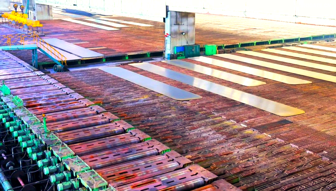 260余种宽厚板产品成功替代进口或按国外标准生产，多个品种填补国内空白并独家供货，更有40余种远销海外。舞钢公司不仅主导制定了临氢设备用铬钼合金钢板等十余项国家标准，还荣获国家科学技术进步奖一等奖2项、二等奖1项，省部级科技进步奖更是数不胜数。自创立以来，河钢集团舞钢公司便深耕宽厚板研发制造，打造出响亮的民族品牌，稳坐世界宽厚板领域的头把交椅。 260余种宽厚板产品成功替代进口或按国外标准生产，多个品种填补国内空白并独家供货，更有40余种远销海外。舞钢公司不仅主导制定了临氢设备用铬钼合金钢板等十余项国家标准，还荣获国家科学技术进步奖一等奖2项、二等奖1项，省部级科技进步奖更是数不胜数。自创立以来，河钢集团舞钢公司便深耕宽厚板研发制造，打造出响亮的民族品牌，稳坐世界宽厚板领域的头把交椅。 fdb85620c4ebcb4769ad69d0a0a3e58f.png图为舞钢生产现场一角。  品牌价值涵盖了企业的多方面竞争力，包括产品实力、文化底蕴、资源调配能力、技术标准以及质量管理等。河钢集团舞钢公司深知这一点，其党委书记、董事长于勇强调，要紧密贴近市场脉搏，不断强化科技创新，以更好地维护和提升舞钢的品牌价值，推动企业更上一层楼。  近日，《中国冶金报》的记者们走进舞钢，深入探访了该企业品牌塑造的背后故事。舞钢以科技为核心，提供高端定制服务，不仅紧跟行业动态和客户需求，还专注于客户应用材料的替代研发，通过创新赢得先机。舞钢人以攻坚克难的精神，突破关键技术难题，将关键核心技术牢牢掌握在自己手中，成功实现了从生产型企业到“制造+服务型企业”的转型。  舞钢党委书记、董事长吝章国明确指出，舞钢应定位高端市场，致力于开发独特且优质的高端产品，同时紧贴市场和客户需求，提供量身定制的服务。这一策略不仅塑造了产品品牌，更提升了品牌价值。舞钢国内首发的SA737系列容器钢板，以其大厚度、高技术难度，充分展现了企业在科技创新和高端定制方面的实力。 2024年10月，舞钢在深入调研某重点客户后，立志于替代进口，着手研发大厚度、高技术难度的碳锰钒SA737系列容器钢板。为此，公司组建了由技术、营销人员等组成的高端高效益产品攻关团队，根据客户需求定制了专属供货方案，赢得了客户的信赖。  在生产过程中，舞钢面临钢板厚度大、技术要求严苛等多重挑战。但凭借强大的技术实力和创新能力，舞钢团队不仅成功实施了覆盖关键工序的梯度试验，还根据试验数据进行了长达10余天的深入分析验证，最终确定了与生产现场高度契合的最佳工艺方案。这一方案确保了SA737系列容器钢板在拉伸性能、冲击性能以及模拟焊后性能等方面均达到国内领先水平，有力地提升了舞钢的品牌价值。  图为舞钢第二钢轧厂的生产现场。 2024年12月20日，舞钢科技部收到了来自某高端客户的积极反馈：“舞钢生产的碳锰钒SA737系列容器钢板焊接性能非常稳定，简直太好用了！连我们的工人都为你们点赞！”这标志着舞钢首次成功批量生产出大厚度、高技术难度的碳锰钒SA737系列容器钢板，实现了国内首发，为舞钢打造新的差异化优势、引领宽厚板行业的高质量发展注入了强大动力。同时，用户对高端材料经济性的追求也成为舞钢研发工作的重要考量因素。截至2024年底，舞钢高锰钢已在国内首台套高锰钢船“GasChem Phoenix”上实现了安全运行2万海里的壮举。这不仅标志着舞钢高锰钢在国内率先实现了实船应用，更意味着新一代低成本、高性能的超低温国产高锰钢从基础研究走向了工程应用，为高锰钢的推广和应用树立了新的里程碑。  图为舞钢第二钢轧厂。LNG（液化天然气）新型低温高锰钢凭借其出色的低温韧性、高延展性以及高强度，相较于传统LNG船罐材料所采用的Ni系低温钢，展现出了显著的经济效益。高锰钢的应用对LNG船舶制造企业而言，不仅有助于降低生产成本，更能提升其市场竞争力。为了实现科研成果与客户需求的高效转化，舞钢积极展开了全方位、多轮次的科技创新活动。 2024年12月18日，舞钢的生产线上，一批高端压力容器钢板在经过数小时精心热处理后，顺利完成了切割与取样，随后进入性能检验的关键环节。科技部的科研人员全程紧密监控，确保每一个环节都达到高标准。这批钢板是为客户量身定制的，面临极高的技术挑战，因为它们属于超铸坯压缩比的极限规格。客户要求在模拟长时间焊接后，对钢板厚度一半处进行零下30摄氏度的冲击韧性测试。同时，由于钢板压缩比小、厚度大，采用常规工艺难以确保各项性能指标。  面对这些挑战，舞钢的高端高效益产品攻关团队从坯料生产、轧制到热处理各环节入手，经过不懈努力，终于找到了与性能指标相匹配的最佳工艺参数，从而优化了整体生产工艺。最终，该钢板的各项性能参数不仅远超客户预期，更达到了世界领先水平。  舞钢第二钢轧厂，一个致力于高端压力容器钢板研发与生产的重要基地。在这里，科技与创新是永恒的主题。吝章国，作为舞钢的科技领军人物，深知科技成果转化的重要性。他强调，只有将研发出的产品真正转化为实际生产力，才能实现其真正的价值。因此，舞钢始终将科技成果转化作为工作的重中之重，不断推动技术创新与产业升级的深度融合。 2024年，舞钢继续坚定地走特钢路线，并成功研发了18个新产品。此外，舞钢还积极与20余家高端客户进行互访，并成功开发了104个直供用户，首单订货量累计高达9.5万余吨。这些成绩的取得，得益于舞钢在市场把控方面的机制创新。在制造业转型升级的大背景下，中厚板领域已成为钢铁行业增长最快的领域和效益源泉，这也导致国内中厚板市场的供需状况发生了深刻变化。面对这一新形势，舞钢积极应对，通过机制创新来提升市场把控力，以实现更好的生存和发展。  舞钢通过创新机制体制，进一步强化了销售端资源倾斜，推动企业从单一生产向“制造+服务”模式转型。他们深化市场、客户和服务意识，不断提高执行、适应和变革能力，专注于市场和客户需求。经过一系列举措，舞钢对市场的把控能力得到了显著提升。  在2024年9月6日的舞钢高端水电钢攻关团队周例会上，该团队负责人张晓克强调，拥有钢需求的头部客户是市场开发的关键。他要求团队成员主动走访、对接和服务这些客户。该团队的积极攻关，使得舞钢水电钢合同承接量在2024年再创新高。  舞钢始终以客户需求为中心，通过多端对接和全面保障策略，不断优化产线建设。他们实施了领导班子成员的“产线包保”制度，从多个维度对两条产线进行数据画像，包括吨钢边际贡献、低边际合同占比等。这些措施促进了产线和营销人员更加关注产线关键指标和创效能力，推动了企业管理重点从产量向产线的转变。 53岁的高级技师任亚强，在面临轧制生产难度极大、近乎颠覆其认知的8120钢板时，他坚定地选择了挑战。他不仅将轧辊压下量精细调整，更把各道次的间隙时间缩短到极致，最终成功生产出满足客户要求的产品。这一成功，不仅彰显了舞钢在技术上的实力，更体现了他们对于市场和客户需求的深刻洞察。  在舞钢的攻关团队中，“技术咖”们成为销售的坚强后盾。他们无条件支持销售，对销售人员提出的问题积极响应，确保当日事当日毕。正是这种高效协作的精神，使得舞钢在2024年成功中标国内多个知名建设项目。  在全员端，舞钢更是全力以赴保市场，紧跟市场和客户变化，提高反应速度。他们突出柔性生产组织和灵活的订单机制，实现生产组织与销售的高度协同。同时，坚持加强质量、成本和交货期管理，珍惜品牌信誉，成为舞钢广大干部职工的工作准则。  一次江苏客户的746吨高端容器钢板供货合同，虽然交货期只有短短20天，但舞钢各部门、各单位加强协同，全方位提升保供能力。最终，在客户要求的交货期内，舞钢高质量、高标准完成了整单合同产品交付，赢得了客户的赞誉。这一成功案例，更是舞钢对市场把控能力和执行能力的有力证明。 针对市场和客户对钢板质量的高标准要求，舞钢的技术团队进行了深入细致的技术评审和质量预判。他们精心制定了科学合理的工艺方案，旨在从合同的技术交流、生效下发阶段就开始精准识别生产难度，并提前进行干预，以确保产品设计开发的精准度，从而保障产品质量。具体而言，舞钢采取了以下措施：首先是加强过程管控，提高一次性合格率和合同兑现率；其次是技术指导全程参与，技术人员坚持“一次做对”的原则，对每个产品都进行严格管理，以杜绝因标准化作业执行不力导致的质量波动；最后是不断追求工艺改进的完美性。  此外，舞钢还通过健全激励机制来激发销售人员的积极性。他们根据KPI完成情况对销售人员进行评价，并根据销售业绩给予报酬，同时实施末位淘汰制度。此外，还设立了销售网点赛马奖励机制、高售价高效益合同奖励机制以及高端高效益产品技术攻关团队创效奖励机制。  目前，舞钢已针对高端细分市场、个性化小众市场和新产业新业态市场需求进行了布局。他们设立了15个营销网点和32个高端高效产品攻关团队，形成了全线联动的销售反应机制。2024年，舞钢高端高效益产品的销量同比提升了17%，高端热处理产品的入库量也同比增加7%。同时，头部客户的销量占比提升了5%，高端产品的年销量更是增长了18.9%。  舞钢展厅一角，高端产品尽收眼底。 2025年，舞钢将紧密围绕河钢集团的战略规划，持续专注于特钢精品的研发与销售，进一步强化“贴近市场、贴近客户”的经营理念，积极推进技术营销策略的实施，深耕下游关键行业市场，从而不断巩固和扩大舞钢在宽厚板领域的领先优势，持续提高舞钢品牌的整体价值。图为舞钢生产现场一角。  品牌价值涵盖了企业的多方面竞争力，包括产品实力、文化底蕴、资源调配能力、技术标准以及质量管理等。河钢集团舞钢公司深知这一点，其党委书记、董事长于勇强调，要紧密贴近市场脉搏，不断强化科技创新，以更好地维护和提升舞钢的品牌价值，推动企业更上一层楼。  近日，《中国冶金报》的记者们走进舞钢，深入探访了该企业品牌塑造的背后故事。舞钢以科技为核心，提供高端定制服务，不仅紧跟行业动态和客户需求，还专注于客户应用材料的替代研发，通过创新赢得先机。舞钢人以攻坚克难的精神，突破关键技术难题，将关键核心技术牢牢掌握在自己手中，成功实现了从生产型企业到“制造+服务型企业”的转型。  舞钢党委书记、董事长吝章国明确指出，舞钢应定位高端市场，致力于开发独特且优质的高端产品，同时紧贴市场和客户需求，提供量身定制的服务。这一策略不仅塑造了产品品牌，更提升了品牌价值。舞钢国内首发的SA737系列容器钢板，以其大厚度、高技术难度，充分展现了企业在科技创新和高端定制方面的实力。 2024年10月，舞钢在深入调研某重点客户后，立志于替代进口，着手研发大厚度、高技术难度的碳锰钒SA737系列容器钢板。为此，公司组建了由技术、营销人员等组成的高端高效益产品攻关团队，根据客户需求定制了专属供货方案，赢得了客户的信赖。  在生产过程中，舞钢面临钢板厚度大、技术要求严苛等多重挑战。但凭借强大的技术实力和创新能力，舞钢团队不仅成功实施了覆盖关键工序的梯度试验，还根据试验数据进行了长达10余天的深入分析验证，最终确定了与生产现场高度契合的最佳工艺方案。这一方案确保了SA737系列容器钢板在拉伸性能、冲击性能以及模拟焊后性能等方面均达到国内领先水平，有力地提升了舞钢的品牌价值。 5d7280e5f0e670f44544f8cefe0f0d14.png图为舞钢第二钢轧厂的生产现场。 2024年12月20日，舞钢科技部收到了来自某高端客户的积极反馈：“舞钢生产的碳锰钒SA737系列容器钢板焊接性能非常稳定，简直太好用了！连我们的工人都为你们点赞！”这标志着舞钢首次成功批量生产出大厚度、高技术难度的碳锰钒SA737系列容器钢板，实现了国内首发，为舞钢打造新的差异化优势、引领宽厚板行业的高质量发展注入了强大动力。同时，用户对高端材料经济性的追求也成为舞钢研发工作的重要考量因素。截至2024年底，舞钢高锰钢已在国内首台套高锰钢船“GasChem Phoenix”上实现了安全运行2万海里的壮举。这不仅标志着舞钢高锰钢在国内率先实现了实船应用，更意味着新一代低成本、高性能的超低温国产高锰钢从基础研究走向了工程应用，为高锰钢的推广和应用树立了新的里程碑。 46457aad56baacd125c4811c93a87642.png图为舞钢第二钢轧厂。LNG（液化天然气）新型低温高锰钢凭借其出色的低温韧性、高延展性以及高强度，相较于传统LNG船罐材料所采用的Ni系低温钢，展现出了显著的经济效益。高锰钢的应用对LNG船舶制造企业而言，不仅有助于降低生产成本，更能提升其市场竞争力。为了实现科研成果与客户需求的高效转化，舞钢积极展开了全方位、多轮次的科技创新活动。 2024年12月18日，舞钢的生产线上，一批高端压力容器钢板在经过数小时精心热处理后，顺利完成了切割与取样，随后进入性能检验的关键环节。科技部的科研人员全程紧密监控，确保每一个环节都达到高标准。这批钢板是为客户量身定制的，面临极高的技术挑战，因为它们属于超铸坯压缩比的极限规格。客户要求在模拟长时间焊接后，对钢板厚度一半处进行零下30摄氏度的冲击韧性测试。同时，由于钢板压缩比小、厚度大，采用常规工艺难以确保各项性能指标。  面对这些挑战，舞钢的高端高效益产品攻关团队从坯料生产、轧制到热处理各环节入手，经过不懈努力，终于找到了与性能指标相匹配的最佳工艺参数，从而优化了整体生产工艺。最终，该钢板的各项性能参数不仅远超客户预期，更达到了世界领先水平。 03022d4b7265c93067bd0bb81ea61e91.png舞钢第二钢轧厂，一个致力于高端压力容器钢板研发与生产的重要基地。在这里，科技与创新是永恒的主题。吝章国，作为舞钢的科技领军人物，深知科技成果转化的重要性。他强调，只有将研发出的产品真正转化为实际生产力，才能实现其真正的价值。因此，舞钢始终将科技成果转化作为工作的重中之重，不断推动技术创新与产业升级的深度融合。 2024年，舞钢继续坚定地走特钢路线，并成功研发了18个新产品。此外，舞钢还积极与20余家高端客户进行互访，并成功开发了104个直供用户，首单订货量累计高达9.5万余吨。这些成绩的取得，得益于舞钢在市场把控方面的机制创新。在制造业转型升级的大背景下，中厚板领域已成为钢铁行业增长最快的领域和效益源泉，这也导致国内中厚板市场的供需状况发生了深刻变化。面对这一新形势，舞钢积极应对，通过机制创新来提升市场把控力，以实现更好的生存和发展。 0a698836478e07383d7a298285345cad.png舞钢通过创新机制体制，进一步强化了销售端资源倾斜，推动企业从单一生产向“制造+服务”模式转型。他们深化市场、客户和服务意识，不断提高执行、适应和变革能力，专注于市场和客户需求。经过一系列举措，舞钢对市场的把控能力得到了显著提升。  在2024年9月6日的舞钢高端水电钢攻关团队周例会上，该团队负责人张晓克强调，拥有钢需求的头部客户是市场开发的关键。他要求团队成员主动走访、对接和服务这些客户。该团队的积极攻关，使得舞钢水电钢合同承接量在2024年再创新高。  舞钢始终以客户需求为中心，通过多端对接和全面保障策略，不断优化产线建设。他们实施了领导班子成员的“产线包保”制度，从多个维度对两条产线进行数据画像，包括吨钢边际贡献、低边际合同占比等。这些措施促进了产线和营销人员更加关注产线关键指标和创效能力，推动了企业管理重点从产量向产线的转变。 53岁的高级技师任亚强，在面临轧制生产难度极大、近乎颠覆其认知的8120钢板时，他坚定地选择了挑战。他不仅将轧辊压下量精细调整，更把各道次的间隙时间缩短到极致，最终成功生产出满足客户要求的产品。这一成功，不仅彰显了舞钢在技术上的实力，更体现了他们对于市场和客户需求的深刻洞察。  在舞钢的攻关团队中，“技术咖”们成为销售的坚强后盾。他们无条件支持销售，对销售人员提出的问题积极响应，确保当日事当日毕。正是这种高效协作的精神，使得舞钢在2024年成功中标国内多个知名建设项目。  在全员端，舞钢更是全力以赴保市场，紧跟市场和客户变化，提高反应速度。他们突出柔性生产组织和灵活的订单机制，实现生产组织与销售的高度协同。同时，坚持加强质量、成本和交货期管理，珍惜品牌信誉，成为舞钢广大干部职工的工作准则。  一次江苏客户的746吨高端容器钢板供货合同，虽然交货期只有短短20天，但舞钢各部门、各单位加强协同，全方位提升保供能力。最终，在客户要求的交货期内，舞钢高质量、高标准完成了整单合同产品交付，赢得了客户的赞誉。这一成功案例，更是舞钢对市场把控能力和执行能力的有力证明。 针对市场和客户对钢板质量的高标准要求，舞钢的技术团队进行了深入细致的技术评审和质量预判。他们精心制定了科学合理的工艺方案，旨在从合同的技术交流、生效下发阶段就开始精准识别生产难度，并提前进行干预，以确保产品设计开发的精准度，从而保障产品质量。具体而言，舞钢采取了以下措施：首先是加强过程管控，提高一次性合格率和合同兑现率；其次是技术指导全程参与，技术人员坚持“一次做对”的原则，对每个产品都进行严格管理，以杜绝因标准化作业执行不力导致的质量波动；最后是不断追求工艺改进的完美性。  此外，舞钢还通过健全激励机制来激发销售人员的积极性。他们根据KPI完成情况对销售人员进行评价，并根据销售业绩给予报酬，同时实施末位淘汰制度。此外，还设立了销售网点赛马奖励机制、高售价高效益合同奖励机制以及高端高效益产品技术攻关团队创效奖励机制。  目前，舞钢已针对高端细分市场、个性化小众市场和新产业新业态市场需求进行了布局。他们设立了15个营销网点和32个高端高效产品攻关团队，形成了全线联动的销售反应机制。2024年，舞钢高端高效益产品的销量同比提升了17%，高端热处理产品的入库量也同比增加7%。同时，头部客户的销量占比提升了5%，高端产品的年销量更是增长了18.9%。 14f58a2a32dec17139ea4d08778c063f.png舞钢展厅一角，高端产品尽收眼底。 2025年，舞钢将紧密围绕河钢集团的战略规划，持续专注于特钢精品的研发与销售，进一步强化“贴近市场、贴近客户”的经营理念，积极推进技术营销策略的实施，深耕下游关键行业市场，从而不断巩固和扩大舞钢在宽厚板领域的领先优势，持续提高舞钢品牌的整体价值。