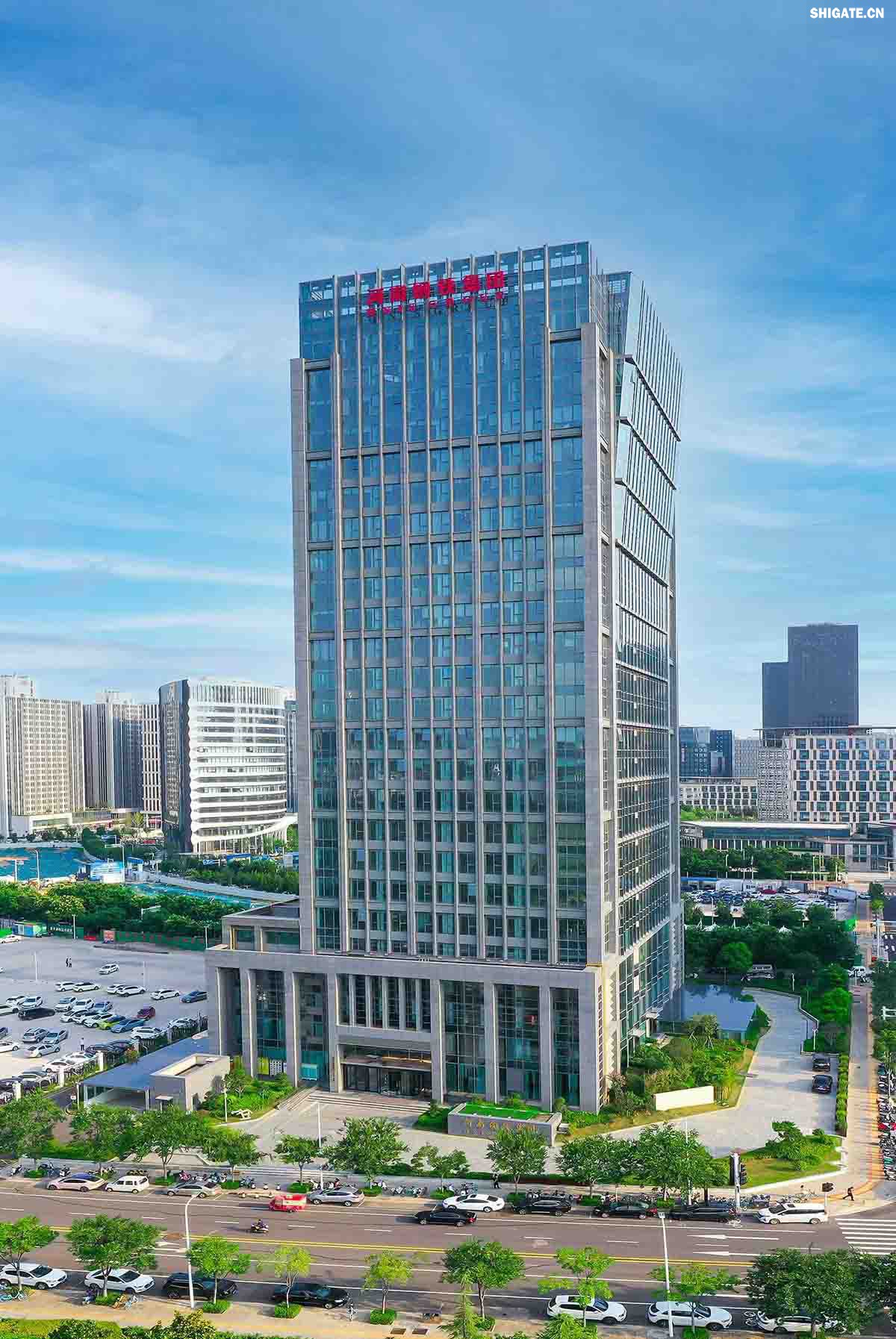 111.jpg 河南钢铁集团郑州总部    河南钢铁集团有限公司（以下简称河南钢铁集团）2023年3月1日注册成立，注册资本为人民币200亿元，旗下有安钢股份公司、周口钢铁公司（周钢）、洛阳铜加工集团、舞阳矿业公司等子企业。薄学斌同志任董事长。河南钢铁集团是省委、省政府为推动全省钢铁产业转型提质、结构调整和布局优化，而作出的重大决策。河南钢铁集团的核心企业安钢始建于1958年，是新中国第一批重点建设的钢铁企业，为河南经济社会发展作出了不可磨灭的历史性贡献。2023年12月，洛阳铜加工集团有限责任公司加入集团大家庭，开启了全省钢铁、有色产业融合发展新征程；2024年7月，集团进入省管重要骨干企业序列，肩负起带动全省钢铁产业转型提质、结构调整、布局优化和推进全省钢铝铜镁融合发展的重要使命。  新的历史时期，河南钢铁集团深入学习贯彻习近平总书记关于建设现代化产业体系的重要论述，主动扛起引领带动全省钢铁产业和有色产业高质量发展的责任担当，明确了今后一个时期“1356”发展格局，构画了未来发展的大方向、大路子。按照“稳住基本盘、迈向中高端、抢占新赛道”的发展路径和“一年打基础、三年上台阶、五年创一流”阶段目标，坚持高端化、智能化、绿色化，向特钢转型，向先进合金材料转型，着力打造效益一流、产品一流、技术一流、品牌一流、环境一流、管理一流，营业收入、资产规模均达千亿级，具有国际影响力、国内一流竞争力、区域最强带动力的现代化冶金产业集团。