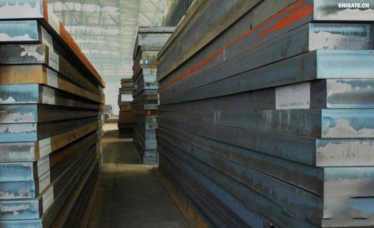 河钢舞钢积极发挥技术优势,打造更多“单打冠军”产品。成立高难要求SA516Gr70小微攻关团队,采用专用成分设计、一体化特殊工艺,攻克相关技术难题,不断提高产品质量,研发出更高技术含量的高附加值产品,满足客户的个性化需求。在今年5月,河钢舞钢为客户研发出厚度203mm、技术含量在当时均创同类钢板之更的高性能SA516Gr70,助力我国重点PTA(精对苯二甲酸)项目建设。短短三个月,便再次实现突破,成功生产304mm厚SA516Gr70钢板,实现高难要求容器用钢SA516Gr70从8mm到304mm厚度规格的全覆盖。钢板具备优良冲击温度性能,可广泛应用于常温到零下52摄氏度的环境,耐高温模焊时间可达26小时。产品不仅在重点工程项目得到应用,还远销海外,获得市场高度认可。 河钢舞钢积极发挥技术优势,打造更多“单打冠军”产品。成立高难要求SA516Gr70小微攻关团队,采用专用成分设计、一体化特殊工艺,攻克相关技术难题,不断提高产品质量,研发出更高技术含量的高附加值产品,满足客户的个性化需求。在今年5月,河钢舞钢为客户研发出厚度203mm、技术含量在当时均创同类钢板之更的高性能SA516Gr70,助力我国重点PTA(精对苯二甲酸)项目建设。短短三个月,便再次实现突破,成功生产304mm厚SA516Gr70钢板,实现高难要求容器用钢SA516Gr70从8mm到304mm厚度规格的全覆盖。钢板具备优良冲击温度性能,可广泛应用于常温到零下52摄氏度的环境,耐高温模焊时间可达26小时。产品不仅在重点工程项目得到应用,还远销海外,获得市场高度认可。