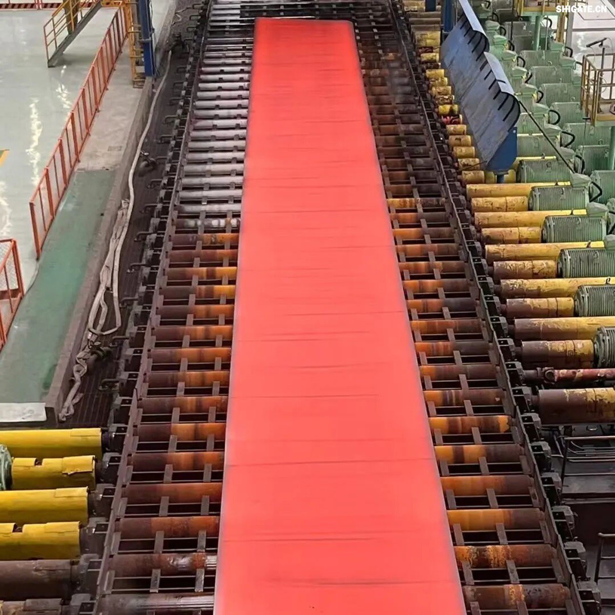 12月2日,周口基地传来喜讯——其宽厚板产线先后完成了14mm、12mm规格钢板的首次轧制,此次试轧的低温压力容器09MnNiDR和工程机械用钢Q355B两种牌号钢板均顺利下线,经严格检测,各项指标均超过标准要求。这一突破标志着该基地双超宽机架产线在6mm至300mm宽厚板的规格拓展征程中迈出了坚实的一步,高端产品的覆盖范围得以进一步扩大。 12月2日,周口基地传来喜讯——其宽厚板产线先后完成了14mm、12mm规格钢板的首次轧制,此次试轧的低温压力容器09MnNiDR和工程机械用钢Q355B两种牌号钢板均顺利下线,经严格检测,各项指标均超过标准要求。这一突破标志着该基地双超宽机架产线在6mm至300mm宽厚板的规格拓展征程中迈出了坚实的一步,高端产品的覆盖范围得以进一步扩大。