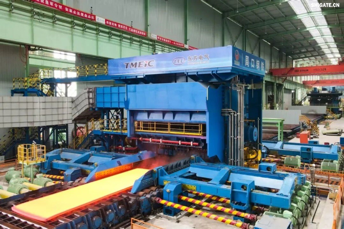 12月2日,周口基地传来喜讯——其宽厚板产线先后完成了14mm、12mm规格钢板的首次轧制,此次试轧的低温压力容器钢板09MnNiDR和工程机械用钢Q355B两种牌号钢板均顺利下线,经严格检测,各项指标均超过标准要求。这一突破标志着该基地双超宽机架产线在6mm至300mm宽厚板的规格拓展征程中迈出了坚实的一步,好产品的覆盖范围得以进一步扩大。 12月2日,周口基地传来喜讯——其宽厚板产线先后完成了14mm、12mm规格钢板的首次轧制,此次试轧的低温压力容器钢板09MnNiDR和工程机械用钢Q355B两种牌号钢板均顺利下线,经严格检测,各项指标均超过标准要求。这一突破标志着该基地双超宽机架产线在6mm至300mm宽厚板的规格拓展征程中迈出了坚实的一步,好产品的覆盖范围得以进一步扩大。